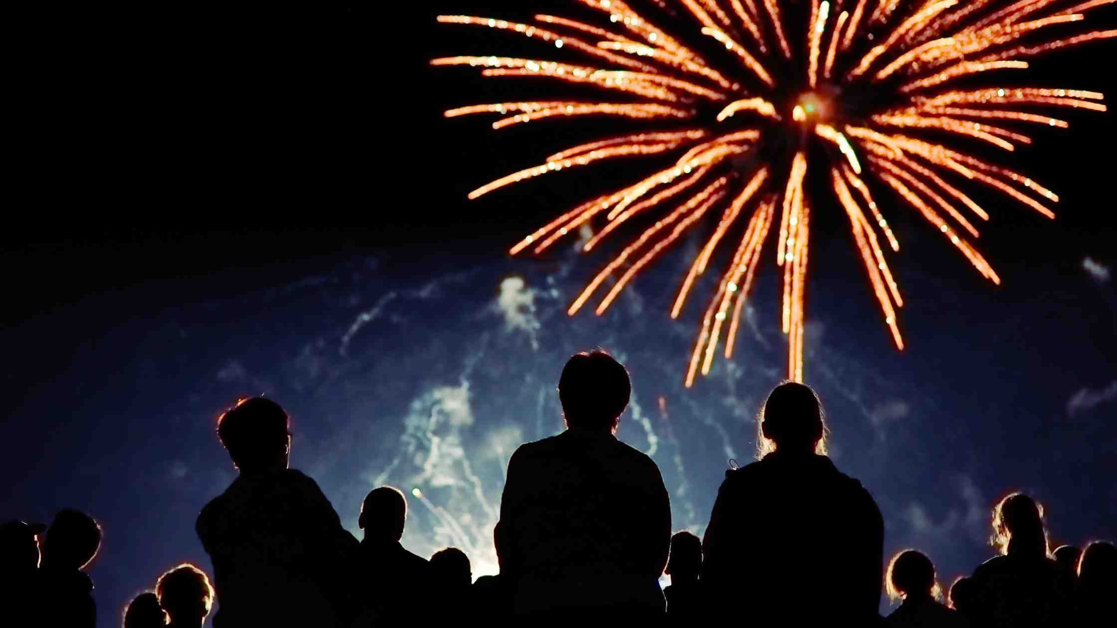 Guatemala es un país con una rica herencia cultural y tradiciones profundas que se reflejan en sus celebraciones de fin de año. Las costumbres guatemaltecas para despedir el año viejo y recibir el nuevo están llenas de simbolismo, alegría y un toque de misticismo. Desde la famosa "Quema del Diablo" hasta los rituales de buena suerte, aquí te llevamos a conocer cómo las familias guatemaltecas celebran esta época especial.

---

### **1. La Quema del Diablo: Purificación y Nuevos Comienzos**

Una de las tradiciones más icónicas de Guatemala es la "Quema del Diablo", que ocurre el 7 de diciembre, marcando el inicio de las festividades de fin de año. Esta tradición se remonta a la época colonial y simboliza una purificación para alejar las malas energías y dejar atrás lo negativo.

**¿En qué consiste?**  
Las familias guatemaltecas suelen recolectar objetos viejos, especialmente de madera o papel, y crean una pequeña fogata en frente de sus casas. Al caer la noche, encienden la hoguera para "quemar al diablo", simbolizando la eliminación de las malas vibras y abriendo paso a un año lleno de prosperidad.

**El simbolismo detrás de la tradición**  
Para los guatemaltecos, esta es una forma de "limpiar" el hogar y dejar atrás lo que ya no sirve, creando espacio para la renovación. También representa un acto de respeto hacia la Virgen de la Inmaculada Concepción, cuya celebración ocurre el 8 de diciembre. Aunque en algunos lugares se hacen grandes hogueras comunitarias, la quema se mantiene viva en barrios y hogares de todo el país.

![2.jpg](https://s3.us-south.cloud-object-storage.appdomain.cloud/bucket-travelisimo/2_71dde80aa7)

---

### **2. Los Altares y Pesebres Navideños: Preparación Espiritual**

En diciembre, muchas familias guatemaltecas colocan altares y pesebres en sus hogares, representando el nacimiento de Jesús y creando un ambiente de devoción y agradecimiento. Esta tradición se mantiene viva en cada hogar y también en iglesias y plazas.

**La influencia indígena y católica**  
Es común ver en los pesebres guatemaltecos figuras vestidas con trajes típicos de cada región, integrando elementos de la cultura indígena en el nacimiento de Jesús. Además, los pesebres suelen incluir adornos de flores, frutas y velas, simbolizando la conexión entre la naturaleza y lo espiritual.

**Celebraciones con el Niño Jesús**  
En Nochebuena, las familias rezan y realizan ceremonias en honor al Niño Jesús antes de la medianoche. A medianoche, se realiza el "nacimiento" con fuegos artificiales y cohetillos, seguido de un gran banquete familiar. Esta celebración continúa hasta Año Nuevo, cuando el altar se mantiene encendido, iluminando la casa como símbolo de buena suerte.

![3.jpg](https://s3.us-south.cloud-object-storage.appdomain.cloud/bucket-travelisimo/3_5d5d994515)

---

### **3. Rituales de Buena Suerte para el Año Nuevo**

El Año Nuevo es el momento ideal para hacer rituales que atraigan buena fortuna, amor, salud y prosperidad. Estas prácticas son comunes en muchos países, pero en Guatemala toman un toque especial, combinando tradiciones indígenas y católicas.

**Barrido de Año Nuevo**  
Antes de la medianoche del 31 de diciembre, muchas familias realizan una limpieza general de sus hogares para barrer todo lo negativo. El "barrido" incluye limpiar el patio y la entrada, echando fuera todo aquello que no quieren llevar al nuevo año. Este acto simboliza la eliminación de problemas y energías negativas.

**Lentejas y monedas**  
Para asegurar la abundancia en el año entrante, es costumbre lanzar un puñado de lentejas o monedas a la entrada de la casa, deseando prosperidad económica. Algunas personas guardan monedas en sus bolsillos y las sacan a medianoche, simbolizando que el dinero nunca faltará en el nuevo año.

**El uso de uvas para pedir deseos**  
Una tradición popular es comer 12 uvas a medianoche, una por cada campanada que marca el inicio del Año Nuevo. Cada uva representa un deseo para cada mes del año, y cada persona piensa en sus anhelos mientras las consume rápidamente. Este ritual es muy simbólico y permite a los guatemaltecos empezar el año con esperanza y optimismo.

![4.jpg](https://s3.us-south.cloud-object-storage.appdomain.cloud/bucket-travelisimo/4_cff111d6d1)

---

### **4. Los Fuegos Artificiales y la Fiesta de Medianoche**

Los fuegos artificiales son parte fundamental de las celebraciones de fin de año en Guatemala. Cuando el reloj marca las 12:00, el cielo se ilumina con un espectáculo de luces y sonido que dura varios minutos, un evento que simboliza el renacimiento y la celebración de la vida.

**Cohetillos y toritos**  
Los "cohetillos" y "toritos" son los fuegos artificiales tradicionales en Guatemala, y muchas familias los compran con semanas de anticipación. Es común ver en las calles de la ciudad y en los pueblos fuegos artificiales de diferentes tipos, colores y formas, lo que crea un espectáculo vibrante en cada barrio.

**La fiesta y el brindis familiar**  
Después del espectáculo de fuegos artificiales, las familias guatemaltecas se reúnen para brindar y celebrar juntos. Se comparten abrazos y buenos deseos, y luego se sirve una cena con platillos típicos como tamales, ponche de frutas y buñuelos. El ambiente es de unión, celebración y esperanza para el nuevo año.

![5.jpg](https://s3.us-south.cloud-object-storage.appdomain.cloud/bucket-travelisimo/5_4baecafde5)

---

### **5. Bailes y Música: Dando la Bienvenida al Nuevo Año**

Para los guatemaltecos, la música y el baile son esenciales en cualquier celebración, y el Año Nuevo no es la excepción. Muchas familias organizan fiestas en sus hogares o asisten a eventos locales donde la música une a personas de todas las edades.

**Marimba y cumbia: el alma de la fiesta**  
La marimba es el instrumento nacional de Guatemala, y durante el Año Nuevo, suena en fiestas y celebraciones, mezclándose con géneros como la cumbia y salsa. Este ambiente festivo llena las calles y hogares de alegría y es una de las formas en que los guatemaltecos expresan su entusiasmo por el inicio de un nuevo ciclo.

![6.jpg](https://s3.us-south.cloud-object-storage.appdomain.cloud/bucket-travelisimo/6_2d9c38a0ec)

---

### **Conclusión**  
Las tradiciones de fin de año en Guatemala son una mezcla única de simbolismo, espiritualidad y alegría. Desde la Quema del Diablo hasta los rituales de buena suerte, cada costumbre está cargada de significado y permite a los guatemaltecos recibir el nuevo año con gratitud y optimismo. La celebración del fin de año no solo marca el cierre de un ciclo, sino que también es una oportunidad para reflexionar, renovar energías y prepararse para los desafíos y oportunidades del año que comienza.

---