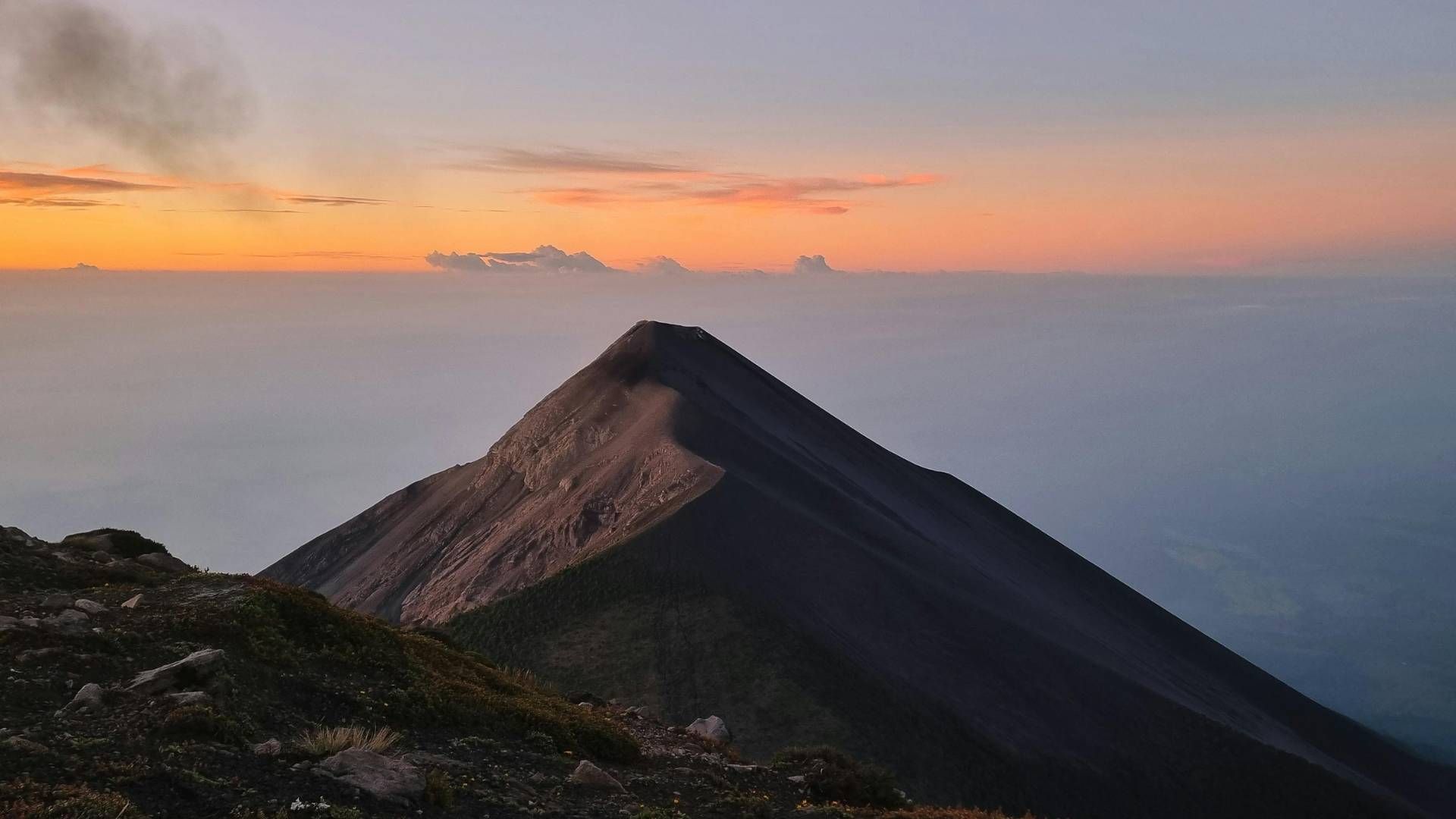 Guatemala es mucho más que un destino de paisajes impresionantes y cultura ancestral. Es un país lleno de rincones poco conocidos que sorprenden incluso a los viajeros más experimentados. En este blog, te llevamos por un recorrido diferente, explorando esos secretos que convierten a Guatemala en un destino único.

![3.jpg](https://s3.us-south.cloud-object-storage.appdomain.cloud/bucket-travelisimo/3_ed226c6ca9)

---

#### 1. **El Mirador: La Ciudad Maya Olvidada**  
¿Sabías que en la profundidad de la selva del Petén se encuentra una ciudad maya más grande que Tikal? El Mirador es un sitio arqueológico que guarda las ruinas de La Danta, una de las pirámides más grandes del mundo por volumen. Llegar allí requiere una caminata épica de varios días o un vuelo en helicóptero, pero la recompensa es una experiencia arqueológica que pocos han vivido.

---

#### 2. **Cuevas de Candelaria: Un Mundo Subterráneo**  
Este sistema de cuevas en Alta Verapaz no solo es impresionante por su extensión, sino por su importancia cultural. Para los mayas, estas cuevas representaban la entrada al inframundo. Hoy puedes explorar sus túneles a pie o en balsa, descubriendo paisajes que parecen sacados de otro planeta.

---

#### 3. **Trekking en Nebaj: Las Montañas Ixiles**  
Los amantes de la aventura encuentran en Nebaj, Quiché, un paraíso para el senderismo. Recorrer las montañas de la región ixil te lleva a conocer comunidades que aún preservan su idioma y tradiciones ancestrales. Las vistas panorámicas de los valles son un secreto que pocos viajeros han podido capturar en fotografías.

---

#### 4. **Los Cráteres de Ipala y Chicabal**  
Los volcanes de Guatemala son famosos, pero pocos saben que en sus cráteres se esconden lagunas que parecen salidas de un cuento. La laguna de Ipala es perfecta para un día de picnic y caminatas ligeras, mientras que la laguna de Chicabal, rodeada de niebla y bosques nubosos, es un sitio sagrado para ceremonias mayas.

![5.jpg](https://s3.us-south.cloud-object-storage.appdomain.cloud/bucket-travelisimo/5_038f6e8cf9)

---

#### 5. **Livingston: Donde el Caribe Encuentra a los Garífunas**  
A diferencia de cualquier otro lugar en Guatemala, Livingston es una mezcla vibrante de cultura garífuna, música punta, y un estilo de vida caribeño. Aquí puedes probar el tapado, un guiso de mariscos con leche de coco, mientras disfrutas del ritmo relajado del Caribe.

---

#### 6. **Semuc Champey por la Noche: Una Experiencia Inolvidable**  
Mientras que las pozas de Semuc Champey son un clásico durante el día, pocos se atreven a visitarlas al anochecer. Con la luz de la luna reflejada en sus aguas, el silencio absoluto de la selva y las estrellas como único techo, vivirás una conexión mágica con la naturaleza.

---

#### 7. **La Isla de Flores: Un Pueblo Flotante de Encanto**  
Más allá de ser el punto de partida para explorar Tikal, Flores es una joya en sí misma. Sus calles empedradas, casitas de colores y vistas al lago Petén Itzá la convierten en el lugar ideal para pasear al atardecer y disfrutar de la gastronomía local.

![4.jpg](https://s3.us-south.cloud-object-storage.appdomain.cloud/bucket-travelisimo/4_f1cf175cfc)

---

#### 8. **Playa Blanca: La Perla Escondida del Caribe Guatemalteco**  
Si buscas un paraíso de arena blanca y aguas cristalinas, Playa Blanca en Izabal es el lugar. A diferencia de las playas turísticas, aquí sentirás que el tiempo se detiene, lejos de las multitudes y con el sonido del mar como única compañía.

---

#### 9. **Aguas Termales de Finca El Paraíso: Relajación Natural**  
Ubicadas en Izabal, estas aguas termales son un fenómeno natural donde una cascada de agua caliente cae sobre un río frío. Relajarse bajo esta cascada rodeado de naturaleza es uno de los secretos mejor guardados para desconectar del estrés.

---

#### 10. **Festival de Barriletes Gigantes en Sumpango y Santiago Sacatepéquez**  
Si tienes la suerte de visitar Guatemala el 1 de noviembre, no te puedes perder esta celebración única en el mundo. Los barriletes gigantes, hechos de forma artesanal, se elevan en el cielo como un homenaje a los seres queridos fallecidos, en una mezcla de arte, tradición y espiritualidad.

![2.jpg](https://s3.us-south.cloud-object-storage.appdomain.cloud/bucket-travelisimo/2_3250ec0e13)

---

### **Descubre Guatemala a Través de Sus Misterios**  
Cada rincón de Guatemala tiene una historia que contar, una experiencia única que te espera. Más allá de los destinos populares, los secretos mejor guardados del país ofrecen una conexión más profunda con su esencia. ¿Te atreves a explorar lo desconocido?  

Reserva tu próxima aventura y deja que Guatemala te sorprenda en cada paso.