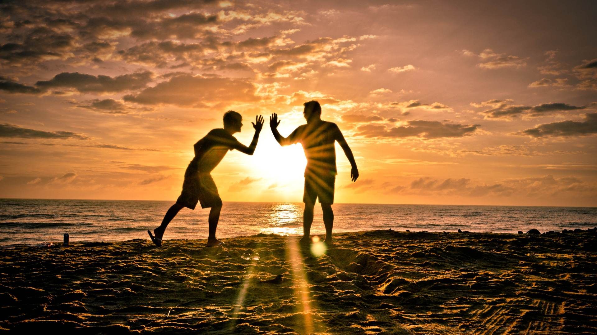 El verano 2025 está a la vuelta de la esquina, y Guatemala se posiciona como uno de los destinos más atractivos para disfrutar del sol, la arena y el mar. Con su combinación de **playas exóticas, eventos vibrantes y actividades para todos los gustos**, este año promete ser una temporada llena de aventura y relajación.  

Si estás buscando un destino donde puedas disfrutar de la mejor música en vivo, practicar deportes acuáticos, degustar la gastronomía local o simplemente descansar en la orilla del mar, aquí te contamos cómo aprovechar al máximo el **verano en Guatemala**.  

![2.jpg](https://s3.us-south.cloud-object-storage.appdomain.cloud/bucket-travelisimo/2_8b5b67e715)

---

## **Las Playas Más Impresionantes para el Verano 2025**  

### **Monterrico: Naturaleza y Diversión en la Costa del Pacífico**  
Monterrico sigue siendo el destino de playa más popular de Guatemala. Con su **arena volcánica, olas ideales para el surf y un ambiente relajado**, es perfecto para quienes buscan escapar de la rutina y sumergirse en la naturaleza.  

Lo que hace especial a Monterrico no es solo su playa, sino su riqueza ecológica. Sus manglares albergan una increíble biodiversidad y son ideales para recorrer en lancha al amanecer o al atardecer. Durante el verano, este destino ofrece actividades como **la liberación de tortugas marinas, surf y fiestas en la playa**.  

Si buscas una experiencia más exclusiva, Playa Hawaii, a pocos minutos de Monterrico, es un destino menos concurrido pero con un ambiente igual de vibrante, especialmente para quienes buscan tranquilidad combinada con deportes acuáticos.  

![3.jpg](https://s3.us-south.cloud-object-storage.appdomain.cloud/bucket-travelisimo/3_6bd6ad3efe)

---

### **Puerto San José e Iztapa: Aventura y Entretenimiento Nocturno**  
Para quienes prefieren una playa con más opciones de entretenimiento y fácil acceso desde la capital, **Puerto San José** es la opción perfecta. Durante el verano, sus playas se llenan de eventos, desde **conciertos y fiestas en la arena hasta competencias de jet ski y torneos de pesca deportiva**.  

A pocos kilómetros, **Iztapa se ha convertido en el punto de referencia para la pesca deportiva en Guatemala**. Aquí, tanto principiantes como expertos pueden vivir la emoción de capturar pez vela, atún o dorado, con servicios especializados y lanchas equipadas para la mejor experiencia.  

---

### **Livingston y Playa Blanca: Un Refugio en el Caribe Guatemalteco**  
Si buscas una experiencia diferente, Livingston y Playa Blanca en el **Caribe guatemalteco** ofrecen un ambiente totalmente distinto. Las playas de arena blanca, el agua cristalina y la cultura garífuna hacen de este destino un paraíso tropical.  

El verano en Livingston significa **música, gastronomía y tradiciones únicas**. Desde festivales culturales hasta la degustación de mariscos frescos preparados con recetas garífunas, este lugar es ideal para quienes buscan algo más que solo sol y playa.  

Playa Blanca, accesible solo por lancha, es el lugar perfecto para **relajarse y desconectarse del mundo**. Es un destino ideal para familias o parejas que quieren disfrutar de un ambiente tranquilo con una vista inigualable.  

![4.jpg](https://s3.us-south.cloud-object-storage.appdomain.cloud/bucket-travelisimo/4_415b727f78)

---

## **Eventos y Festivales que No te Puedes Perder en el Verano 2025**  

El verano no solo es playa, sino también **música, cultura y deporte**. Este año, Guatemala ofrecerá eventos de primer nivel en distintas playas del país:  

- **Maya Jade ALAS Pro (Playa Hawaii, 14-17 de mayo)**: Uno de los eventos de surf más importantes de la región, atrayendo a atletas de toda América Latina.  
- **Summer Beach Fest (Monterrico)**: Un festival con DJs internacionales, bandas en vivo y fiestas temáticas en la arena.  
- **Sunset Sessions (Puerto San José)**: Un evento de música electrónica con artistas de renombre y un ambiente exclusivo.  
- **Festival Gastronómico Garífuna (Livingston)**: Una oportunidad única para degustar los mejores platillos del Caribe guatemalteco.  
- **Feria del Marisco en Iztapa**: Un evento imperdible para los amantes de la buena comida, con los mejores mariscos frescos del Pacífico.  

![5.jpg](https://s3.us-south.cloud-object-storage.appdomain.cloud/bucket-travelisimo/5_8bdbd356cb)

---

## **Consejos para Aprovechar al Máximo el Verano 2025**  

Para que tu experiencia en el verano guatemalteco sea perfecta, ten en cuenta estas recomendaciones:  

**Reserva con Anticipación**  
Las playas más populares suelen llenarse rápido durante el verano. Si planeas viajar, es recomendable reservar hospedaje y transporte con tiempo.  

**Explora Más Allá de la Playa**  
Guatemala ofrece mucho más que sol y arena. Aprovecha para hacer excursiones a los manglares, recorrer en lancha los ríos de la costa o explorar la gastronomía local.  

**Protégete del Sol y el Calor**  
Las temperaturas en verano pueden ser intensas. Usa protector solar, lleva ropa ligera y mantente hidratado para evitar golpes de calor.  

**Cuida el Medio Ambiente**  
Si visitas playas o reservas naturales, respeta las reglas de conservación. No dejes basura, evita el uso de plásticos y cuida los ecosistemas locales.  

**Descubre la Cultura Local**  
Ya sea en el Caribe o en el Pacífico, cada destino tiene una identidad única. Prueba la comida local, conoce a la gente del lugar y sumérgete en las tradiciones de cada región.  

![6.jpg](https://s3.us-south.cloud-object-storage.appdomain.cloud/bucket-travelisimo/6_e9a094985e)

---

## **Conclusión: Un Verano Inolvidable en Guatemala**  

El verano 2025 en Guatemala ofrece algo para todos. Desde playas vibrantes con fiestas y deportes extremos hasta rincones escondidos donde la tranquilidad y la belleza natural son protagonistas.  

Si estás listo para vivir una experiencia única, empieza a planear tu viaje ahora. **El verano en Guatemala te espera con sol, mar y aventuras inolvidables**.