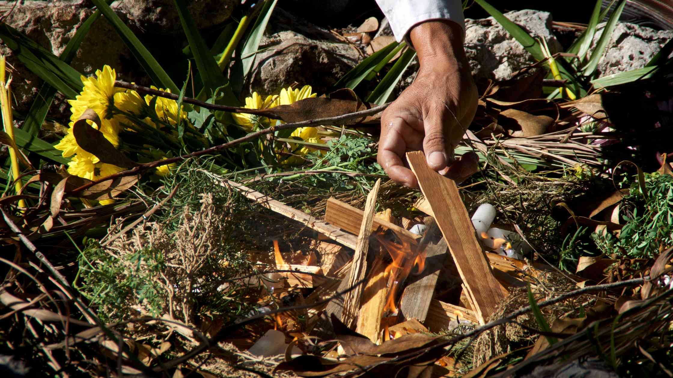 En lo profundo de las tierras guatemaltecas, las ceremonias mayas revelan un mundo místico y poderoso que conecta a las personas con sus ancestros, la naturaleza y el cosmos. Estos rituales, que se realizan en lugares sagrados y sitios arqueológicos, mantienen viva la herencia espiritual del pueblo maya. Desde ceremonias de fuego hasta pedidos de protección y abundancia, cada ritual maya es una experiencia inolvidable que da vida a un legado ancestral. ¡Explora el misticismo de los rituales mayas en Guatemala!

![6.jpg](https://s3.us-south.cloud-object-storage.appdomain.cloud/bucket-travelisimo/6_5e312e8f6e)

--- 

**Ceremonias de Fuego: El Alma de los Rituales**

El fuego es sagrado en la cosmovisión maya, y su presencia en cada ceremonia simboliza purificación y conexión con los dioses. En lugares como Iximché y Lago Atitlán, guías espirituales mayas encienden el fuego y realizan rezos en lengua maya, usando elementos como copal, velas y hierbas. Cada ofrenda se lanza al fuego como un símbolo de agradecimiento o una petición de guía. Este ritual busca limpiar energías y conectar a los participantes con los elementos naturales.

![2.jpg](https://s3.us-south.cloud-object-storage.appdomain.cloud/bucket-travelisimo/2_ab3c22e058)

---

**El Día del Wayeb’: Celebrando el Ciclo de la Vida**

El Wayeb’ es un período especial del calendario maya en el que se hacen rituales de reflexión y renovación. Durante estos días, los mayas creen que los espíritus de sus ancestros están más cerca. Las comunidades realizan limpiezas espirituales, decoran sus hogares y llevan ofrendas a los altares. Es un tiempo sagrado de introspección, donde se pide protección y equilibrio para el año nuevo. Esta tradición sigue viva en diversas comunidades indígenas, conectando generaciones con sus raíces espirituales.

![3.jpg](https://s3.us-south.cloud-object-storage.appdomain.cloud/bucket-travelisimo/3_848d4b5548)

---

**Rituales de la Luna Llena: Energía y Armonía**

La luna tiene un papel importante en la cultura maya, y en cada fase lunar se celebran rituales para aprovechar su energía. Durante la luna llena, se realizan ceremonias para armonizar cuerpo y espíritu, uniendo a los participantes en un círculo de cantos y rezos bajo la luz de la luna. Este ritual conecta a las personas con los ciclos de la naturaleza, ayudándoles a encontrar paz y equilibrio interno.

![4.jpg](https://s3.us-south.cloud-object-storage.appdomain.cloud/bucket-travelisimo/4_e6f72ec418)
---

**Ceremonia de Sanación y Limpieza de Energía**

La conexión con la naturaleza y los elementos es fundamental en los rituales de sanación maya. Utilizando hierbas, inciensos y cantos, los guías espirituales llevan a cabo ceremonias para purificar el cuerpo y el espíritu de energías negativas. Estos rituales suelen realizarse en cuevas y en ríos, lugares que los mayas consideran portales espirituales. Al final de la ceremonia, los participantes sienten una profunda conexión con ellos mismos y con el entorno natural.

![5.jpg](https://s3.us-south.cloud-object-storage.appdomain.cloud/bucket-travelisimo/5_0c148c5b83)

---

**Conclusión**

Los rituales mayas en Guatemala no solo son una ventana a un pasado ancestral, sino una forma de renovar la conexión espiritual con el universo. Vivir estas ceremonias es experimentar la esencia de una cultura que valora la armonía entre el hombre y la naturaleza. Si visitas Guatemala, sumérgete en la magia de estos rituales y descubre un mundo donde la espiritualidad sigue viva en cada rincón del país.