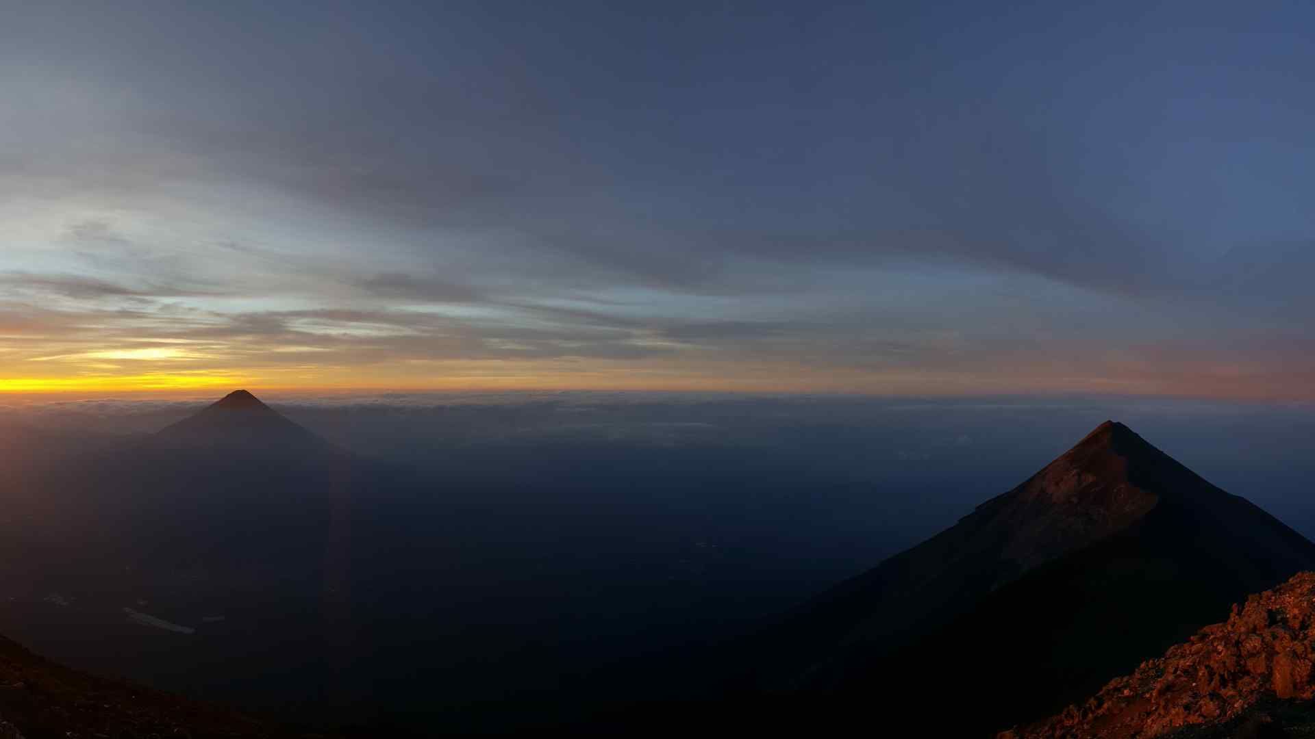 ### **Las Mejores Experiencias Nocturnas en Guatemala: Lugares Mágicos Bajo las Estrellas**

Guatemala, conocida por su cultura vibrante y paisajes impresionantes, tiene mucho que ofrecer cuando el sol se pone. Desde ciudades coloniales iluminadas hasta cielos estrellados en medio de la selva, la vida nocturna en este país no solo se limita a bares y discotecas, sino también a experiencias únicas que combinan naturaleza, cultura y diversión. Aquí te presentamos las mejores actividades nocturnas para vivir Guatemala de una manera diferente.

![2.jpg](https://s3.us-south.cloud-object-storage.appdomain.cloud/bucket-travelisimo/2_9728484a51)

---

### **1. Observación de Estrellas en Uaxactún**
- **Ubicación:** Petén, dentro de la Reserva de la Biosfera Maya.
- **Por qué es especial:** Uaxactún, un sitio arqueológico cercano a Tikal, no solo es famoso por su historia, sino también por su cielo despejado, ideal para la observación astronómica. Este lugar fue clave para la astronomía maya, y aún hoy ofrece una experiencia mágica bajo un cielo lleno de estrellas.
- **Qué hacer:** Únete a un tour nocturno que combine la visita a los templos mayas con historias sobre cómo los antiguos mayas estudiaban las constelaciones.
- **Consejo:** Lleva repelente de insectos y una linterna. Los guías locales suelen proporcionar telescopios para una experiencia completa.

![3.jpg](https://s3.us-south.cloud-object-storage.appdomain.cloud/bucket-travelisimo/3_08df68a860)

---

### **2. Disfruta de los Bares con Vista al Volcán de Agua**
- **Ubicación:** Antigua Guatemala.
- **Por qué es especial:** Antigua cobra vida de noche, con bares y terrazas que ofrecen vistas espectaculares al imponente Volcán de Agua. La atmósfera colonial, combinada con luces cálidas y música en vivo, crea una experiencia inolvidable.
- **Dónde ir:**
  - **Sky Café Antigua:** Ideal para cocteles mientras disfrutas del paisaje.
  - **Toko Baru Rooftop:** Perfecto para cenar mientras ves la ciudad iluminada.
- **Consejo:** Visita entre semana para evitar multitudes y disfruta de una velada tranquila.

![4.jpg](https://s3.us-south.cloud-object-storage.appdomain.cloud/bucket-travelisimo/4_f484e2309f)

---

### **3. Mercados Nocturnos y Street Food en Xela**
- **Ubicación:** Quetzaltenango.
- **Por qué es especial:** Xela, con su clima fresco y su estilo de vida relajado, ofrece mercados nocturnos que son un deleite para los sentidos. Prueba platillos locales, como tamales y atoles, mientras recorres los puestos llenos de artesanías y música en vivo.
- **Qué hacer:** Explora el Parque Central y termina tu noche con una visita al mercado de La Democracia, conocido por su ambiente animado.
- **Consejo:** Lleva efectivo y prueba las garnachas y churros caseros.

![5.jpg](https://s3.us-south.cloud-object-storage.appdomain.cloud/bucket-travelisimo/5_5f9bb76eba)

---

### **4. Tour Nocturno en el Castillo de San Felipe**
- **Ubicación:** Río Dulce, Izabal.
- **Por qué es especial:** Este fuerte colonial, construido para proteger contra piratas, tiene un aire místico por la noche. Algunos tours incluyen narraciones de historias de fantasmas y leyendas locales.
- **Qué hacer:** Camina por sus pasillos iluminados y disfruta de las vistas al Río Dulce bajo la luz de la luna.
- **Consejo:** Reserva con anticipación, ya que los tours nocturnos suelen tener cupo limitado.

![6.jpg](https://s3.us-south.cloud-object-storage.appdomain.cloud/bucket-travelisimo/6_cce5f8d312)

---

### **5. Noches de Jazz en Ciudad de Guatemala**
- **Ubicación:** Zona 4 y Zona 10.
- **Por qué es especial:** La capital tiene una escena musical vibrante, con clubes de jazz que ofrecen noches íntimas para disfrutar de buena música en un ambiente relajado. 
- **Dónde ir:**
  - **La Esquina Jazz Café:** Conocido por su variedad de artistas nacionales e internacionales.
  - **El Paredón:** Un espacio bohemio para disfrutar de jazz en vivo y arte.
- **Consejo:** Consulta la agenda de eventos, ya que algunos días cuentan con sesiones improvisadas de artistas emergentes.

![7.jpg](https://s3.us-south.cloud-object-storage.appdomain.cloud/bucket-travelisimo/7_733a66e549)

---

### **6. Avistamiento de Tortugas en Monterrico**
- **Ubicación:** Monterrico, Escuintla.
- **Por qué es especial:** Las playas de Monterrico son famosas por el avistamiento de tortugas marinas, especialmente durante la temporada de desove. Algunos centros de conservación organizan tours nocturnos para observar cómo las tortugas llegan a la costa.
- **Qué hacer:** Participa en una liberación de tortugas bebés, una experiencia conmovedora bajo el cielo nocturno.
- **Consejo:** Visita entre agosto y noviembre para maximizar tus posibilidades de ver tortugas.

![8.jpg](https://s3.us-south.cloud-object-storage.appdomain.cloud/bucket-travelisimo/8_9e3fc8153f)

---

### **7. Caminata Nocturna en Semuc Champey**
- **Ubicación:** Lanquín, Alta Verapaz.
- **Por qué es especial:** La belleza natural de Semuc Champey no desaparece al caer la noche. Algunas caminatas nocturnas te permiten explorar las pozas y senderos bajo la luz de la luna, con la oportunidad de avistar animales nocturnos.
- **Qué hacer:** Únete a un guía local para una experiencia segura y aprende sobre la biodiversidad del área.
- **Consejo:** Lleva zapatos cómodos, una linterna y prepárate para disfrutar de una noche mágica en la selva.

![9.jpg](https://s3.us-south.cloud-object-storage.appdomain.cloud/bucket-travelisimo/9_442edb4d3a)

---

### **Consejos para Disfrutar de las Experiencias Nocturnas en Guatemala**
1. **Seguridad ante todo:** Contrata tours organizados y evita explorar áreas desconocidas por tu cuenta.
2. **Equipo necesario:** Lleva ropa cómoda, repelente de insectos, linterna y una cámara para capturar los momentos.
3. **Reserva con tiempo:** Algunas actividades nocturnas tienen cupos limitados.

---

Guatemala no solo es un destino de ensueño durante el día, sino también una joya por descubrir bajo las estrellas. Desde aventuras llenas de adrenalina hasta veladas tranquilas y culturales, las noches en Guatemala tienen algo para todos. ¿Qué esperas para disfrutar estas experiencias únicas? ¡La magia comienza cuando se apagan las luces del día!
