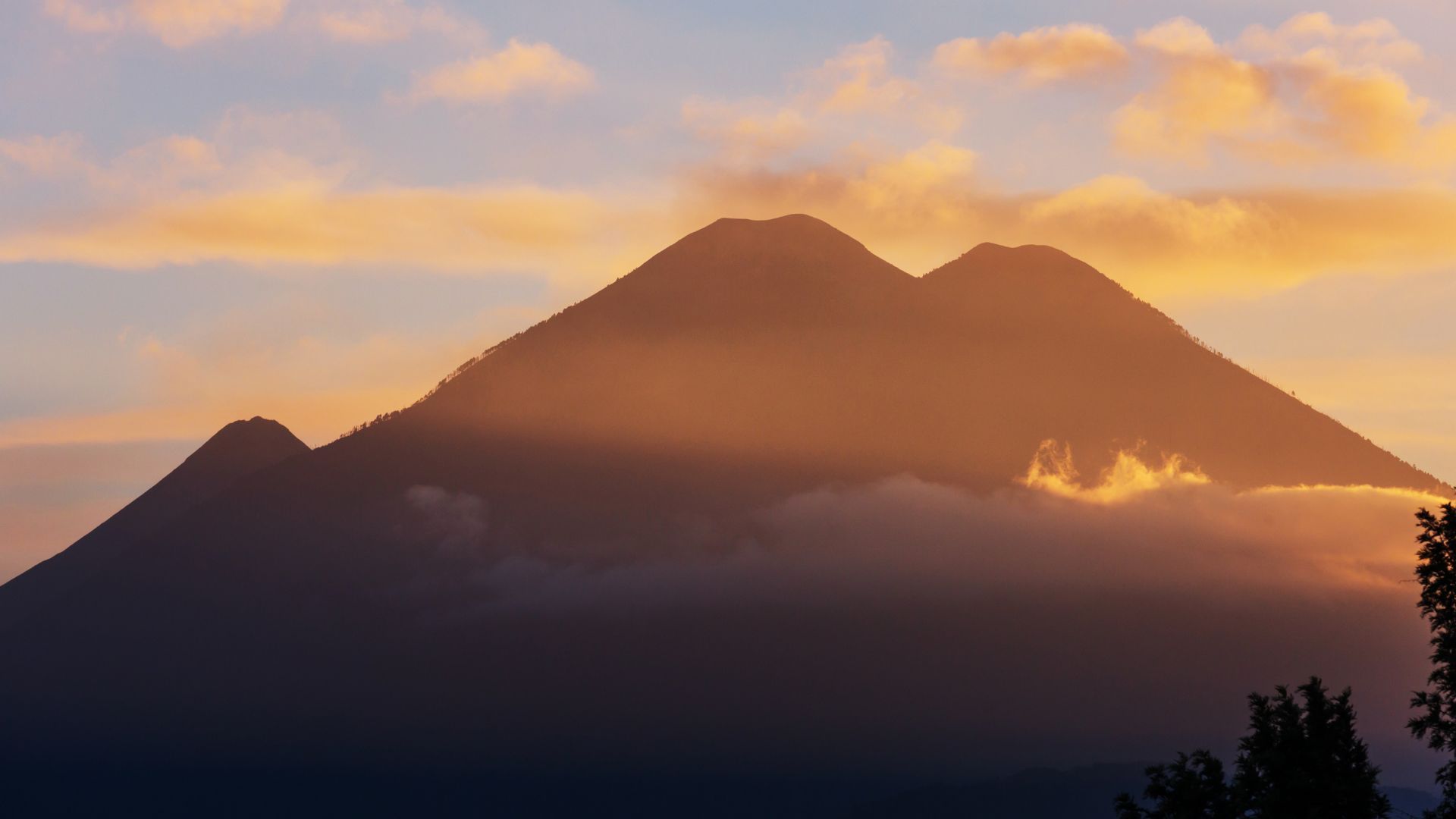 Organizar un viaje a Guatemala puede ser emocionante, pero cada tipo de viajero tiene necesidades diferentes. No es lo mismo viajar solo, buscando aventura y flexibilidad, que hacerlo en pareja buscando momentos románticos, o planear unas vacaciones familiares donde la seguridad y el entretenimiento para todas las edades sean la prioridad.

Guatemala es un país diverso, con opciones para todos los perfiles. Desde las ruinas mayas de **Tikal**, las caminatas a los volcanes **Acatenango** y **Pacaya**, los talleres artesanales en **Antigua Guatemala**, hasta las impresionantes vistas del **Lago Atitlán**, la clave es saber cómo armar tu itinerario, elegir las mejores opciones de transporte, hospedaje y actividades de acuerdo a tu estilo de viaje.

En esta guía, te compartimos cómo planificar tu viaje a Guatemala si viajas solo, en pareja, con amigos o en familia, con recomendaciones basadas en las preguntas más frecuentes de los viajeros internacionales.

![2.jpg](https://s3.us-south.cloud-object-storage.appdomain.cloud/bucket-travelisimo/2_11bc5e5ac3)

---

## ¿Qué debes considerar antes de planificar tu viaje a Guatemala?

Antes de elegir hospedaje, transporte o tours, toma en cuenta los siguientes puntos esenciales:

1. **Duración del viaje:**  
   ¿Cuántos días tienes? Guatemala tiene mucho que ofrecer, pero no es lo mismo un viaje de 4 días que uno de dos semanas.

2. **Época del año:**  
   La temporada seca (noviembre a abril) es ideal para caminatas y actividades al aire libre. En la temporada de lluvias (mayo a octubre), los paisajes están más verdes, pero hay más probabilidades de lluvia por las tardes.

3. **Destinos a visitar:**  
   ¿Qué prefieres? Cultura, naturaleza, aventura, descanso, contacto con la comunidad local, o un poco de todo.

4. **Tipo de transporte:**  
   ¿Prefieres moverte por tu cuenta o con traslados privados? Las distancias entre algunos destinos son largas y el transporte público no siempre es la opción más segura ni eficiente para turistas.

5. **Tipo de alojamiento:**  
   Según el tipo de viaje, ¿es mejor una casa vacacional, un hotel boutique o un resort?

6. **Presupuesto disponible:**  
   ¿Buscas una experiencia económica, de gama media o de lujo? Esto definirá las opciones de tours, hospedaje y transporte.

![3.jpg](https://s3.us-south.cloud-object-storage.appdomain.cloud/bucket-travelisimo/3_f6491ac0ed)

---

## 1. Viajar solo a Guatemala: libertad, seguridad y conexión cultural

### ¿Por qué Guatemala es ideal para viajeros solos?

Guatemala es uno de los destinos favoritos para los viajeros que viajan solos por su diversidad de actividades, la facilidad para conocer otros viajeros y la posibilidad de integrarse a tours grupales. Además, los guatemaltecos son hospitalarios, lo que facilita la interacción cultural.

### Recomendaciones clave:
- Elige hospedajes en zonas céntricas como **Antigua Guatemala** o **Panajachel** para moverte a pie y acceder fácilmente a tours.
- Contrata [transporte privado](https://travelisimo.com/es/guatemala/transporte/transporte-privado?passengers=1&currency=USD&) para los trayectos entre ciudades o el traslado desde el aeropuerto. Esto garantiza seguridad y puntualidad.
- Opta por tours compartidos:  
  Ejemplo: Ascenso al Volcán Pacaya (desde $35 p/p) o tour al Lago Atitlán visitando tres pueblos ($40 a $60 p/p).
- Participa en talleres de jade, chocolate o café, ideales para conocer a otros viajeros.

### Lugares recomendados:
- **Antigua Guatemala:** tours históricos, museos, miradores, cafés y talleres culturales.
- **Lago Atitlán:** pueblos como San Juan La Laguna, San Marcos y Santiago.
- **Tikal:** excursión desde Flores, puedes unirte a grupos ya organizados.

> **Consejo:** Aunque Guatemala es amigable para viajeros solos, evita caminar solo por zonas poco iluminadas durante la noche y utiliza transporte seguro.

![4.jpg](https://s3.us-south.cloud-object-storage.appdomain.cloud/bucket-travelisimo/4_7efe6668ef)

---

## 2. Viajar en pareja a Guatemala: romance, naturaleza y experiencias únicas

### ¿Por qué Guatemala es perfecto para parejas?

El país ofrece escenarios románticos, alojamientos con encanto y actividades que invitan a la conexión y al disfrute mutuo. Desde cenas con vista a los volcanes hasta paseos en lancha por el Lago Atitlán, hay múltiples opciones para una escapada inolvidable.

### Recomendaciones clave:
- Hospédate en [casas vacacionales con encanto](https://travelisimo.com/es/guatemala/alojamiento/casas-vacacionales?product=1&location=652d96af9d1e8c316a27b52e&results=8&capacity=1&adult=1&currency=USD&country=GT&order=1&reels=true&) o en [hoteles boutique](https://travelisimo.com/es/guatemala/alojamiento/hoteles-y-resorts?product=2&location=652d96af9d1e8c316a27b52e&results=8&capacity=1&adult=1&currency=USD&country=GT&order=1&reels=true&) con jacuzzi, vistas panorámicas o jardines coloniales.
- Reserva tours privados para experiencias más íntimas, como tours en lancha al amanecer por Atitlán o cenas en restaurantes coloniales de Antigua.
- Disfruta de circuitos termales, spas y masajes relajantes.

### Actividades ideales:
- Caminata al Volcán Pacaya con picnic al atardecer.
- Tour del café en Antigua y degustación de vinos locales.
- Paseos en kayak en el Lago Atitlán o sesiones de yoga en San Marcos.

![5.jpg](https://s3.us-south.cloud-object-storage.appdomain.cloud/bucket-travelisimo/5_5b7fa04d12)

---

## 3. Viajar con amigos a Guatemala: aventura, adrenalina y diversión

### ¿Por qué Guatemala es ideal para viajes entre amigos?

Las actividades de aventura, las caminatas, los deportes acuáticos y la vibrante vida nocturna en destinos como Antigua o Panajachel son perfectos para disfrutar entre amigos.

### Recomendaciones clave:
- Hospédate en casas vacacionales grandes, con cocina y áreas comunes para convivir.
- Aprovecha el [transporte privado](https://travelisimo.com/es/guatemala/transporte/transporte-privado?passengers=1&currency=USD&) para moverte como grupo y mantener horarios flexibles.
- Considera paquetes de tours que incluyan ascenso a volcanes, canopy, rafting o rappel en cascadas.

### Actividades ideales:
- Volcán Acatenango con campamento frente al Volcán de Fuego.
- Canopy o tirolesa en las montañas alrededor de Atitlán.
- Tours culturales combinados con clases de cocina guatemalteca.

> **Consejo:** Viajar en grupo permite dividir costos en hospedaje y transporte, haciendo posible experiencias de mayor calidad a menor precio por persona.

![6.jpg](https://s3.us-south.cloud-object-storage.appdomain.cloud/bucket-travelisimo/6_19cccdfc0d)

---

## 4. Viajar en familia a Guatemala: cultura, naturaleza y aprendizaje

### ¿Qué hace de Guatemala un buen destino familiar?

La diversidad cultural, la naturaleza accesible y las actividades adaptadas para todas las edades convierten a Guatemala en una gran opción para viajes en familia, con experiencias tanto educativas como recreativas.

### Recomendaciones clave:
- Hospedajes amplios y seguros, como casas vacacionales con varias habitaciones y cocina.
- Transporte privado para evitar el estrés de los traslados y garantizar comodidad a los niños.
- Itinerarios adaptados: evita jornadas muy largas y combina actividades tranquilas con momentos de descanso.

### Actividades ideales:
- Visita al Zoológico La Aurora y al Museo de los Niños en Ciudad de Guatemala.
- Paseos en bote por el Lago Atitlán.
- Caminatas suaves como el Volcán Pacaya, donde los niños pueden disfrutar de las áreas seguras de lava fría y tostar malvaviscos.

> **Consejo:** Las ferias patronales y los festivales locales son una gran oportunidad para que los niños aprendan sobre la cultura guatemalteca mientras se divierten.

![7.jpg](https://s3.us-south.cloud-object-storage.appdomain.cloud/bucket-travelisimo/7_a8381d1aea)

---

## Conclusión: La clave para un viaje exitoso es planificar según el tipo de experiencia que buscas

Ya sea que viajes solo, en pareja, con amigos o en familia, Guatemala tiene la capacidad de ofrecer experiencias únicas para cada tipo de viajero. Adaptar tu transporte, hospedaje y actividades a tu grupo es lo que hará que tu viaje sea realmente memorable.

En **Travelisimo**, te ayudamos a planificar cada detalle de tu viaje, ofreciendo transporte privado, actividades auténticas y opciones de hospedaje para que disfrutes Guatemala de manera segura, cómoda y a tu ritmo.

Consulta todas nuestras opciones en [Travelisimo.com](https://travelisimo.com/) y empieza a diseñar hoy mismo tu aventura ideal.

---