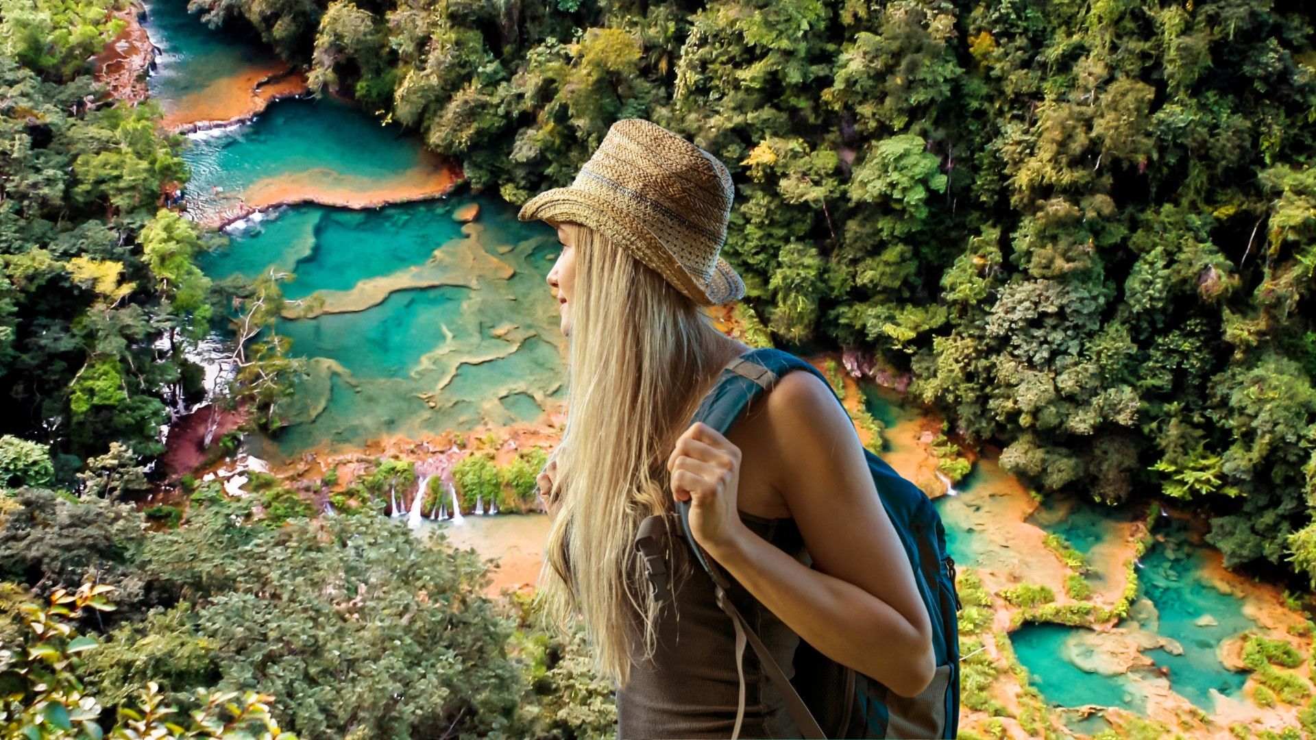 Guatemala es un destino fascinante lleno de historia, cultura y paisajes impresionantes. Desde sus majestuosos volcanes hasta sus antiguas ciudades mayas y pueblos coloniales, el país ofrece una experiencia inigualable. Sin embargo, como en cualquier viaje, hay errores comunes que los turistas suelen cometer y que pueden afectar su experiencia. En este artículo, te mostramos los errores más frecuentes al viajar a Guatemala y cómo evitarlos para que disfrutes al máximo tu aventura.  

## **1. No Planificar el Transporte con Anticipación**  

Guatemala no cuenta con un sistema de transporte público confiable para los turistas. Muchas rutas no tienen horarios fijos y los "chicken buses" (autobuses locales) pueden ser caóticos y poco seguros para quienes no están acostumbrados.  

**¡Evítalo!**  
- Reserva transporte privado o shuttles compartidos con anticipación.  
- Usa plataformas como Travelisimo para encontrar opciones seguras y confiables.  
- Si decides rentar un auto, infórmate sobre las condiciones de las carreteras.  

![2.jpg](https://s3.us-south.cloud-object-storage.appdomain.cloud/bucket-travelisimo/2_e6175c3d19)

## **2. Ignorar las Condiciones del Clima**  

El clima en Guatemala varía según la región y la época del año. Viajar sin considerar la temporada de lluvias (de mayo a octubre) puede complicar tu viaje, especialmente en destinos como Semuc Champey o el Lago Atitlán.  

**¡Evítalo!**  
- Verifica el pronóstico del clima antes de viajar.  
- Empaca ropa adecuada: en las tierras altas (como Antigua y Xela) puede hacer frío, mientras que en las costas y selvas el calor es intenso.  
- Lleva un impermeable y zapatos adecuados si viajas en temporada de lluvias.  

## **3. No Cambiar Dinero en Lugares Confiables**  

Muchos viajeros llegan a Guatemala sin cambiar dinero o sin conocer las tarifas de cambio, lo que los lleva a cambiar en lugares con tasas desfavorables o incluso a ser estafados.  

**¡Evítalo!**  
- Cambia dinero en bancos o casas de cambio oficiales.  
- Usa cajeros automáticos dentro de bancos o centros comerciales para evitar clonaciones de tarjetas.  
- Verifica siempre la tasa de cambio actual.  

![3.jpg](https://s3.us-south.cloud-object-storage.appdomain.cloud/bucket-travelisimo/3_73ea842b76)

## **4. No Tomar Precauciones con la Seguridad**  

Si bien Guatemala es un país hermoso y hospitalario, hay áreas donde los turistas deben tomar precauciones adicionales, especialmente en ciudades grandes como Ciudad de Guatemala.  

**¡Evítalo!**  
- No camines solo de noche en zonas poco iluminadas.  
- Usa taxis de empresas reconocidas o transporte privado.  
- Evita llevar objetos de valor a la vista.  
- Infórmate sobre las zonas seguras en cada destino.  

## **5. Beber Agua del Grifo**  

El agua en Guatemala no es potable, y beber agua del grifo puede causar problemas estomacales a los viajeros.  

**¡Evítalo!**  
- Compra agua embotellada o usa filtros de agua portátiles.  
- Evita el hielo en bebidas si no estás seguro de su procedencia.  
- Opta por jugos naturales en lugares confiables.  

![4.jpg](https://s3.us-south.cloud-object-storage.appdomain.cloud/bucket-travelisimo/4_9adc30064b)

## **6. No Respetar las Culturas Locales**  

Guatemala es un país con una rica herencia cultural, y algunas costumbres pueden ser diferentes a lo que los turistas están acostumbrados.  

**¡Evítalo!**  
- Aprende algunas palabras en español o en idiomas mayas básicos (como "bä'an" para decir "gracias" en Q'eqchi').  
- Pide permiso antes de tomar fotos en mercados o pueblos indígenas.  
- Viste de manera respetuosa en sitios religiosos y comunidades tradicionales.  

## **7. No Aprovechar la Gastronomía Local**  

Muchos turistas juegan "seguro" y solo comen en restaurantes internacionales, perdiéndose la oportunidad de probar la comida guatemalteca.  

**¡Evítalo!**  
- Prueba platos típicos como los tamales, kak'ik (sopa de pavo) y pepián.  
- Compra comida en mercados locales para una experiencia auténtica.  
- Siempre verifica la higiene del lugar antes de comer.  

## **8. No Reservar Hospedaje con Tiempo**  

Durante la temporada alta (diciembre-abril y julio-agosto), muchos hoteles y hostales se llenan rápido, y los viajeros que no reservan con anticipación pueden terminar pagando precios elevados o sin opciones disponibles.  

**¡Evítalo!**  
- Reserva tu hospedaje con anticipación, especialmente en destinos populares como Antigua, Tikal y el Lago Atitlán.  
- Usa plataformas confiables como Travelisimo para encontrar opciones seguras y con buenas reseñas.  

![5.jpg](https://s3.us-south.cloud-object-storage.appdomain.cloud/bucket-travelisimo/5_102c622c42)

## **9. No Contar con un Seguro de Viaje**  

Viajar sin seguro médico o de viaje es un error que puede salir muy caro en caso de una emergencia.  

**¡Evítalo!**  
- Contrata un seguro de viaje antes de tu llegada a Guatemala.  
- Asegúrate de que cubra atención médica y posibles cancelaciones.  

## **10. No Tener un Plan de Emergencia**  

Cosas inesperadas pueden suceder en cualquier viaje, desde pérdida de documentos hasta cancelaciones de vuelos.  

**¡Evítalo!**  
- Ten copias digitales de tu pasaporte y documentos importantes.  
- Lleva un contacto de emergencia local.  
- Descarga mapas offline en tu celular en caso de no tener señal.  

## **Conclusión**  

Guatemala es un destino espectacular que vale la pena explorar. Evitar estos errores comunes te ayudará a tener una experiencia mucho más placentera, segura y sin contratiempos. Planifica con anticipación, respeta la cultura local y viaja con la mente abierta para disfrutar al máximo de este hermoso país.  

![6.jpg](https://s3.us-south.cloud-object-storage.appdomain.cloud/bucket-travelisimo/6_ceb4dd085e)

### **Haz de tu viaje una experiencia inolvidable con Travelisimo**  

En Travelisimo, te ofrecemos transporte seguro, hospedajes increíbles y las mejores experiencias turísticas en Guatemala. Planifica tu aventura con nosotros y evita los errores que pueden arruinar tu viaje.  

Reserva fácil, seguro y con atención personalizada en Travelisimo.  

Visítanos en [Travelisimo.com](https://www.travelisimo.com) y haz de tu viaje un recuerdo inolvidable.