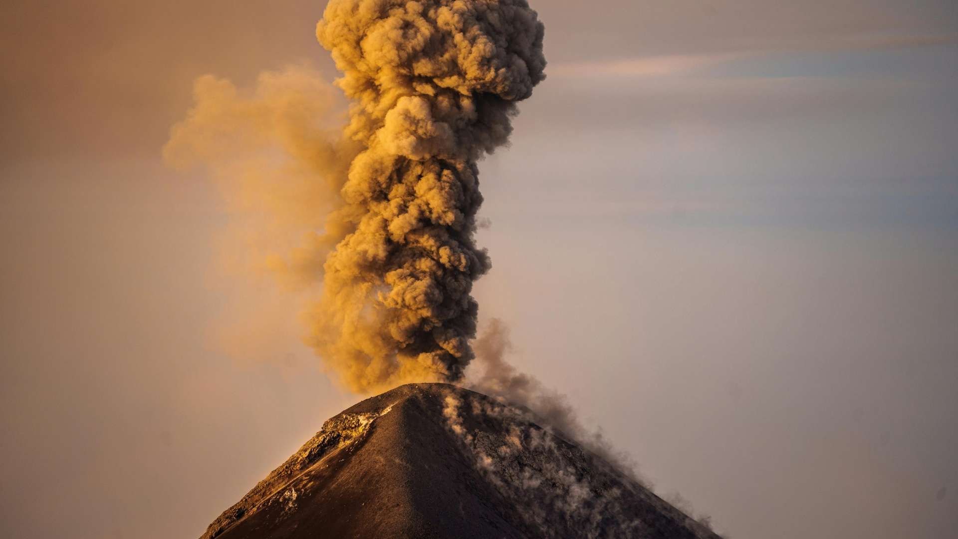 ### **Volcán de Fuego y Acatenango: La Dúo Dinámico de Guatemala y el Espectáculo de un Volcán Siempre Activo**  

Guatemala es una tierra de volcanes, y entre todos, hay dos que destacan por su majestuosidad y actividad: el **Volcán de Fuego y el Volcán Acatenango**. Estos gigantes naturales han cautivado a viajeros de todo el mundo, convirtiéndose en un destino obligado para los amantes del senderismo y la aventura extrema. Pero ¿por qué el Volcán de Fuego está constantemente activo? ¿Es seguro visitar Acatenango cuando su vecino ruge? En este blog, exploramos la fascinante conexión entre ambos y la razón detrás de la continua actividad de uno de los volcanes más impresionantes de América.  

## **El Volcán de Fuego: Un Coloso en Llamas**  
El **Volcán de Fuego**, con sus 3,763 metros sobre el nivel del mar, es uno de los volcanes más activos del mundo y el más impresionante de Guatemala. Sus erupciones frecuentes, que pueden ocurrir varias veces por hora, han sido documentadas desde la época de la colonización española en el siglo XVI. Este coloso, ubicado entre los departamentos de Sacatepéquez, Escuintla y Chimaltenango, es parte del **Cinturón de Fuego del Pacífico**, una región geológicamente activa que alberga el 75% de los volcanes del mundo.  

![3.jpg](https://s3.us-south.cloud-object-storage.appdomain.cloud/bucket-travelisimo/3_b9ae011ac8)

### **¿Por qué el Volcán de Fuego está constantemente activo?**  
A diferencia de otros volcanes que pueden permanecer inactivos durante siglos, el Volcán de Fuego mantiene un ciclo eruptivo constante debido a su ubicación en una zona de subducción. La Placa de Cocos se desliza bajo la Placa del Caribe, generando el magma que alimenta la actividad del volcán. Este proceso geológico crea una presión continua en la cámara magmática, lo que resulta en erupciones frecuentes de baja a moderada intensidad.  

Lo más fascinante es que, a pesar de su actividad constante, la mayoría de las erupciones del Volcán de Fuego son **estrombolianas**, caracterizadas por explosiones moderadas de lava y ceniza, lo que permite a los viajeros disfrutar de su espectáculo natural desde lugares seguros, como Acatenango.  

## **El Volcán Acatenango: La Mejor Vista del Infierno en la Tierra**  
El **Volcán Acatenango**, con sus imponentes **3,976 metros de altura**, se encuentra justo al lado del Volcán de Fuego y forma parte del **Complejo Volcánico de Fuego-Acatenango**. Aunque es un volcán inactivo, Acatenango es famoso por ser el mejor mirador para observar las erupciones del Volcán de Fuego de manera segura.  

![4.jpg](https://s3.us-south.cloud-object-storage.appdomain.cloud/bucket-travelisimo/4_487d81acce)

La travesía hasta la cima de Acatenango es una de las experiencias más exigentes y gratificantes para los senderistas. La caminata dura entre 5 y 7 horas, atravesando **bosques nubosos, páramos y paisajes volcánicos** hasta llegar a la cumbre, donde la recompensa es una vista panorámica impresionante.  

### **¿Es seguro subir al Acatenango si el Volcán de Fuego está activo?**  
Sí, siempre y cuando se sigan las recomendaciones de los guías certificados y se preste atención a las alertas volcánicas emitidas por el **Instituto Nacional de Sismología, Vulcanología, Meteorología e Hidrología de Guatemala (INSIVUMEH)**. Las erupciones del Volcán de Fuego pueden ser espectaculares, pero la distancia entre ambos volcanes reduce el riesgo para los excursionistas en Acatenango.  

![2.jpg](https://s3.us-south.cloud-object-storage.appdomain.cloud/bucket-travelisimo/2_ce6b6327f7)

Sin embargo, es fundamental seguir estas recomendaciones:  
- **Consultar el estado del volcán antes de la ascensión.**  
- **Llevar ropa adecuada para el frío extremo en la cumbre.**  
- **Acampar en zonas seguras lejos de la caída de ceniza.**  
- **Siempre ir acompañado de guías locales expertos.**  

## **El Espectáculo Natural que Atrae a Viajeros de Todo el Mundo**  
La combinación del Volcán de Fuego y Acatenango ha convertido a Guatemala en un destino de turismo de aventura de talla mundial. Escalar Acatenango y ver las erupciones del Volcán de Fuego desde la cima es una experiencia única que deja sin aliento a quienes la viven.  

Si estás planeando tu viaje a Guatemala, no dudes en incluir esta expedición en tu itinerario. **Acatenango y Fuego no solo ofrecen una aventura extrema, sino también la oportunidad de presenciar el increíble poder de la Tierra en acción.**  

![5.jpg](https://s3.us-south.cloud-object-storage.appdomain.cloud/bucket-travelisimo/5_6887702e61)

### **¡Vívelo por ti mismo!**  
Reserva tu ascenso con **guías certificados** y prepárate para una de las mejores experiencias de tu vida. No hay nada como acampar bajo las estrellas mientras el Volcán de Fuego ilumina la noche con su espectáculo natural de lava y ceniza.  

📍 **¿Te atreves a conquistar Acatenango y presenciar la furia del Volcán de Fuego?** Contáctanos en Travelisimo y prepárate para la aventura de tu vida.