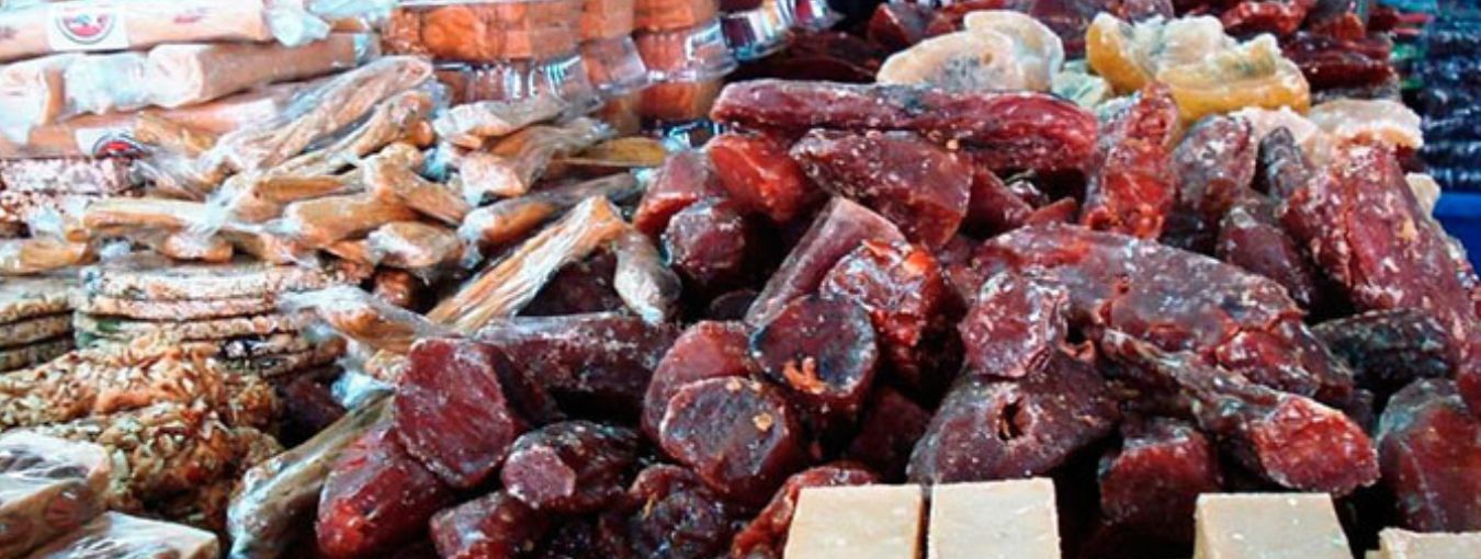En este recorrido culinario, exploraremos los dulces más emblemáticos de la región, desde las clásicas conservas hasta las golosinas más exóticas, ofreciendo una guía completa para aquellos que deseen deleitarse con estas delicias durante su visita desde otros países.

---

## 1. Las Conservas Antigueñas: 

Tesoros Dulces en Frascos Las conservas son una verdadera joya en la gastronomía de Antigua Guatemala. Estas golosinas son frutas o vegetales que se preservan en almíbar, creando un equilibrio perfecto entre lo dulce y lo fresco. Entre las más populares se encuentran las conservas de higo, naranja, piña y jocote. Cada bocado es una explosión de sabores tropicales que transporta a los comensales a los exuberantes paisajes de Guatemala.

![Conservas](https://cdn.travelisimo.com/5_4551a0f001)

---

## 2. Los Rellenitos: 

Un Banquete de Plátano y Frijoles Dulces Los rellenitos son un manjar típico de Guatemala que combina plátanos maduros con frijoles dulces, creando una mezcla sorprendentemente deliciosa. Estas bolitas de masa se fríen hasta que estén doradas y crujientes, luego se cubren con azúcar y canela para un toque final irresistible. Los rellenitos son el complemento perfecto para una taza de café por la mañana o una merienda dulce por la tarde.

![Rellenitos](https://cdn.travelisimo.com/2_7d7ce9051e)

---

## 3.  Las Torrejas: 

Un Bocado Cargado de Tradición Las torrejas son una delicia dulce que se sirve comúnmente durante la Semana Santa en Guatemala, pero también se pueden encontrar en las panaderías locales durante todo el año. Estas rebanadas de pan empapadas en una mezcla de huevo, leche y canela se fríen hasta que estén doradas y se sirven con miel de panela o piloncillo. Cada bocado es una oda a la tradición y la dulzura guatemalteca.


![Torrejas](https://cdn.travelisimo.com/1_18d2afb7d5)

---

## 4. Los Dulces de Ayote:

 Delicias Vegetales Convertidas en Manjares Dulces El ayote, una variedad de calabaza, es el ingrediente principal en una variedad de dulces guatemaltecos. Desde dulces de ayote en almíbar hasta cocadas de ayote, estos postres ofrecen una experiencia única que combina lo dulce y lo sutilmente vegetal. Los dulces de ayote son una opción popular para aquellos que buscan saborear los sabores auténticos de Guatemala en cada bocado.


![Ayote](https://cdn.travelisimo.com/4_510dc71534)

---

En Antigua Guatemala y [Travelisimo](https://travelisimo.com/es) los dulces típicos no solo son una indulgencia para el paladar, sino también una ventana a la rica historia y cultura de la región. Desde las conservas hasta los rellenitos, cada bocado cuenta una historia de tradición y pasión culinaria. Así que la próxima vez que visites esta encantadora ciudad, asegúrate de explorar su dulce lado y dejar que tus sentidos te guíen en un viaje inolvidable a través de sus sabores únicos y exquisitos. ¡Buen provecho!
