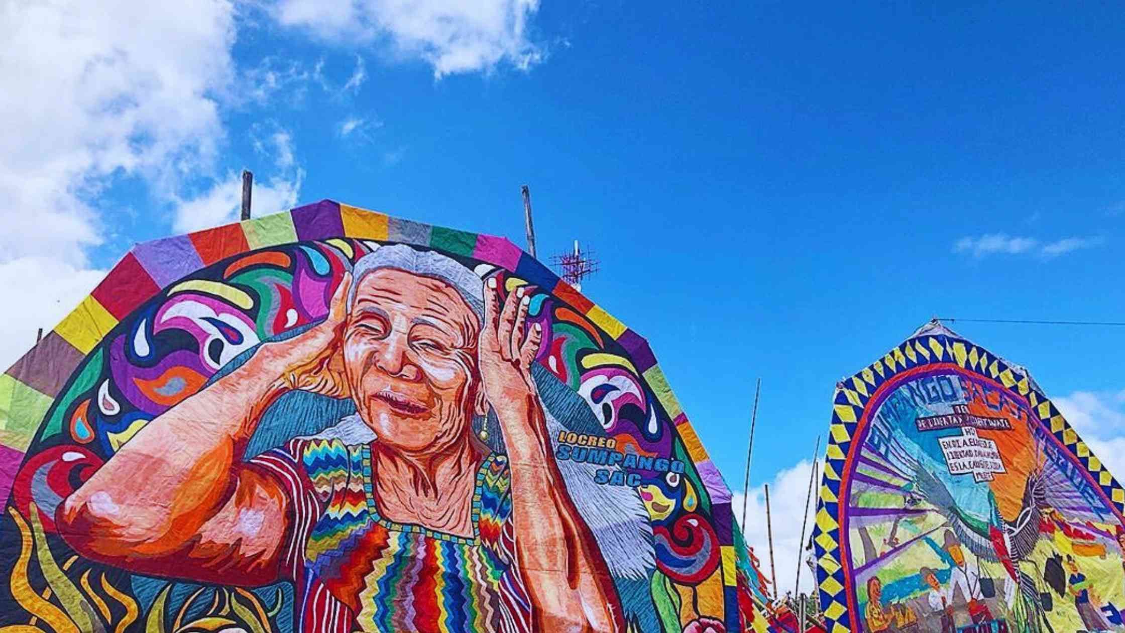 Cada año, entre octubre y noviembre, los cielos de Guatemala se llenan de colores y vida con una tradición única y ancestral: el vuelo de los barriletes gigantes. Este fenómeno cultural, que tiene lugar principalmente en los municipios de Santiago Sacatepéquez y Sumpango, no solo es un espectáculo visual, sino también una celebración espiritual y un tributo a los seres queridos que ya no están con nosotros.

En este blog, exploraremos el significado, la historia y la impresionante creatividad detrás de los barriletes gigantes que vuelan en Guatemala.

### La Historia Detrás de los Barriletes Gigantes

La tradición de elevar barriletes para el Día de Todos los Santos (1 de noviembre) tiene sus raíces en las creencias mayas. Los antiguos pobladores de Guatemala creían que durante esta fecha el mundo de los vivos y el de los muertos se conectaban. Según la leyenda, los barriletes se lanzaban al cielo para establecer una comunicación con los espíritus de los seres queridos, protegiendo así a las comunidades de las malas energías y llevando mensajes de paz a los ancestros.

Con el paso de los siglos, esta costumbre evolucionó hasta convertirse en una expresión cultural que mezcla espiritualidad y arte. Hoy en día, los barriletes gigantes son una obra de arte efímero que homenajea tanto a los seres queridos como a la riqueza cultural guatemalteca.

![3.jpg](https://s3.us-south.cloud-object-storage.appdomain.cloud/bucket-travelisimo/3_a5d3ac4e2b)

### El Proceso Creativo: Un Arte que Toma Meses

Construir un barrilete gigante no es tarea fácil. Los preparativos comienzan meses antes de la celebración, cuando los artesanos y comunidades de Santiago Sacatepéquez y Sumpango se reúnen para diseñar y construir estas impresionantes piezas. Cada barrilete, que puede llegar a medir entre 10 y 20 metros de diámetro, está hecho a mano con materiales como papel de china, caña de bambú y cuerda.

**El diseño y los mensajes**: Los temas que representan los barriletes suelen ser variados, pero cada diseño tiene un propósito y un mensaje. Los colores, las figuras y los detalles simbólicos pueden reflejar temas como la paz, el respeto a la naturaleza, la justicia social o el homenaje a figuras importantes de la cultura guatemalteca. Otros barriletes contienen mensajes sobre la migración, la defensa de la tierra y los derechos de los pueblos indígenas, haciendo que esta expresión artística tenga un impacto tanto estético como político y social.

![4.jpg](https://s3.us-south.cloud-object-storage.appdomain.cloud/bucket-travelisimo/4_4598d8d6c4)

### Día de Todos los Santos: Una Fiesta para el Alma

El 1 de noviembre, Día de Todos los Santos, las comunidades se congregan en los cementerios y campos para rendir homenaje a sus difuntos. La gente decora las tumbas con flores de colores brillantes, especialmente la flor de cempasúchil, y llevan comida típica como tamales y fiambre (un platillo tradicional lleno de diferentes carnes, vegetales y embutidos).

El momento culminante es el vuelo de los barriletes gigantes. A medida que los barriletes se elevan, el cielo parece convertirse en una galería de arte en movimiento. Los colores brillantes y los patrones elaborados danzan en el aire, y los asistentes sienten que los mensajes de los barriletes llegan a sus seres queridos en el más allá. Este vuelo representa un puente simbólico entre los vivos y los muertos, y se dice que el suave crujir de los barriletes al volar es un lenguaje que conecta ambos mundos.

![5.jpg](https://s3.us-south.cloud-object-storage.appdomain.cloud/bucket-travelisimo/5_f79c098237)

### Sumpango y Santiago Sacatepéquez: El Corazón de la Celebración

Si bien el vuelo de barriletes se practica en diversas partes de Guatemala, los municipios de **Sumpango y Santiago Sacatepéquez** son los epicentros de esta tradición. En estos lugares, los barriletes gigantes no solo se elevan como un acto de devoción, sino que también participan en concursos de diseño y creatividad.

En Sumpango, por ejemplo, los barriletes compiten en categorías según su tamaño y tema. Las creaciones pueden llegar a medir hasta 20 metros de diámetro y, a menudo, se necesita la fuerza de varios hombres para elevarlos. Además, se celebran espectáculos culturales, música en vivo y se disfruta de platillos tradicionales, lo que convierte este evento en una celebración de la cultura guatemalteca en toda su diversidad.

### Significado y Herencia Cultural

Los barriletes gigantes representan más que una tradición colorida; son un recordatorio de la conexión entre el pasado y el presente. Cada barrilete es un símbolo de orgullo para las comunidades indígenas de Guatemala y una reafirmación de su identidad cultural. La participación de las nuevas generaciones en esta tradición asegura que los valores y creencias ancestrales sigan vivos.

Para quienes visitan Guatemala en estas fechas, el evento de los barriletes gigantes es una oportunidad de presenciar un acto de amor y respeto por los antepasados, así como de sumergirse en una experiencia cultural única.

![6.jpg](https://s3.us-south.cloud-object-storage.appdomain.cloud/bucket-travelisimo/6_afb8f60f67)

### ¿Por Qué Visitar Guatemala Durante el Festival de los Barriletes?

Visitar Guatemala en el Día de Todos los Santos es una experiencia que quedará grabada en el corazón. Más allá de los imponentes barriletes, la calidez de las comunidades y la belleza de sus costumbres hacen de este evento una celebración para el alma.

Cada vuelo de barrilete es una historia en el cielo; una historia de amor, de resistencia y de conexión espiritual. Guatemala abre sus puertas y sus cielos a quienes buscan algo más profundo, un viaje que no solo cruza fronteras geográficas sino también emocionales y espirituales.

![1.jpg](https://s3.us-south.cloud-object-storage.appdomain.cloud/bucket-travelisimo/1_b30835bf7b)

**Conclusión**

Los barriletes gigantes de Guatemala no son solo objetos de colores que decoran el cielo, son un reflejo de la identidad de un pueblo que honra sus raíces y sus tradiciones. Visitar esta celebración es una oportunidad para conectarse con una cultura que cree en la trascendencia del alma y en el poder de los lazos familiares que ni el tiempo ni la muerte pueden romper. 

¿Te animas a vivirlo? Guatemala te espera con los brazos abiertos para compartir contigo esta mágica tradición.