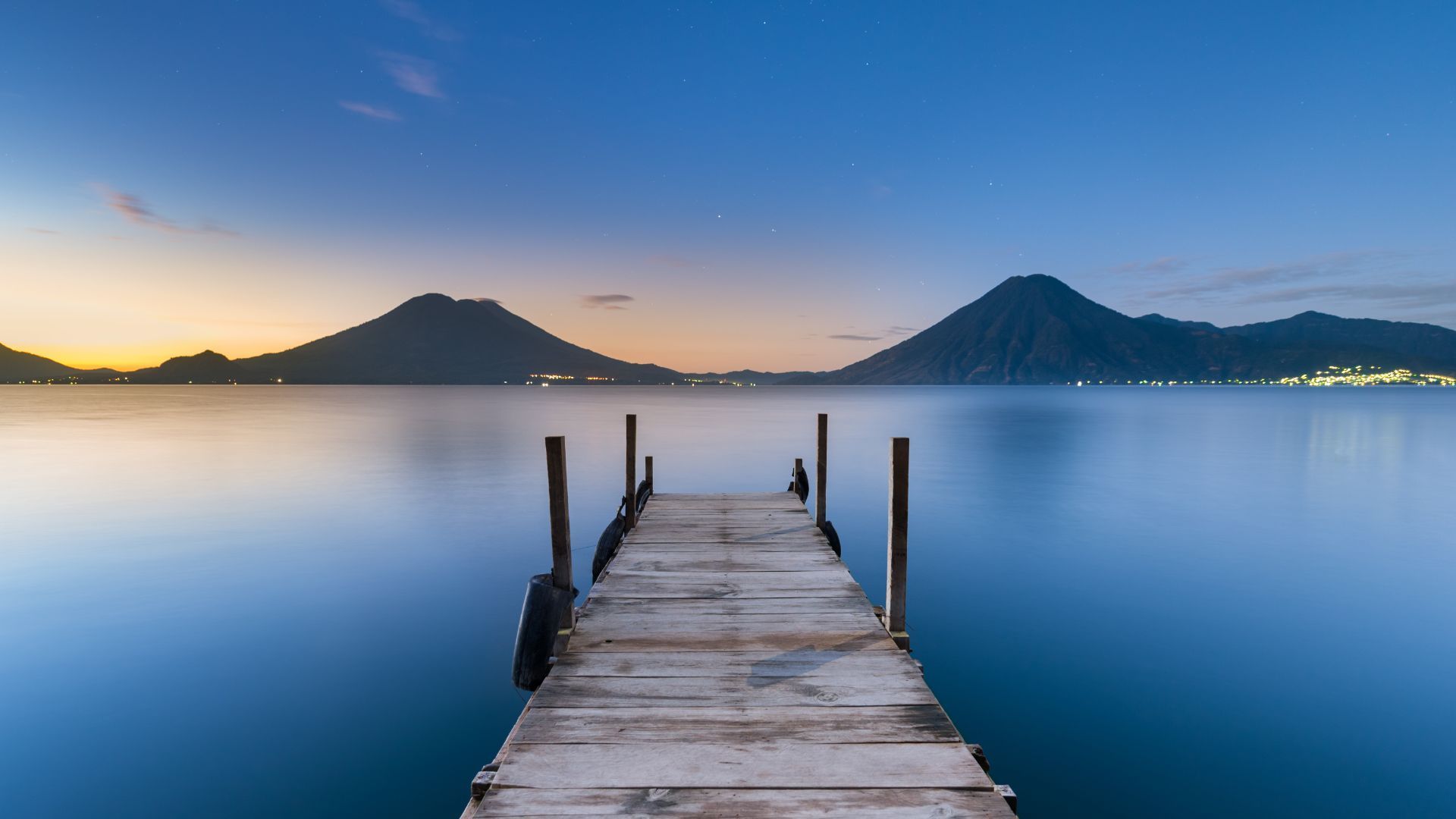 # ¿Planeas viajar a Guatemala? Guía completa para organizar tu viaje: transporte, tours y hospedaje

Guatemala es uno de los destinos más fascinantes de Centroamérica. Su riqueza natural, arqueológica y cultural atrae cada año a viajeros de todo el mundo que buscan vivir experiencias auténticas, descubrir la historia maya y disfrutar de paisajes impresionantes. Pero antes de lanzarte a la aventura, es importante saber cómo planificar tu viaje correctamente: cómo moverte, qué actividades no te puedes perder y dónde hospedarte.

En esta guía encontrarás todo lo que necesitas saber para viajar a Guatemala, con recomendaciones de transporte, tours y alojamiento, para que aproveches al máximo tu experiencia.

![2.jpg](https://s3.us-south.cloud-object-storage.appdomain.cloud/bucket-travelisimo/2_e617598c5c)

---

## ¿Por qué Guatemala es el destino ideal para viajeros internacionales?

Guatemala es conocida como el “corazón del mundo maya” y ofrece una gran diversidad de paisajes: volcanes activos, lagos rodeados de montañas, selva tropical y sitios arqueológicos Patrimonio de la Humanidad. Además, es un país donde las tradiciones culturales siguen vivas, lo que permite al visitante tener un acercamiento real a las costumbres y estilo de vida local.

Estos son algunos de los atractivos que hacen de Guatemala un destino único:

- Las impresionantes ruinas de Tikal, en medio de la selva petenera.
- El Lago Atitlán, considerado uno de los lagos más hermosos del mundo, rodeado de pueblos mayas.
- Antigua Guatemala, ciudad colonial declarada Patrimonio de la Humanidad, con arquitectura histórica, volcanes y talleres artesanales.
- Las pozas turquesa de Semuc Champey, un espectáculo natural.
- Experiencias culturales como el Festival de Barriletes Gigantes en Sumpango o las procesiones de Semana Santa.

Gracias a esta variedad, Guatemala es ideal tanto para viajeros aventureros como para quienes buscan relajarse y disfrutar de la cultura local.

![3.jpg](https://s3.us-south.cloud-object-storage.appdomain.cloud/bucket-travelisimo/3_13f47a3b68)

---

## ¿Cómo moverse por Guatemala? Transporte privado, la opción más segura y cómoda

Moverse por Guatemala puede ser un reto si no conoces bien las rutas o si buscas seguridad y puntualidad. Por eso, el transporte privado es la mejor opción, sobre todo si viajas desde el aeropuerto, entre ciudades o hacia zonas más rurales.

En Travelisimo ofrecemos [transporte privado en toda Guatemala](https://travelisimo.com/es/guatemala/transporte/transporte-privado?passengers=1&currency=USD&), ideal para:

- Traslados desde y hacia el Aeropuerto Internacional La Aurora.
- Viajes entre Ciudad de Guatemala, Antigua Guatemala, Lago Atitlán y Petén.
- Excursiones privadas a volcanes, sitios arqueológicos y otros destinos.

El transporte privado garantiza horarios flexibles, vehículos cómodos y conductores profesionales con experiencia en las principales rutas turísticas del país. Es la alternativa ideal para quienes buscan tranquilidad, seguridad y eficiencia en sus traslados.

![4.jpg](https://s3.us-south.cloud-object-storage.appdomain.cloud/bucket-travelisimo/4_7c893d6e21)

---

## Actividades y tours recomendados en Guatemala

Guatemala es un país para explorar. Más allá de las visitas básicas, hay experiencias que marcan la diferencia y permiten conocer el país a fondo. Los tours guiados son la mejor forma de adentrarse en la historia, la naturaleza y la cultura local de manera segura y organizada.

Entre las actividades más recomendadas están:

### Tours culturales y arqueológicos
- Tikal y Yaxhá: ciudades mayas en el Petén, rodeadas de selva tropical.
- Ruinas de Iximché: sitio arqueológico cercano a Antigua Guatemala.
- Visitas a pueblos mayas alrededor del Lago Atitlán.

### Aventuras en la naturaleza
- Ascenso al Volcán Acatenango, con vista al Volcán de Fuego.
- Caminata al Volcán Pacaya, una opción accesible para todos los niveles.
- Tour a Semuc Champey y las cuevas de Lanquín.

### Experiencias gastronómicas y talleres artesanales
- Tour del café en Antigua Guatemala, donde aprenderás sobre el proceso de producción del café guatemalteco.
- Talleres de chocolate o jade, para conocer la importancia de estos productos en la cultura maya.

Puedes reservar estas experiencias con la confianza de un equipo local que conoce cada detalle de los destinos. Consulta todas las opciones de [tours y actividades en Guatemala con Travelisimo](https://travelisimo.com/es/guatemala/actividades/tours-y-experiencias?product=11&location=652d96af9d1e8c316a27b52e&results=8&capacity=1&adult=1&currency=USD&country=GT&order=1&reels=true&).

![1.jpg](https://s3.us-south.cloud-object-storage.appdomain.cloud/bucket-travelisimo/1_45df66aa7b)

---

## ¿Dónde hospedarse en Guatemala? Casas vacacionales, hoteles y resorts

El hospedaje es una parte clave para disfrutar de tu viaje. Dependiendo del tipo de experiencia que busques, puedes elegir entre casas vacacionales, hoteles boutique o resorts con todas las comodidades.

### Casas vacacionales: privacidad y comodidad
Las casas vacacionales son una excelente opción para quienes viajan en familia, con amigos o en grupos grandes. Ofrecen mayor privacidad, espacios amplios, cocina equipada y la sensación de estar “como en casa”.

En Travelisimo contamos con una selección de [casas vacacionales en Guatemala](https://travelisimo.com/es/guatemala/alojamiento/casas-vacacionales?product=1&location=652d96af9d1e8c316a27b52e&results=8&capacity=1&adult=1&currency=USD&country=GT&order=1&reels=true&) ubicadas estratégicamente en destinos como Antigua Guatemala, Atitlán y otras áreas turísticas.

### Hoteles y resorts: confort y ubicación estratégica
Si prefieres disfrutar de servicios como desayuno incluido, piscina, gimnasio y atención personalizada, los hoteles y resorts son la alternativa ideal. Encontrarás desde opciones boutique con encanto colonial hasta resorts con vistas panorámicas.

Descubre nuestras recomendaciones de [hoteles y resorts en Guatemala](https://travelisimo.com/es/guatemala/alojamiento/hoteles-y-resorts?product=2&location=652d96af9d1e8c316a27b52e&results=8&capacity=1&adult=1&currency=USD&country=GT&order=1&reels=true&) y elige el que mejor se adapte a tu estilo de viaje.

![6.jpg](https://s3.us-south.cloud-object-storage.appdomain.cloud/bucket-travelisimo/6_9d3ddb01e3)

---

## Clima y mejor época para viajar a Guatemala

Guatemala tiene dos estaciones principales:

- **Temporada seca (noviembre a abril):** ideal para hacer caminatas, ascensos a volcanes, tours culturales y disfrutar del clima templado.
- **Temporada de lluvias (mayo a octubre):** paisajes más verdes y menos turismo, lo que permite disfrutar los destinos de manera más tranquila.

Eventos como la Semana Santa, el Festival de Barriletes Gigantes o las ferias patronales enriquecen aún más la experiencia si eliges las fechas adecuadas.

![7.jpg](https://s3.us-south.cloud-object-storage.appdomain.cloud/bucket-travelisimo/7_805e332489)

---

## Seguridad y recomendaciones para viajar a Guatemala

Guatemala es un país seguro para el turismo si se toman las precauciones adecuadas. Estas son algunas recomendaciones importantes:

- Contrata transporte y tours con proveedores confiables.
- Evita zonas poco turísticas por la noche.
- Lleva siempre una copia digital y física de tu pasaporte.
- Utiliza tarjetas de crédito o débito en lugares seguros, pero lleva también algo de efectivo para mercados y zonas rurales.
- Considera un seguro de viaje internacional.

Todos los servicios ofrecidos por Travelisimo cumplen con estándares de calidad y seguridad, garantizando una experiencia tranquila y bien organizada.

![8.jpg](https://s3.us-south.cloud-object-storage.appdomain.cloud/bucket-travelisimo/8_d2bd6ad5a6)

---

## Planifica tu viaje a Guatemala con Travelisimo

Organizar tu viaje a Guatemala es sencillo si cuentas con la asesoría adecuada. En Travelisimo te ofrecemos todo en un solo lugar:

- Transporte privado seguro y eficiente.
- Tours y actividades únicas en los principales destinos.
- Casas vacacionales, hoteles y resorts seleccionados para cada tipo de viajero.

Descubre Guatemala de forma auténtica, segura y bien planificada. Consulta todas nuestras opciones en [Travelisimo.com](https://travelisimo.com/) y permite que un equipo local se encargue de los detalles para que disfrutes al máximo tu aventura. 