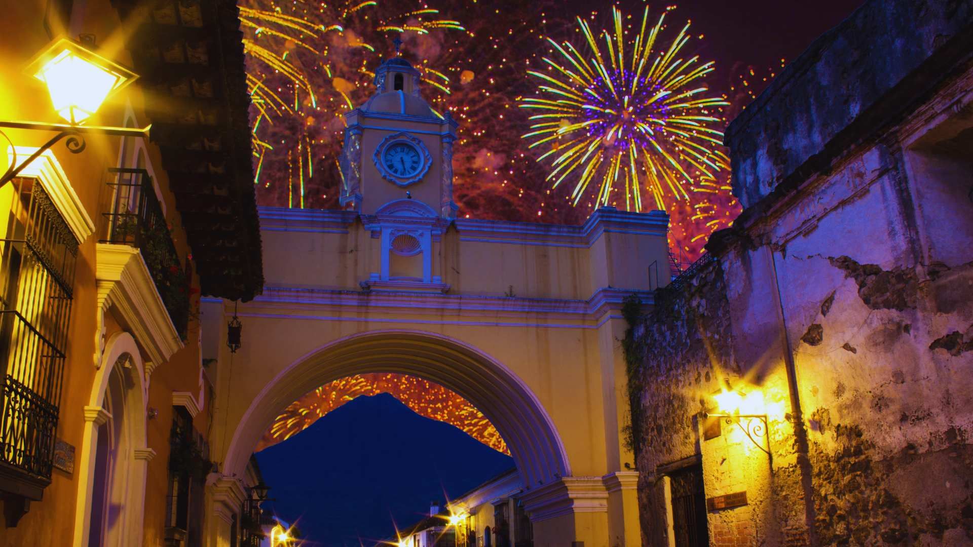 El fin de año no es solo una fecha en Guatemala, es una experiencia vibrante que mezcla cultura, naturaleza y mucha diversión. Si estás buscando un lugar donde despedir el año con estilo, emoción y un toque de aventura, Guatemala tiene todo lo que necesitas. Aquí te contamos cómo puedes convertir las últimas semanas de 2024 en recuerdos inolvidables.  

---

### **1. Antigua Guatemala: La Ciudad que Brilla en Navidad**
Imagina caminar por calles adoquinadas iluminadas por miles de luces mientras el aroma a tamales y ponche caliente invade el aire. Antigua Guatemala es el destino perfecto para quienes aman las festividades tradicionales. Durante diciembre, la ciudad se transforma en un escenario mágico con desfiles, conciertos al aire libre y su icónico espectáculo de fuegos artificiales. ¿Te atreves a terminar el año bailando bajo las estrellas con el Volcán de Agua como telón de fondo?  

![1.jpg](https://s3.us-south.cloud-object-storage.appdomain.cloud/bucket-travelisimo/1_00ddeb45c9)


---

### **2. Lago de Atitlán: Una Escapada para el Alma**
¿Prefieres algo más tranquilo pero igual de impresionante? El Lago de Atitlán es un paraíso que combina vistas espectaculares con una vibra relajante. Despide el año paseando en lancha por sus aguas cristalinas, explorando los coloridos pueblos mayas y disfrutando de cenas bajo un cielo lleno de estrellas. ¿Un ritual especial? Agradece el año que termina con una ceremonia espiritual en San Marcos La Laguna.  

![2.jpg](https://s3.us-south.cloud-object-storage.appdomain.cloud/bucket-travelisimo/2_697e68d7ec)

---

### **3. Vive la Historia en Tikal**  
¿Y si te dijéramos que puedes cerrar el año en una ciudad maya milenaria rodeada de selva? Tikal no solo es un sitio arqueológico, es una experiencia que te conecta con el pasado. Desde los imponentes templos hasta las vistas desde el Templo IV al amanecer, este lugar te hará reflexionar sobre el tiempo y la naturaleza. Además, las ceremonias mayas que celebran el inicio del nuevo ciclo son algo que no te puedes perder.  

![3.jpg](https://s3.us-south.cloud-object-storage.appdomain.cloud/bucket-travelisimo/3_83e0b24702)

---

### **4. Aventura en las Playas del Pacífico**
Monterrico y Puerto de San José son destinos perfectos para quienes buscan relajarse, pero con un toque de aventura. Aquí puedes disfrutar de un clima cálido, liberar tortugas al atardecer y bailar al ritmo de la música en fiestas playeras que duran hasta la madrugada. ¿Te imaginas empezar el nuevo año con los pies en la arena y el sonido de las olas?  

![4.jpg](https://s3.us-south.cloud-object-storage.appdomain.cloud/bucket-travelisimo/4_d8f171e84f)

---

### **5. Fiestas Urbanas en la Ciudad de Guatemala**
La capital del país no se queda atrás. Durante las últimas semanas del año, la Ciudad de Guatemala se llena de vida con ferias, mercados navideños y conciertos gratuitos. El encendido del árbol de Navidad gigante en el Paseo Cayalá y los desfiles de luces en el Paseo de la Sexta son eventos que no puedes perderte. Además, los bares y restaurantes ofrecen fiestas temáticas para todos los gustos.  

![5.jpg](https://s3.us-south.cloud-object-storage.appdomain.cloud/bucket-travelisimo/5_9b13f89b0b)

---

### **¿Por Qué Guatemala para Fin de Año?**
Guatemala no es solo un destino, es una experiencia que te conecta con la naturaleza, la cultura y las tradiciones. Ya sea que quieras vivir aventuras extremas, relajarte en un lago mágico o bailar en una ciudad colonial, este país tiene todo lo que necesitas para cerrar el año de manera épica.  

Así que, ¿qué esperas? Haz las maletas y prepárate para despedir 2024 con el espíritu vibrante de Guatemala. ¡Te esperamos para celebrar juntos!  