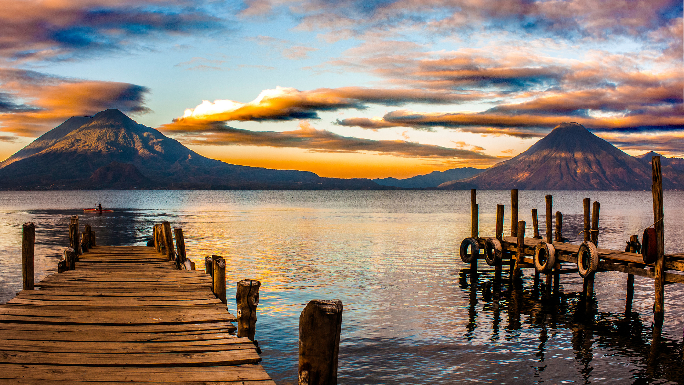 # Los Lagos más importantes de Guatemala

Guatemala cuenta con riquezas naturales únicas, en donde puedes realizar muchas actividades extremas y convivir con la naturaleza de nuestro país. Sus lagos son hermosos, y visitarlos significa vivir una experiencia única e inigualable.

## Lago de Izabal

El Lago de Izabal,el lago más grande de Guatemala es un sitio que seguro debes conocer, sus atardeceres son pintorescos e impresionantes. Lo mejor es que puedes realizar muchas actividades diferentes con un clima cálido este es un sitio ideal para disfrutar del verano.

![lago-izabal.jpg](https://cdn.travelisimo.com/lago_izabal_a6988cc6d3)

## Lago de Atitlán

Este lago se ubica en el departamento de Sololá, es uno de los lagos más hermosos de Guatemala y el segundo más grande que existe en el país. Este lugar cuenta con una riqueza inigualable, con múltiples actividades por hacer alrededor del mismo.

![Lago-de-Atitlán-Guatemala.jpg](https://cdn.travelisimo.com/Lago_de_Atitlan_Guatemala_5cbb3c6dcd)
 
## Petén Itza

El Lago de Petén Itzá está ubicado en el departamento de Petén, su nombre significa "brujo del agua". Es un sitio impresionante, con una riqueza natural única que lo convierte en un sitio muy visitado por turistas extranjeros y guatemaltecos. Su profundidad es de 160 metros, en el puedes nadar, pasear en lancha o en motos de agua y también disfrutar de aventuras únicas.

![lago-peten-itzajpg.jpg](https://cdn.travelisimo.com/lago_peten_itzajpg_88c85d2363)

## Lago de Amatitlán
 
El Lago de Amatitlán es un sitio muy lindo que se encuentra a muy poca distancia de la Ciudad de Guatemala, exactamente a 25 kilómetros. Es un centro recreativo, fuente de energía eléctrica y de producción. Su profundidad máxima es de 33 metros y su nombre se relaciona con el significado "entre amates". Es un lugar muy visitado por su lindo paisaje y por la variedad de negocios que se encuentran a su alrededor.

![Lago-de-Amatitlan-885x500.jpg](https://cdn.travelisimo.com/Lago_de_Amatitlan_885x500_aac274cb37)

## Lago Güija
 
El Lago Güija cuenta con una extensión de aproximadamente 45 kilómetros cuadrados, este hermoso lago se encuentra entre la frontera de Guatemala y El Salvador, siendo un área volcánica, posee distintas islas y un islote. Es un sitio muy lindo, tiene unos atardeceres muy lindos que vale la pena conocer. Puedes pasear en lancha y acampar a la orilla de este lago.
 
![Lago-de-Güija-Guatemala.jpg](https://cdn.travelisimo.com/Lago_de_Gueija_Guatemala_1dad92c528)

