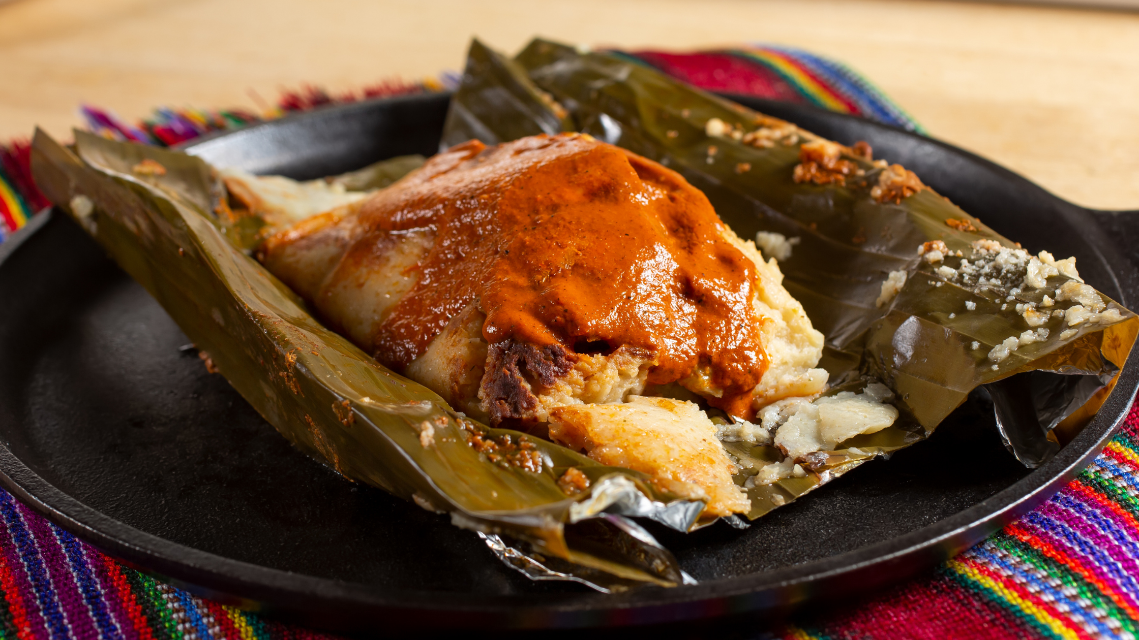 # Typical foods of Guatemala that you should know
 
The errands, broths and stews are some of the typical Guatemalan meals that we enjoy the most. Guatemala is full of different ethnic groups and different people, each with a variety of cultural expressions.
One of those expressions is gastronomy. Guatemala is full of dishes and flavors. 

## Kak ik

A dish typical of the Q'eqchi 'region, this broth is one of the favorites for its “chunto” (chompipe) meat, different vegetables, spices and chili, a lot of chili. Rice to accompany, "pochitos" (butter tamales) and cocoa or pinol to drink.
![kak-ik-guatemalteco.png](https://cdn.travelisimo.com/3_1_38a1231978)

## Enchiladas

Toast with minced meat, cheese, a touch of egg, sauce, cheese, and beets for that signature color. A challenge to eat it without breaking the toast, but with a wonderful flavor to try.
![enchiladas-guatemaltecas.png](https://cdn.travelisimo.com/enchiladas_guatemaltecas_b99cbc5f77)

## Fiambre

A mixture of cold cuts and vegetables, chicken broth, cheeses and more that requires weeks of preparation and a lot of work. Still, it is a traditional dish of the celebration on All Saints Day, an exceptional mix of flavors.
![Fiambre-de-guatemala.png](https://cdn.travelisimo.com/Fiambre_de_guatemala_a8824e2c30)

## Paches

Potato base and message with enough tomato to give that red color, and great flavor, to one of the classic dishes on Thursdays. It tastes better if it brings chili and chicken.
![paches-de-guatemala.png](https://cdn.travelisimo.com/9_f2a88ffb8d)

## Shucos

Bread, avocado, cabbage and your favorite sausage, be it sausage, chorizo, longaniza or even roast beef. The shucos are in different carts, a food that is prepared quickly and tastes good.
![shucos-usac-refa-comida.png](https://cdn.travelisimo.com/shucos_usac_refa_comida_b7611c450d)

## Tamales
With corn masa and an errand along with chicken or pork, tamales are a favorite meal on Saturdays, or at New Year's Eve parties. Along with a French bread and coffee, great.
![tamal-guatemalteco.png](https://cdn.travelisimo.com/tamal_guatemalteco_d07a0ccf94)

## Chuchitos

Dough, errand and meat, the chuchitos are one of the best spare parts. They are small, so it is usual to eat more than one, served with tomato sauce and cheese.
![chuchitos-guatemaltecos.png](https://cdn.travelisimo.com/chuchitos_guatemaltecos_4cf189c46c)

## Tortillas
From the comal or from the basket? Tortillas are the ideal accompaniment to most of our meals, be it white, yellow or black corn. They are good even on their own with salt, cheese or beans turned over. Splendid.
![Tortillas-negras-Guatemala.png](https://cdn.travelisimo.com/Tortillas_negras_Guatemala_3bf2b237dc)

## Pepián

One of the traditional messages of the country, the chicken pepián and its consistency are an exquisite delicacy. It goes very well with vegetables, rice and some tortillas.
![pepian-guatemalteco.png](https://cdn.travelisimo.com/pepian_guatemalteco_97ebc0c553)

## Caldo de res

One of the famous broths. Prepared with beef, the stew is added cassava, potatoes, carrots, corn and more vegetables for a meal that fills the hungriest and everyone likes.
![2.png](https://cdn.travelisimo.com/bucket-travelisimo/2_3490ceb98a)