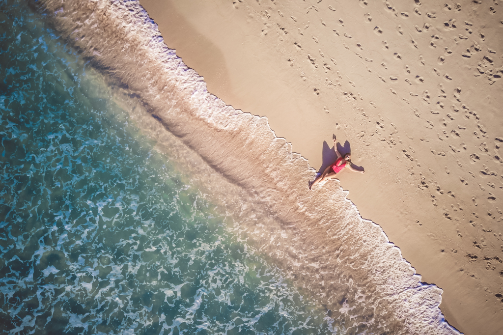 #  Las 5 mejores playas de Guatemala

Las 5 mejores playas de Guatemala, un país con una costa pacífica característica por sus exóticas arenas negras, una pequeña costa en el Caribe con arenas blancas y numerosas playas lacustres en escenarios formidables.

## Monterrico
Una de las playas mas famosas del país. Destaca por la arena y se conoce como uno de los lugares más bellos de Centroamérica y una de las mas visitadas por los locales.[Leer más](https://es.wikipedia.org/wiki/Monterrico_(Santa_Rosa))
![1(1).png](https://cdn.travelisimo.com/1_1_253dc973f4)

## Puerto de San Jose
Conocido por los guatemaltecos debido a que es un lugar muy agradable para descansar y pasar unos días al lado del mar. [Leer más](https://es.wikipedia.org/wiki/Puerto_San_Jos%C3%A9)
![2(1).png]https://cdn.travelisimo.com/2_1_db70adc0f9)

## Livingston
Está situado a lo largo de las orillas de la Bahía de Amatique cerca de la desembocadura del Río Dulce. La ubicación es hermosa y exótica. El Río Dulce, se puede explorar fácilmente, incluyendo sus cañones y selvas, además hay un gran número de playas y cascadas cercanas.[Leer más](https://es.wikipedia.org/wiki/Livingston_(Izabal))

![3(1).png](https://cdn.travelisimo.com/3_1_168346ceef)

## Playa Tilapia
Un reconocido pueblo reconocido de pescadores, tranquilo y poco popular, que ofrece playas de arena blanca y aguas cristalinas.[Leer más](https://www.guatemala.com/guias/aventura/lugares-visitar-san-marcos-guatemala/playas-de-tilapa-.html)
![4(1).png](https://cdn.travelisimo.com/4_1_373c15a83a)

## Las Lisas
una playa que al igual que varias de esta zona, impresiona con sus exóticas arenas negras de origen volcánico, grandes olas y zonas de manglares.[Leer más](https://www.guatemala.com/guias/aventura/lugares-turisticos-santa-rosa-guatemala/playa-las-lisas-santa-rosa.html)
![5.png](https://cdn.travelisimo.com/5_30c8089831)
