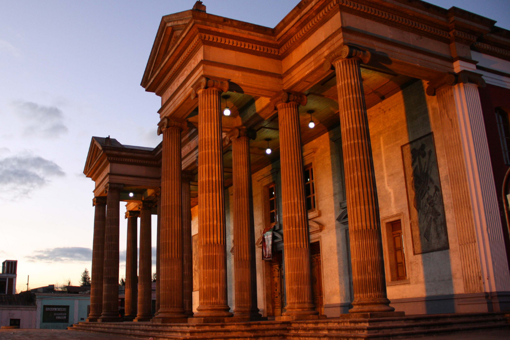 Quetzaltenango is a picturesque city in Guatemala. It is full of places with great cultural value and natural spaces that will make you fall in love. Also known as Xelajú or also Xela, this destination has a lot of history to tell. Enjoy Guatemala and keep getting to know it, we will leave you a list of places in Quetzaltenango that you can definitely visit.

## Los Altos Railway Museum
It was built at the request of President Justo Rufino Barrios in 1881.
[Read more] (https://es.wikipedia.org/wiki/Ferrocarril_de_Los_Altos)
![1(1).png](https://cdn.travelisimo.com/1_1_004cc23241)


## Lagoon and Chicabal Volcano
The Chicabal Lagoon is a crater lake in Guatemala. [Read more] (https://aprende.guatemala.com/historia/geografia/lugar-sagrado-laguna-de-chicabal/)
![2.png](https://cdn.travelisimo.com/2_2ac0a5695c)


## Pasaje Enríquez

The Enríquez Passage is part of a building built in Quetzaltenango in 1900 by the architect Alberto Porta [Read more] (https://aprende.guatemala.com/cultura-guatemalteca/patrimonios/pasaje-enriquez-de-quetzaltenango/)
![3(1).png](https://cdn.travelisimo.com/3_1_4b36daf32d)


## Temple of Minerva
During the government of Manuel Estrada Cabrera, various versions of the Temple of Minerva were built throughout Guatemala. [Read more] (https://aprende.guatemala.com/cultura-guatemalteca/patrimonios/templo-de-minerva-en-guatemala/)
![4(1).png](https://cdn.travelisimo.com/4_1_30313c6f5b)


## Cerro el Baúl
It is a lava dome that dominates the Quetzaltenango valley in Guatemala. [Read more] (https://aprende.guatemala.com/cultura-guatemalteca/leyendas/leyenda-cerro-el-baul-quetzaltenango/)
![5.png](https://cdn.travelisimo.com/5_737732802e)

## Museum of natural history of Quetzaltenango
It exhibits a diverse collection of historical objects such as pre-Columbian Mayan ceramics in addition to the history of Quetzaltenango. [Read more] (https://aprende.guatemala.com/cultura-guatemalteca/patrimonios/museo-historia-natural-quetzaltenango/)
![6.png](https://cdn.travelisimo.com/6_5dfd36134b)

## House No´j
The House of Culture in Quetzaltenango is not only beautiful, but it also has art galleries and sophisticated facilities. [Read more] (https://www.facebook.com/pages/Casa-NOJ/533507450065614)
![7.png](https://cdn.travelisimo.com/7_85f6a17097)