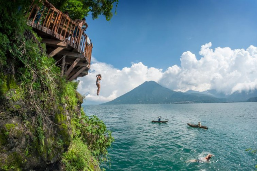 Lugares  naturales en Guatemala que son la belleza natural que la distingue y hace de Guatemala un país diverso. Sin embargo, todos buscamos lugares al aire libre para poder visitar en tiempos de Post-Covid19 en 2021.

## Ramtzul
Un lugar único por distintas características. Una de sus mayores atracciones es el increíble bosque de bambú que es ideal para fotografías y entre senderos. Cuenta con servicios de Hotel Ecológico.
[Ver más](https://aprende.guatemala.com/historia/geografia/ram-tzul-cascada-reserva-natural-baja-verapaz/)

![1.png](https://cdn.travelisimo.com/1_c7e47e1539)


## Ranchitos del Quetzal
Los Ranchitos en Baja Verapaz, un lugar dedicado a la experiencia de observar el quetzal. Podrías tomar fotografías impresionantes a el Ave Nacional de Guatemala.
[Ver Más](https://aprende.guatemala.com/historia/geografia/ram-tzul-cascada-reserva-natural-baja-verapaz/
)

![2.png](https://cdn.travelisimo.com/2_64fb35e479)


## Cerro Tzankujil
Uno de los principales atractivos de San Marcos la Laguna en Sololá. El espacio ofrece senderos para los que disfrutan de miradores, visitas únicas, antiguos altares ceremoniales mayas y un trampolín de 7 metros de alto hacia el lago de Atitlán.
[Ver Más](https://www.guatemala.com/guias/aventura/lugares-turisticos-san-marcos-la-laguna-guatemala/cerro-tzankujil-reserva-natural-con-vista-.html)

![3.png](https://cdn.travelisimo.com/3_1f524a49d9)


## Reserva Natural los Tarrales
Un lugar fascinante para las personas que quieren disfrutan la naturaleza. Una de las plantaciones mas grandes del Volcán Atitlán donde podrás observar hasta 300 tipos de aves y diferentes animales en su habitad natural.
[Ver Más](https://es.tarralesreserve.com/)

![4.png](https://cdn.travelisimo.com/4_a7d4b1b389)

## Cascada de Tatasire
Una zona montañosa que protege un impresionante bosque de pino y áreas de agua dulce. Puedes disfrutar de actividades como rapel y canopy, bicicleta de Montaña, acampar, etc.
[Ver Más](https://www.alonatural.com/)

![5.png](https://cdn.travelisimo.com/5_f890a79ed7)


