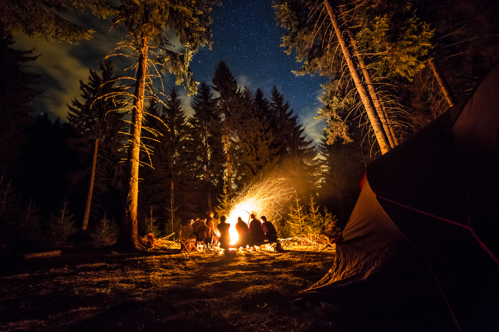 Acampar es una actividad que se ha vuelto popular entre los viajes familiares y de amigos, una actividad que se vuelve amigable con el distanciamiento social y en pleno 2021 aún tenemos muchas dudas en donde se puede realizar esta actividad de forma segura y lo más cercano a la Ciudad de Guatemala, En esta lista te dejaremos nuestras 5 mejores recomendaciones para poder disfrutar de tiempo al aire libre y una buena caminata.


## Corazón de Agua

Ubicado en Magdalena Milpas Altas, a solo 40min de la capital, es un parque ecológico que esta tomando fama en los últimos meses gracias a su vista de 180 grados hacia el lago de Amatitlán y parte de la ciudad de Guatemala, con una caminara de 1 hora a paso lento, ideal para toda la familia desde niños hasta personas mayores, cuenta con miradores, churrasqueras, columpios y un bosque envidiable donde podrás acampar en la cima por Q25 por carpa. [Descubrelo](https://www.facebook.com/Parquecorazonagua/)

![1.png](https://cdn.travelisimo.com/1_4f83c9c5db)

## Parque Calderas
Cerca del Volcán Pacaya tiene una laguna famosa por su belleza donde aparte de acampar cerca de uno de los volcanes activos que encuentras en Guatemala, puedes realizar actividades como kayak, senderismo, avistamiento de aves, paseo a caballo, etc. Con un horario de atención de lunes a domingo: 8:00 a.m. a 6:00 p.m.[Conocelo](https://www.facebook.com/parquecalderasguatemala)

![Banner.jpg](https://cdn.travelisimo.com/Banner_9309011e5b)

## Senderos de Alux
Un lugar ideal para visitar con la familia o amigos, con senderos para recorrer una de las montañas que abastecen el agua potable a sus alrededores, siendo un destino naturalmente vital, puedes acampar en las áreas destinadas y recorrer el parque hasta uno de los miradores con vista a la interamericana y ver el amanecer en este punto es algo sin duda, mágico. Cuenta con seguridad dentro del lugar y todos los servicios que necesitas para poder pasar una noche a gusto, te recomendamos llevar algo para el frio que sin duda te hará falta.[Como llegar](lhttps://goo.gl/maps/brG3KrZpozgCSwmA6)

![3.png](https://cdn.travelisimo.com/3_a2f68c57ad)

## Finca Cienaguilla
Un espacio natural ubicado en San Jose Pinula, cuenta con una laguna rodeada donde puedes acampar y hacer hasta competencias de balsas, también puedes hacer senderismo, así como gotcha y otras actividades con las que cuenta la finca, suficientemente alejado de la ciudad para poder observar la vía láctea y hacer fotografías impresionantes, el camino para llegar a ella acepta cualquier tipo de vehículo para que no tengas excusas para no visitarla. [Más Info](https://www.facebook.com/Cienaguilla)

![4.png](https://s3.us-south.cloud-object-storage.appdomain.cloud/bucket-travelisimo/4_975c12c818)

## Laguna del Pino
Ubicada en el Cerinal, Santa Rosa cuenta con muchísimas actividades para realizar como cabalgatas, cancha de futbol, ciclismo de montaña, Ecoturismo y muchas cosas más, entre ellas tener la oportunidad de acampar a la orilla de esta laguna, puedes hacerlo tanto en la parte publica como en lugares alrededor de ella que son propiedad privada y por un costo te autorizan poder acampar a la orilla de la laguna y con todos los servicios necesarios por Q50 en adelante. [Más Info](https://aprende.guatemala.com/historia/geografia/laguna-el-pino-santa-rosa/)

![2.png](https://cdn.travelisimo.com/2_7514aa4ada)
