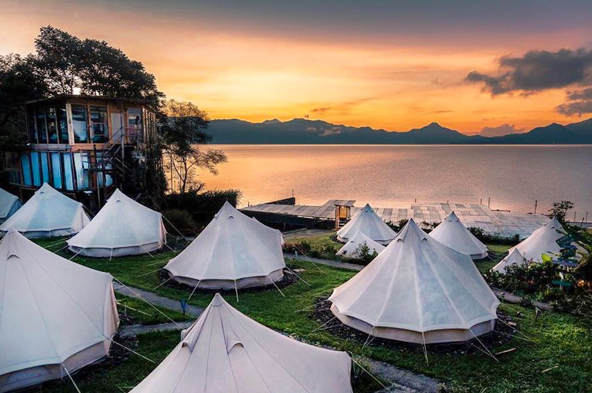 Si eres de las personas que ama la naturaleza pero aborrece la incomodidad y la falta de servicios, entonces puede que el Glamping se convierta en tu nueva actividad favorita. Este innovador concepto de hospedaje te permite disfrutar perfectamente de la naturaleza en todo su esplendor, y al mismo tiempo dormir en una casa de campo de lujo. 
En esta experiencia combinas la relajación, el confort y la comodidad, con la aventura, la adrenalina y la emoción de dormir rodeado de naturaleza.

Guatemala tiene lugares hermosos en los cuales puedes realizar Glamping, y disfrutar de la increíble naturaleza sin perder el confort que tanto te gusta.
A continuación encuentras 7 asombrosos lugares para ir de Glamping en Guatemala

#### Casa Blanca Glamping - Antigua Guatemala

![Glamping.png](https://cdn.travelisimo.com/Glamping_029e1194a9)
##### Casa Blanca Glamping

Disfrute de un camping en la naturaleza con todos los lujos y comodidades de un hotel en Finca Casa Blanca. Justo fuera de Antigua, la finca está ubicada en una antigua granja de café y aguacate y ahora cuenta con un restaurante en el lugar, rutas de la naturaleza y alojamiento.

**Ubicación**
1ra. Avenida San Mateo Milpas Altas, Sacatepequez

O búscalos en [Google Maps](https://g.page/where-nature-meets-luxury?share)

**Book your accommodation with [the best prices here](https://travelisimo.com/es/guatemala/alojamiento/estadias-unicas/antigua-guatemala/casa-blanca-glamping?currency=USD&country=GT)**

- - -

#### Green Rush Glamping - Ciudad de Guatemala

![Glamping - Green Rush.png](https://cdn.travelisimo.com/Glamping_Green_Rush_9f9b5f2d37)
##### Glamping en Green Rush

Green Rush Glamping es una experiencia de campamento de lujo ecológica que ofrece un escape del ajetreo y el bullicio de la vida de la ciudad. Está ubicado en el centro de la ciudad de Guatemala, lo que lo convierte en un excelente destino si tienes que mantenerte cerca de la ciudad pero buscas una experiencia natural. 

**Ubicación**
Carr. Colmenas-Villa Canales, Villa Canales

O búscalos en [Google Maps](https://goo.gl/maps/4hm4tUh8u9Lu72W66)

**Book your accommodation with [the best prices here](https://travelisimo.com/es/guatemala/alojamiento/estadias-unicas/guatemala-city/glamping-at-green-rush?currency=USD&country=GT)**

- - -

#### Beso de luna Glamping - Antigua Guatemala

![Beso-de-Luna.jpg](https://cdn.travelisimo.com/Beso_de_Luna_b70297e70c)
##### Beso de luna Glamping

Beso de luna Glamping se encuentra rodeado de naturaleza, a tan solo minutos de la antigua Guatemala. El ambiente es tranquilo y relajante, con un paisaje maravilloso que te encantará al momento de poner tus pies en este lugar

**Ubicación**
Antigua vuelta grande, Aldea el Hato

O búscalos en [Google Maps](https://goo.gl/maps/wMTXt8YaRRknMy9x7)

- - -

#### Trek Antigua Glamping - Antigua Guatemala

![Trek-Guatemala.jpg](https://cdn.travelisimo.com/Trek_Guatemala_01bc107519)
##### Trek Antigua Glamping

Trek Guatemala ofrece tiendas de campaña de lujo con vistas únicas rodeadas de naturaleza cerca de Antigua Guatemala. Tienen una variedad de rutas de senderismo y son el lugar perfecto para alojarse para cualquier viajero que busque explorar la belleza natural de Guatemala.

**Ubicación**
3era avenida sur #28, Antigua Guatemala

O búscalos en [Google Maps](https://g.page/Trek-Guatemala-Tour-Operator?share)

- - -

#### Highland Natural Park Glamping - Quetzaltenango

![Glamping - Highland Natural Park.png](https://cdn.travelisimo.com/Glamping_Highland_Natural_Park_f9bd382acd)
##### Glamping Highland Natural Park

Glamping Highland Natural Park, el lugar perfecto para una escapada de fin de semana. Este es el tipo de experiencia que siempre has querido tener, rodeado de naturaleza, confort y un ambiente pacifico. Disfruta de múltiples restaurantes, piscinas, paseos a caballo, bicicletas de montaña, paseos en granja y mucho más.

**Ubicación**
Aldea Miramar, Km. 232, San Martín Chili Verde

O búscalos en [Google Maps](https://goo.gl/maps/b1KJwsY6XUb1ehFd9)

- - -

#### Acatenango Hiking & Glamping - Volcán Acatenango

![Glamping - acatenango hike and glamping.png](https://cdn.travelisimo.com/Glamping_acatenango_hike_and_glamping_a3f1ed316f)
##### Acatenango Volcano Hike & Glamping

Disfrutar de una experiencia de glamping en el Volcán Acatenango es un destino perfecto para aquellos que quieren vivir la aventura más increíble e inolvidable. Es un camping de lujo ubicado en la cima de un volcán en Guatemala, en dónde podrás observar un paisaje indescriptible en palabras. 
Tienes que vivirlo por ti mismo

**Ubicación**
Aldea la soledad, Guatemala

O búscalos en [Google Maps](https://goo.gl/maps/6Sf1JVN8woQH5kbp6)

- - -

#### Selina Glamping - Antigua Guatemala

![Glamping - Selina gt.png](https://cdn.travelisimo.com/Glamping_Selina_gt_796068e812)
##### Selina Guatemala

Selina Glamping ofrece una experiencia única porque no se trata solo de acampar. Ofrecen el ambiente de hostel pero con más gente y carpas de lujo. Hospedarte en Selina es es ideal para aquellos que buscan una experiencia única y quieren explorar la Antigua Guatemala.

**Ubicación**
6a Avenida Norte 43A, Antigua Guatemala

O búscalos en [Google Maps](https://goo.gl/maps/h39hJ2sMVKBUd3uF9)

- - -

Planifica tu próxima aventura a un Glamping con Travelisimo