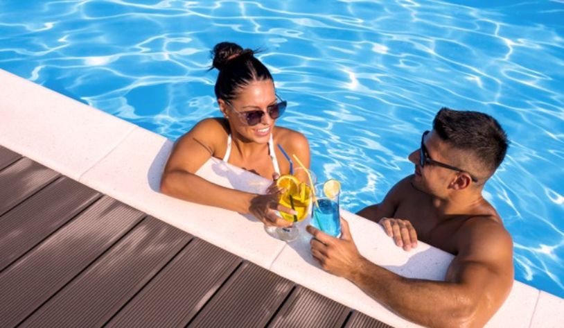 ¿Te preguntas en donde pasar ese día especial, o como reavivar la pasión con tu pareja? Entre un paraíso de reservas naturales, hermosos lugares turísticos y joyas dentro de la ciudad, seleccionamos para ti los 6 mejores sitios para vivir el romance al máximo con tu ser amado/a. Desde espacios verdes hasta bares, resaltamos los datos más importantes de cada uno de ellos para que elijas el que mejor se adapte a sus preferencias... para disfrutar del romance en Guatemala sin duda alguna debes leer estas recomendaciones:

## 1. Parque Ecológico Pino Dulce: 
Este maravilloso parque se encuentra en el Municipio de Mataquescuintla, en Jalapa; ofrece no solo un refugio para miles de especies naturales sino también un hermoso lugar turístico que puedes disfrutar al máximo en compañía de tu pareja. Se encuentra a 90 kilómetros de la ciudad, así que si desean alejarse un poco del ajetreo citadino y vivir momentos relajantes y románticos este puede ser el lugar ideal. Ofrecen diferentes actividades recreativas como: paseos a caballo, piscinas, caminatas por sus hermosos senderos y canopy. Si gozan de contemplar la naturaleza y los encantadores paisajes montañosos, este es el lugar indicado para ti y tu pareja. 

![Parque ecológico Pino Dulce.jpg](https://cdn.travelisimo.com/Parque_ecologico_Pino_Dulce_ac56fa3500)

## 2. [Earth Lodge](https://travelisimo.com/es/guatemala/alojamiento/estadias-unicas/antigua-guatemala/cabin-at-earth-lodge?currency=USD&country=GT): 
Es un albergue ecológico que cuenta con habitaciones privadas, recorridos, clases de yoga, y vistas panorámicas espectaculares. Desde sus instalaciones se pueden observar los volcanes y fascinantes puestas de sol. Son reconocidos por su deliciosa comida estilo casera, y por contar siempre con eventos especiales. Un paraíso único, a unos cuantos metros de altura ¡para elevar el romance al máximo!

![treehouse-encino-balcony-earth-lodge-antigua-guatemala (1).jpg](https://cdn.travelisimo.com/treehouse_encino_balcony_earth_lodge_antigua_guatemala_1_674f8462ac)

## 3. Viñamor: 
¡Alerta de vino! Este agradable y moderno bar de vinos se encuentra en el centro comercial Paseo Cayala, y combina la libertad de un espacio abierto con la comodidad y elegancia de la ciudad. Degustación de tablas dequesos y charcutería artesanal, combinado con una amplia variedad de vinos, en un ambiente cálido con acompañamiento musical.

![Viñamor.png](https://cdn.travelisimo.com/Vinamor_46cf17277a)

## 4. San Gregorio Hotel & Spa: 
Aquí podrás encontrar la perfecta combinación entre relajación y confort. Con modernas y estilizadas instalaciones, te ofrece un alojamiento lleno de placeres. Posee varias opciones de alojamiento, diferentes tipos de masajes, vistas espectaculares, piscinas privadas… todo para generar hermosos momentos de conexión y tranquilidad de la mano de tu pareja. ¡Mágico y especial!

![San Gregorio Hotel Spa.jpg](https://cdn.travelisimo.com/San_Gregorio_Hotel_Spa_e72d735586)

## 5. Casa Palopo: 
Este hotel ofrece un ambiente lleno de privacidad y tranquilidad perfecto para parejas. Una oportunidad de conexión íntima a lo alto del Lago Atitlán, con vistas de ensueño y atención de alta calidad.

![Palopo.jpg](https://cdn.travelisimo.com/Palopo_a4c979c301)

## 6. Café Sky: 
Si lo que buscas es tener una cita romántica y disfrutar de gastronomía de alta calidad, Café sky es una excelente opción para ti. Ofrece una vista espectacular de la Antigua Guatemala desde su terraza, y una amplia variedad de opciones de platillos y bebidas.

![CafeSky.jpg](https://cdn.travelisimo.com/Cafe_Sky_56d5df18a6)