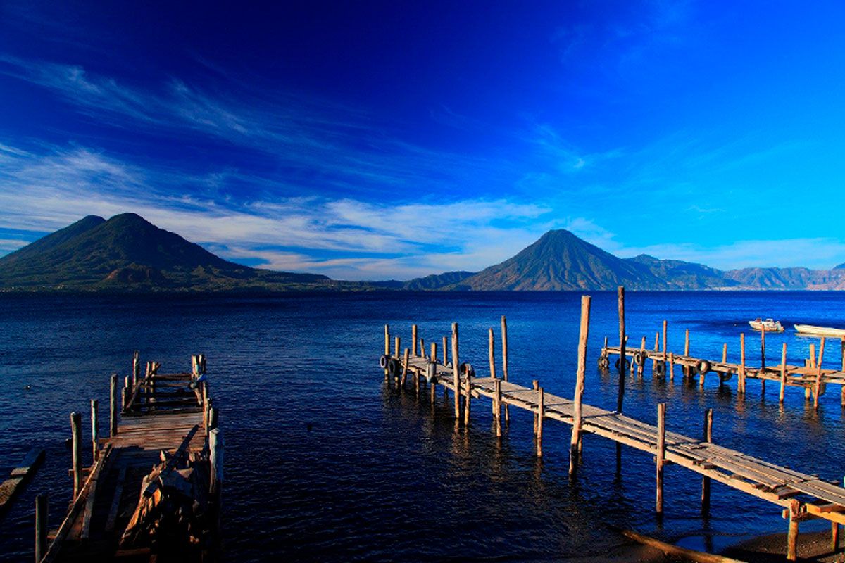 Cuando piensas en Paquetes y Destinos Turísticos Guatemala no es el primer país en el que piensas, quizás uno de los secretos más guardados para viajeros y mágico como muy pocos es este Paraíso ubicado en Centroamérica en donde se mezclan todos los ingredientes necesarios para unas perfectas vacaciones llenas de aventuras, color y la gente más linda del mundo. ¡Bienvenidos a Guatemala!

## Naturaleza y Climas
Bendecida con un clima de envidiar en Guatemala puedes disfrutar de diferentes microclimas desde el Norte en Petén donde la humedad y lluvias son protagonistas, pasando por el Valle Central donde las temperaturas son más bajas y hasta las costas del Pacifico y Caribe donde siempre es verano.

![1.jpg](https://cdn.travelisimo.com/1_ce8710a0cb)

## Flora y Fauna Autóctonos
En Guatemala encuentras al famoso Quetzal, ave nacional y orgullo de nuestro país. Gracias a los diferentes climas puedes encontrar miles de variedades de flores y orquídeas, arboles con frutos trópicos y abundantes especies de pájaros autóctonos de la región llenando de colores sus bosques.

![2.jpg](https://cdn.travelisimo.com/2_8dca19b6f2)

## Para Mochileros o Vip
En Guatemala encuentras [actividades](https://travelisimo.com/guatemala/things-to-do/tours-and-experiences?product=11&results=12&capacity=1&adult=1&currency=USD&country=GT&), [alojamiento](https://travelisimo.com/guatemala/accommodation/vacation-rentals?product=1&results=12&capacity=1&adult=1&currency=USD&country=GT&]) y mucho que hacer para todos los presupuestos, si deseas comer en restaurantes lujosos o en el Mercado Local existen variedades de opciones que se adaptan a los presupuestos de cada viajero para que puedas aprovechar el país y sus atractivos.

![3.jpg](https://cdn.travelisimo.com/3_bba5ed6f1e)

## Volcanes y Lagos Únicos
Guatemala posee una cadena volcánica digna de envidiar con colosos activos como el Pacaya, Volcán de Fuego y gigantes como el Volcán de Agua o Ipala, también contamos con extensos Lagos que albergan una gran variedad de especies y grandes mantos de agua mezclándose con las selvas.

![4.jpg](https://cdn.travelisimo.com/4_6c43d479f4)

## Cultura Maya 
Aun viva y creciendo la Herencia de los Pueblos Mayas sigue activa en cada rincón del país donde aún se practican rituales y ofrendas en días específicos que conmemoran diferentes celebraciones de la Cosmología Maya que con mucho respeto aun practican las nuevas generaciones.

![5.jpg](https://cdn.travelisimo.com/5_f21767fdc8)

## Artesanías  
Una de las actividades favoritas para los Turistas es comprar souvenirs y encontrar piezas decorativas para llevar a sus casas y siempre recordar esa aventura en aquel viaje, en Guatemala encuentras textiles típicos, arte en variedad y mezclas de colores y muchos artesanos talentosos y amigables.

![6.jpg](https://cdn.travelisimo.com/6_72ff045217)

## Gastronomía
Siempre con cuidado ya que es muy fácil obtener bacterias cuando viajes, pero en Guatemala pueden encontrar una gama envidiable de comidas y bebidas para deleitar el paladar, puedes probar platos en la calle, restaurantes o ventas donde disfrutar de un Atol o un Tamal, delicias locales típicas.

![fiambre.jpg](https://cdn.travelisimo.com/fiambre_f109228e45)

## Pirámides y Templos Mayas
Digno de películas de aventura como Indiana Jones, Guatemala posee una gran variedad de pirámides y templos de la época Maya algunos escondidos en la jungla y aun sin descubrir, si tienes el espíritu aventurero y deseos de explorar encontraras una gran variedad de riquezas para descubrir.

![8.jpg](https://cdn.travelisimo.com/8_29c1cb3e0b)

## Playas en el Pacifico y Caribe
Si tu idea es disfrutar del sol y la playa Guatemala ofrece largas playas de arena volcánica en el sur y hermosas playas de arena blanca en el Caribe siendo un destino menos explotado y con playas estilo vírgenes para descansar y alejarte de todo. ¡En Guatemala lo encuentras todo!

![10.jpg](https://cdn.travelisimo.com/10_bc6233fd3e)

Si deseas saber más sobre los Destinos y Atracciones que Guatemala tiene para ti subscríbete a nuestra plataforma.
