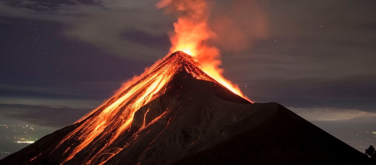 Volcán Acatenango Erupción.jpg