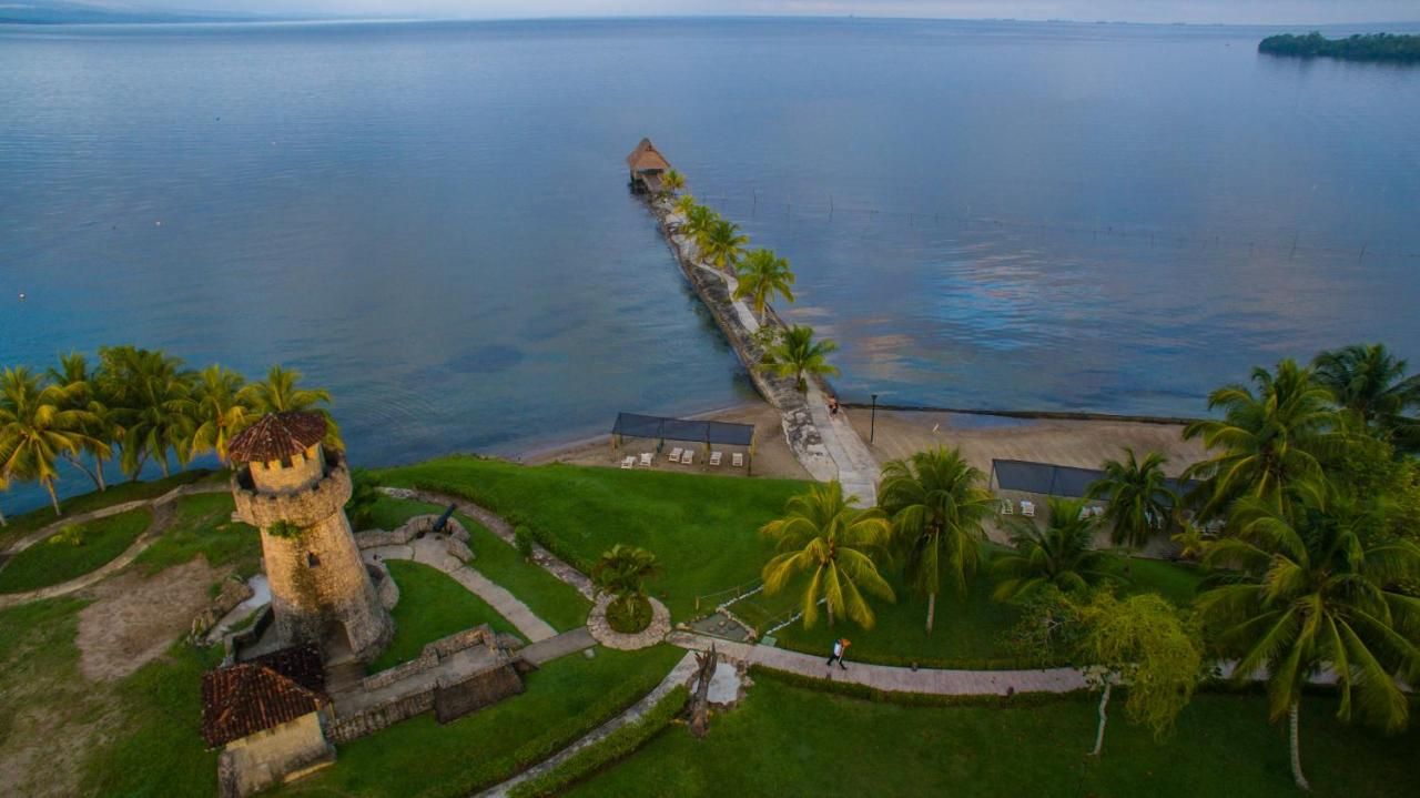 amatique-bay-puerto-barrios-travelisimo.jpg