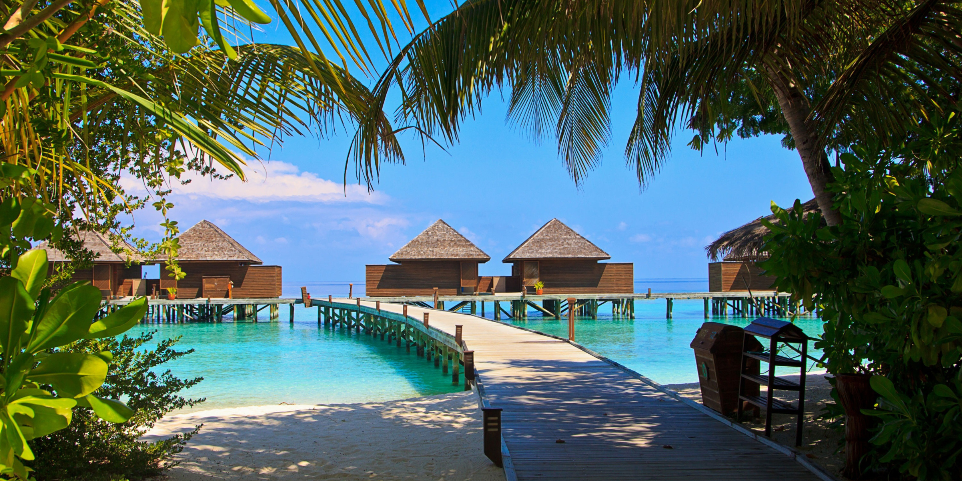 Over the years, different lodging options have emerged. Different platforms offer solutions for every traveler with many benefits, however, [hotels and resorts](https://travelisimo.com/es/guatemala/alojamiento/hoteles-y-resorts?results=12&capacity=1&adult=1&currency=USD&country=GT&order=1&) have also evolved and implemented improvements to attract tourists from all over the world by offering memorable experiences.

Although renting a vacation home is, without a doubt, highly recommended, hotels or resorts in Guatemala are also a good option, here we give you reasons to stay in a lodging of this type:

![blog-beneficios-hoteles-resorts-hospedaje-guatemala-vacaciones-habitacion.png](https://cdn.travelisimo.com/blog_beneficios_hoteles_resorts_hospedaje_guatemala_vacaciones_habitacion_84addf8504)
##### Photograph of hotel room

---

## Why stay in hotels or resorts in Guatemala?

For those looking to arrive at a perfect place after a full day of exploring a new destination, the hotel is ideal. A fresh, clean and comfortable room can be just perfect.

###### Book a hotel with Travelisimo and use the CODE LODGING10 to get a 10% discount.

### 24 hour service
In a hotel it is very easy to receive help at any time of the day, just call the front desk to have different services that make your stay easier.

### Worldwide availability
If you are a risk-averse traveler, opting for a worldwide chain hotel may be your best alternative. This way, it would be easy to find reviews and reliable information before booking.

### Loyalty programs
For a frequent traveler, some hotels have created important loyalty programs that allow you to save on your next trip. In addition, it is now common to find promotional packages at a hotel.

![blog-beneficios-hoteles-resorts-hospedaje-guatemala-vacaciones-piscina.png](https://cdn.travelisimo.com/blog_beneficios_hoteles_resorts_hospedaje_guatemala_vacaciones_piscina_faebb46c96)
##### Photograph of a luxury resort pool

---

## Book your stay in a hotel or resort with Travelisimo

**Travelisimo** offers all travel solutions in one place. From stays, to the [best tours](https://travelisimo.com/es/guatemala/actividades/tours-y-experiencias?product=11&results=12&capacity=1&adult=1&currency=USD&country=GT&order=1&), activities and transportation options to make your trip a truly spectacular experience.

Book a hotel or resort in Guatemala with [Travelisimo](https://travelisimo.com/es/). Expert advice and dozens of options for all travelers who want to discover the best of a unique destination in the world.