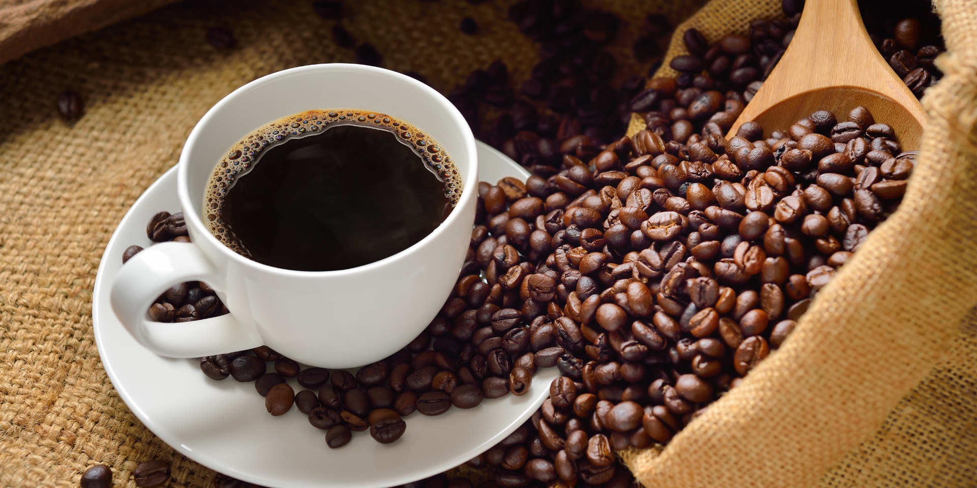 ## Café en Guatemala
Con más de 305 mil hectáreas de siembras cafetaleras, Guatemala destaca en la región por la calidad de sus granos de café. Sus climas, valles, suelos ricos en minerales, lluvias y cercanía al océano Pacífico hacen que este país tenga una ubicación privilegiada para la producción de café. Hoy en día el café es un símbolo de identidad de Guatemala que no solo destaca a nivel regional sino a nivel mundial, esto debido a su calidad y también su distintivo, elaborado y dedicado proceso de producción.

![blog-cafe-intro.png](https://cdn.travelisimo.com/blog_cafe_intro_5b9863c3ab)
 
## Origen
Entre 1750 y 1760 el café llega a Guatemala de Las Antillas y se siembra por primera vez en Antigua en donde su planta se usaba como decoración en algunos de los conventos de aquella época. Aproximadamente 50 años después, muchas bayas fueron sembradas en distintas partes del país como Jutiapa, Santa Rosa, Amatitlán y Villa Nueva. Para mediados del sigo XIX el café se usaba como medicina, pero al descubrir su potencial como una bebida el gobierno establece el “Decreto del Primero de Octubre” que brindaría recompensas para los primeros agricultores que produjeran 10 mil libras de café. Pocos años después se realiza la primera exportación de este producto a $10 por kilogramo, para en 1880 ser el cultivo más relevante de Guatemala constando del 80% del valor total de exportaciones. En 1889, el café del país fue reconocido como el “Mejor café del Mundo” por la Exposición Internacional de París.

![blog-cafe-origen.png](https://cdn.travelisimo.com/blog_cafe_origen_f1bdc46070)
 
## Producción
Actualmente se produce un 60% más café que hace 30 años. Para la cosecha del grano guatemalteco se buscan altitudes que ronden entre 1300 y 2000 metros sobre el nivel del mar. El 98% de los cultivos de café son bajo sombra y son recolectados a mano para poder llevar un control de calidad más estricto y minucioso. Se emplean tres distintos pasos para procesar el café; el pelado natural, el secado y el tueste. Las productoras de café suelen ser en su mayoría de pequeñas áreas.

![blog-cafe-produccion.png](https://cdn.travelisimo.com/blog_cafe_produccion_fcbf9875ee)
 
## Variedades
En el país existen dos especies de café, Coffea arábica y Coffea canephora, siendo la primera la más producida. De la primera especie surgen variedades como Caturra, Pache, Burbón Mundo Novo, Típica, entre otras. Así también se siembran variedades con resistencia a la roya, hongo parásito comúnmente encontrado en cafetales, como Catimores y Sarchimores, y también variedades cruzadas como Icatu, Anacafé 14, Tabi, entre otras.

![blog-cafe-variedades.png](https://cdn.travelisimo.com/blog_cafe_variedades_7ac31a5a46) 

## Regiones
El país se divide en 8 regiones cafetaleras que producen distintas tazas de café. Su variedad de microclimas, suelos, casas productoras y otros factores son los responsables del sabor de cada tipo de café producido. Las regiones cafetaleras de Guatemala son: Acatenango, Antigua, Atitlán, Cobán, Fraijanes, Huehuetenango, Oriente y San Marcos. Para conocer más sobre cada tipo de café haz clic [aquí.](https://travelisimo.com/es/guatemala/blog/publicaciones/regiones-cafetaleras-de-guatemala?country=GT)

![blog-cafe-caracteristicas.png](https://cdn.travelisimo.com/blog_cafe_caracteristicas_bb23f59ef7)
 
## Exportación
En el 2019 se exportaron alrededor de 4.63 millones de quintales de café, lo cuál equivale a $663.62 millones. Algunos de los destinos a donde se exporta este producto son (en orden descendente); Estados Unidos, Japón, Canadá, Bélgica, Italia, Alemania, Corea del Sur, Malasia, Países Bajos y República Checa. Los granos más exportados son los Estrictamente Duro (SHB). Según la Organización Internacional del Café, Guatemala es el noveno país exportador de café a nivel mundial.
 
![blog-cafe-exportacion.png](https://cdn.travelisimo.com/blog_cafe_exportacion_3fdb3000f0)

## Economía
Hoy en día casi el 3% del territorio nacional está conformado por siembras de café por lo que podemos encontrar de estas cosechas en los 22 departamentos del país y en el 60% de los municipios. Existen un aproximado de 125 mil productoras de café que generan más de medio millón de empleos a guatemaltecos. Para 2019 la participación en el mercado internacional del café fue del 2.72% colocando al país en los ojos del mundo debido a su producto de calidad.

![blog-cafe-economia.png](https://cdn.travelisimo.com/blog_cafe_economia_5f2df5122f)
 
---

Descubre más sobre el café de Guatemala y vive experiencias inolvidables en este [tour del café.](https://travelisimo.com/es/guatemala/actividades/tours-y-experiencias/antigua-guatemala/coffee-tour-and-off-road?adult=4&currency=USD&country=GT&)
