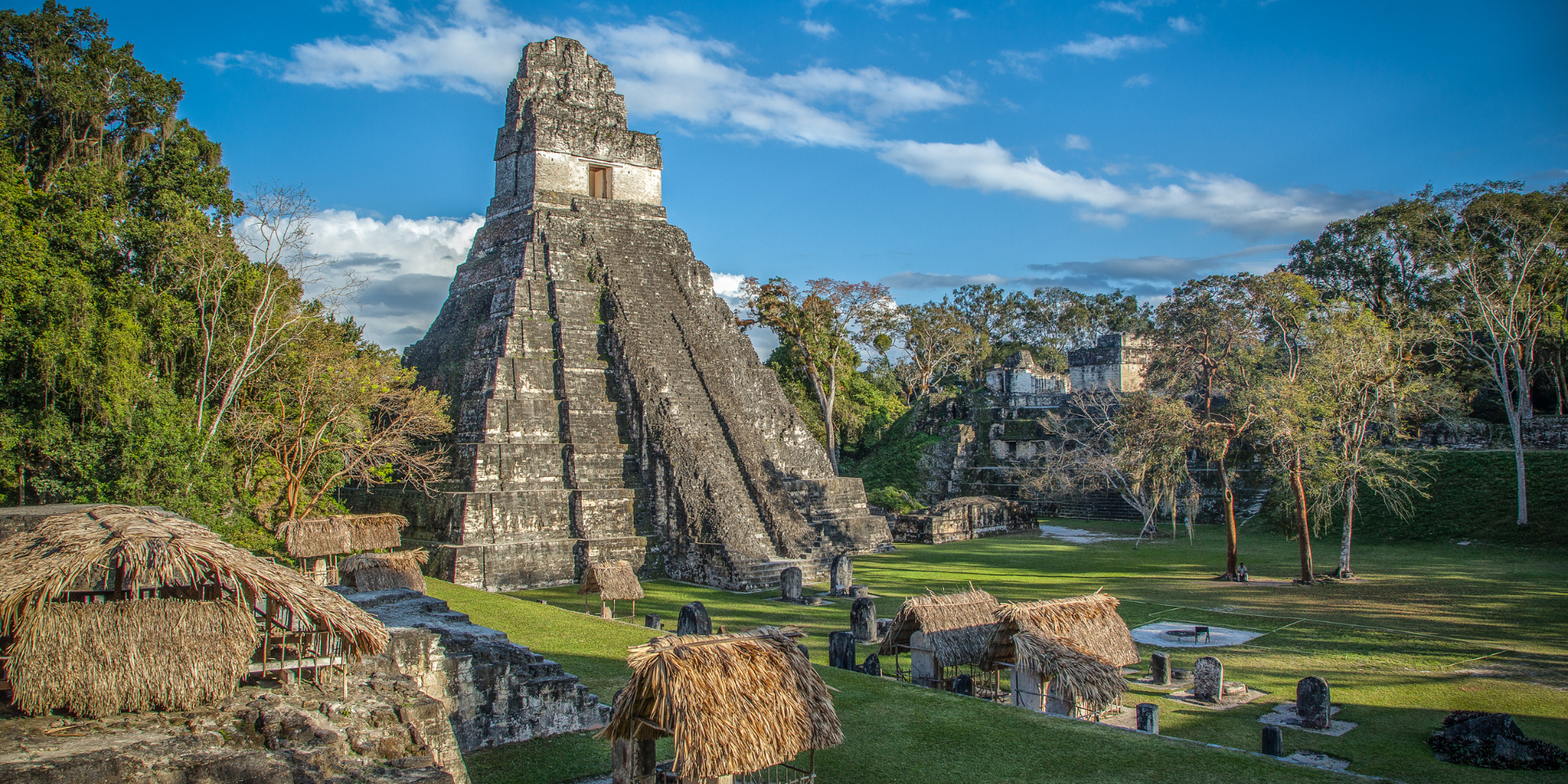 El Parque Nacional **Tikal** está ubicado en Petén, Guatemala. Es un sitio arqueológico reconocido mundialmente gracias a sus impresionantes pirámides y la selva que lo rodea.

[Intriper](https://intriper.com/?s=tikal) eligió a Tikal como uno de los 8 monumentos más misteriosos del mundo. Este sitio turístico se descubrió oficialmente en 1848, posteriormente, entre 1881 y 1882 se realizaron las primeras investigaciones de carácter científico a cargo de Alfred P. Maudslay.

Este Parque Nacional está situado dentro de la Reserva de la Biosfera Maya, por lo que en él habitan múltiples especies vegetales y animales dentro de bosque tropical. Seguramente podrás apreciar monos y aves fácilmente, sin embargo, también los jaguares y pumas habitan el lugar.

En las investigaciones, que incluyeron un primer mapa de Tikal, donde aparecía la acrópolis central y la posición aproximada de los cinco grandes templos. ¿Deseas [conocer más](https://travelisimo.com/es/guatemala/blog/publicaciones/descubre-tikal-y-el-mundo-maya-en-peten-guia-antes-de-viajar?country=GT) sobre este majestuoso lugar?

![blog-consejos-viaje-tikal-guatemala-viaje-turismo.png](https://cdn.travelisimo.com/blog_consejos_viaje_tikal_guatemala_viaje_turismo_731be13934)
##### Fotografía de vista panorámica de Parque Nacional Tikal

---

## Si vas a visitar Tikal pronto, sigue estos 3 consejos:

Actualmente puedes llegar a Petén en bus o en avión. Llega al destino de la manera que más se ajuste a tu tiempo y presupuesto para disfrutar una experiencia que, sin duda, será inolvidable. 

### Contrata los servicios de un guía

Si estás en Guatemala, Tikal es una visita casi obligatoria. Contratar un guía puede hacer que tu experiencia sea más provechosa. Además, te recomendamos reservar el Tour del Amanecer, para ser testigo de cómo despierta la selva. Haz tus reservas en Travelisimo, ¡viajes y turismo en un solo lugar!

![blog-consejos-viaje-tikal-guatemala-guia-turistico.png](https://cdn.travelisimo.com/blog_consejos_viaje_tikal_guatemala_guia_turistico_3ed125a388)
##### Fotografía de viajeros con mochilas realizando un tour

---

### Ten en cuenta el clima y lleva ropa cómoda

Petén tiene un clima tropical cálido y húmedo, por ello, se recomienda llevar ropa fresca que permita adaptarse a la temperatura del lugar sin perder movilidad, especialmente si vas a visitar Tikal.

![blog-consejos-viaje-tikal-guatemala-clima.png](https://cdn.travelisimo.com/blog_consejos_viaje_tikal_guatemala_clima_cf98ef101a)
##### Fotografía demostrando la humedad alrededor de las pirámides de Tikal

---

### Visita otras partes de Petén

Aunque la belleza de Tikal te va a impactar, existen otros sitios que no te puedes perder estando en Petén, tal es el caso de:

- Isla de Flores.
- El Remate.
- Playa Chechenal.

![blog-consejos-viaje-tikal-el-remate-guatemala.png](https://cdn.travelisimo.com/blog_consejos_viaje_tikal_el_remate_guatemala_233d00e693)
##### Fotografía de muelle y rancho sobre el Lago Petén Itzá en El Remate, Petén

---

¿Estás listo para tu [aventura en Tikal](https://travelisimo.com/es/guatemala/actividades/tours-y-experiencias/tikal/sunrise-tour-of-tikal-ruins-2?country=GT&)? Guatemala es, sin duda, un destino lleno de sorpresas y la selva petenera es singular. Conoce este y otros destinos en este territorio centroamericano, hazlo de la mano de **Travelisimo**.

