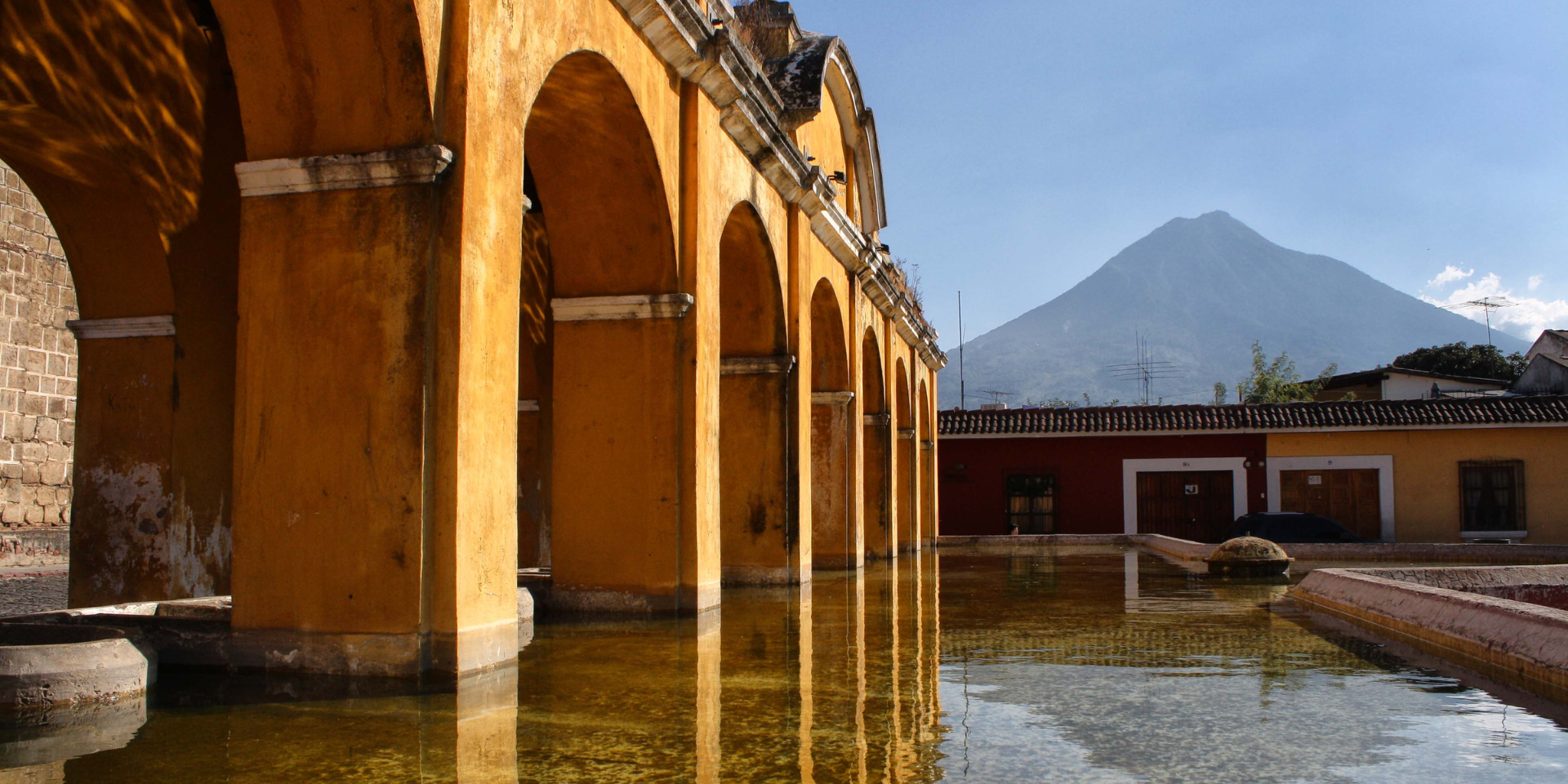 ¿Estás planeando un viaje a Guatemala pero dispones de poco tiempo? No te preocupes, todavía hay muchas cosas increíbles que ver y hacer en este hermoso país centroamericano. En este blog, compartiremos nuestras principales recomendaciones sobre lo que debes visitar en Guatemala si tienes poco tiempo.

![blog-experimenta-mejor-guatemala-tikal-antigua-volcan-parque.png](https://cdn.travelisimo.com/blog_experimenta_mejor_guatemala_tikal_antigua_volcan_parque_172e9491bb)
##### Fotografía del Parque Central de Antigua Guatemala

---

Uno de los destinos imprescindibles de Guatemala es la **encantadora ciudad colonial de Antigua**. Situada a las afueras de Ciudad de Guatemala, Antigua es conocida por sus calles empedradas, su colorida arquitectura colonial española y sus impresionantes volcanes a lo lejos. Tanto si buscas una estancia de lujo en un hotel boutique como una opción más económica como Airbnb, [Antigua tiene algo para todos](https://travelisimo.com/es/guatemala/alojamiento/hoteles-y-resorts?location=5d4d89d17ed8c404647a76ad&results=12&capacity=1&adult=1&currency=USD&country=GT&order=1&).

###### ¡Reserva tus actividades con Travelisimo! Usa el código TOURANTIGUA para obtener 10% de descuento al visitar Antigua.

Otro **destino de visita obligada en Guatemala es la antigua ciudad maya de Tikal**. Situada en la selva tropical del norte de Guatemala, Tikal alberga algunas de las ruinas mayas mejor conservadas de Centroamérica. Realiza una [visita guiada](https://travelisimo.com/es/guatemala/actividades/tours-y-experiencias/tikal/sunrise-tour-of-tikal-ruins-2?country=GT&) y conoce la fascinante historia y cultura de los mayas mientras exploras las imponentes pirámides y las antiguas plazas. Aunque es uno de los destinos más recomendados para ir, hay que decir que está lejos de otros destinos famosos como Atitlán, Antigua o el volcán Acatenango. 

![blog-experimenta-mejor-guatemala-tikal-maya.png](https://cdn.travelisimo.com/blog_experimenta_mejor_guatemala_tikal_maya_33f0c33b53)
##### Fotografía de la cabeza del Gran Jaguar en Tikal

---

**No olvide añadir el Lago Atitlán** a su itinerario. Situado en el corazón de las tierras altas, esta impresionante maravilla natural está rodeada de imponentes volcanes y salpicada de encantadores pueblos mayas. Es el lugar perfecto para relajarse y disfrutar de la belleza natural de Guatemala. Da un [paseo en barco](https://travelisimo.com/es/guatemala/actividades/tours-y-experiencias/panajachel/atitlan-boat-tour?country=GT&) hasta el pueblo de San Marcos y conoce las prácticas curativas mayas, o visita uno de los muchos mercados artesanales de los pueblos de los alrededores. Tanto si buscas aventuras como una oportunidad para relajarte, el lago Atitlán tiene algo para todos los gustos.

![blog-experimenta-mejor-guatemala-tikal-antigua-tiempo-atitlan.png](https://cdn.travelisimo.com/blog_experimenta_mejor_guatemala_tikal_antigua_tiempo_atitlan_1f1edd4df3)
##### Fotografia de botes en el Lago de Atitlán

---

**Si buscas aventuras y quieres vivir una experiencia única y emocionante durante tu viaje a Guatemala, no dejes de añadir una excursión a un volcán a tu itinerario.** Guatemala alberga varios volcanes activos, como el emblemático volcán Acatenango, en Antigua, y el imponente volcán Pacaya, cerca de Ciudad de Guatemala. Subir a la cima de uno de estos volcanes ofrece unas vistas panorámicas impresionantes y la oportunidad de contemplar de cerca la fuerza de la naturaleza. Sólo tienes que asegurarte de seguir las normas de seguridad y [contratar a un guía acreditado](https://travelisimo.com/es/guatemala/actividades/reserva-un-guia?product=16&results=12&capacity=1&adult=1&currency=USD&country=GT&order=1&) para disfrutar de la mejor experiencia. ¿Por qué no añadir una excursión al volcán a su viaje a Guatemala? Es una experiencia que no olvidarás.

![blog-experimenta-mejor-guatemala-tikal-antigua-volcan-escalar.png](https://cdn.travelisimo.com/blog_experimenta_mejor_guatemala_tikal_antigua_volcan_escalar_793810d17c)
##### Fotografía del Volcán de Fuego en Guatemala

---

Por último, si buscas [playas y lugares donde practicar surf](https://travelisimo.com/es/guatemala/blog/publicaciones/blog-surf-en-guatemala?country=GT) no dejes de añadir a tu itinerario una visita a las playas de arena negra del Pacífico. Situadas en la costa del Pacífico de Guatemala, estas hermosas playas son conocidas por su llamativa arena negra y sus aguas cristalinas. **La playa de Monterrico o la de El Paredón son destinos populares**, que ofrecen una amplia extensión de playa de arena blanca perfecta para nadar, tomar el sol y relajarse. O diríjase a la encantadora ciudad costera de Monterrico y haga una excursión por los manglares o visite el cercano santuario de tortugas. Elija la playa que elija, en la costa del Pacífico de Guatemala encontrará muchas oportunidades para la aventura y el relax.

![blog-experimenta-mejor-guatemala-playa-monterrico-escuintla.png](https://cdn.travelisimo.com/blog_experimenta_mejor_guatemala_playa_monterrico_escuintla_7e6d1c88df)
##### Fotografía de la playa de Monterrico en Guatemala

---

No te pierdas la oportunidad de conocer Guatemala y sus diferentes destinos turísticos y planifica tu viaje con **Travelisimo**.