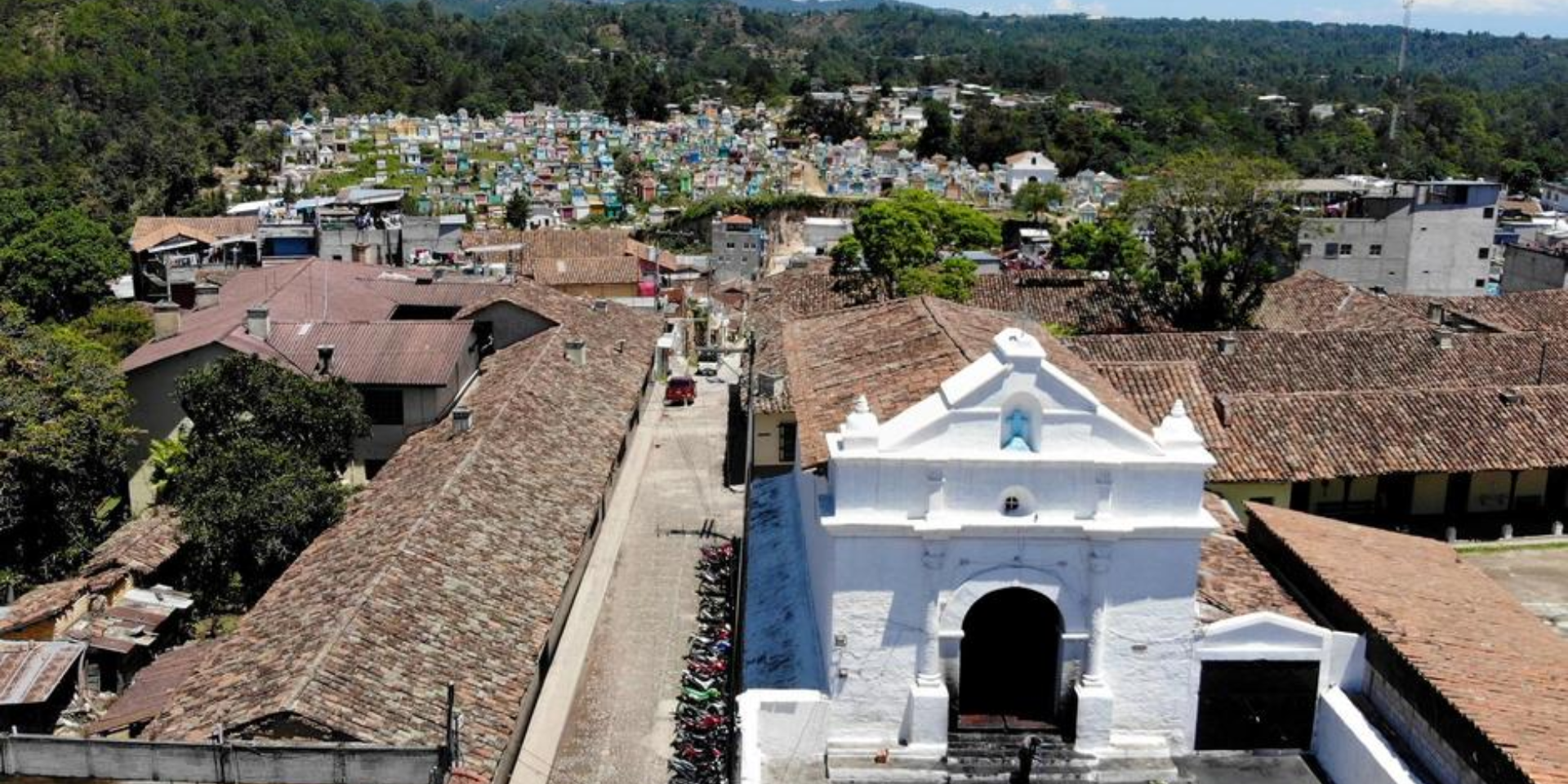 Chichicastenango es una pequeña ciudad situada en Quiché, Guatemala. Es conocida por su vibrante cultura indígena, sus coloridos mercados y sus impresionantes paisajes naturales. Este pintoresco lugar es un destino obligado para los turistas que visitan Guatemala.

El idioma que se habla en Chichicastenango es el quiché. Entre los lugares que hay que visitar está el mercado central, donde se pueden comprar artesanías, textiles, máscaras y diversos productos hechos a mano. También, es importante mencionar que, en este lugar se encontró el Popol Vuh, símbolo de la cultura maya.

![blog-foto-cuerpo-lo-mejor-de-chichicastenango.png](https://cdn.travelisimo.com/blog_foto_cuerpo_lo_mejor_de_chichicastenango_f4fcab0876)

##### Créditos: Fotografía de textiles tradicionales de Chichicastenango, Guatemala

---
## Mercado de Chichicastenango

Una de las actividades más populares en Chichicastenango es visitar el famoso mercado, que tiene lugar los jueves y domingos. Este bullicioso mercado es un crisol de culturas indígenas, y es un lugar estupendo para comprar tejidos tradicionales, cerámica y otras artesanías.

Los visitantes también pueden encontrar una gran variedad de comida y bebida, como frutas y verduras frescas, comida callejera y bebidas tradicionales mayas. Definitivamente es una visita obligada durante tu visita a Chichicastenango.

###### ¿Estás en Atitlán y quieres ir al mercado de Chichicastenango? ¡Puedes reservar un [Día de Mercado en Chichicastenango desde Atitlán](https://travelisimo.com/guatemala/things-to-do/tours-and-experiences/guatemala-city/beautiful-and-colorful-market-in-chichicastenango?country=GT&) en [Travelisimo](https://travelisimo.com/)! Contáctenos ahora, ¡tenemos una solución para todas sus necesidades de viaje!

![blog-foto-cuerpo-lo-mejor-de-chichicastenango-puesto-ventas.png](https://cdn.travelisimo.com/blog_foto_cuerpo_lo_mejor_de_chichicastenango_puesto_ventas_6c402a8ed1)
##### Créditos: Fotografía de un puesto del mercado de Chichicastenango, Guatemala

---
## Iglesia de Santo Tomás

Otra actividad popular en Chichicastenango es visitar la Iglesia de Santo Tomás, que es una hermosa iglesia de la época colonial que se encuentra en la cima de una pirámide maya. La iglesia es un importante lugar religioso para la población indígena local, y los visitantes pueden ver ceremonias y rituales mayas tradicionales que se celebran aquí.

Frente a la Iglesia de Santo Tomás se encuentra la Iglesia de la Capilla del Calvario del Señor Sepultado. Se afirma que, para la cultura maya, el primero es el supramundo y el segundo el inframundo, que se utiliza para contactar con los espíritus de los antepasados.

En la escalinata del templo se puede ver a los sacerdotes mayas realizando ritos y quemando incienso. Esta iglesia está también, regularmente rodeada de ventas informales, que forman un laberinto visitado por turistas nacionales y extranjeros.

![blog-foto-cuerpo-lo-mejor-de-chichicastenango-iglesia-santo-tomas.png](https://cdn.travelisimo.com/blog_foto_cuerpo_lo_mejor_de_chichicastenango_iglesia_santo_tomas_7f8017d416)
#####  Créditos: Fotografía de la Iglesia de Santo Tomás

---
## Museo Regional de Chichicastenango

Dentro de este museo encontrarás piezas de jade, cerámica, piedra tallada, utensilios de trabajo del campo y más. El recorrido se realiza con un guía que te enseñará y explicará cada una de las piezas con su historia.

Fue inaugurado el 21 de diciembre de 1949, siendo un clásico en la historia de Quiché, Guatemala. Es importante ponerte en contacto con la gente del museo antes de programar la visita.

![blog-foto-cuerpo-lo-mejor-de-chichicastenango-mural-museo-regional.png](https://cdn.travelisimo.com/blog_foto_cuerpo_lo_mejor_de_chichicastenango_mural_museo_regional_5be54e9b33)

##### Créditos: Fotografía parte de los murales Majawil Q'lj (La Blogosfera di Varese News)

---
En [Travelisimo](https://travelisimo.com/) puedes reservar un guía para estas actividades en Chichicastenango y encontrar una solución a todas tus necesidades de viaje, desde alojamiento hasta transporte y actividades... ¡Todo en un solo lugar!

Chichicastenango ofrece a sus visitantes una increíble variedad de actividades para mantenerte entretenido y comprometido. Desde visitar el animado mercado y la hermosa iglesia de la época colonial hasta hacer senderismo por las hermosas colinas y montañas de los alrededores, hay algo para todos los gustos en esta pintoresca ciudad.

![blog-foto-cuerpo-lo-mejor-de-chichicastenango-senderismo.png](https://cdn.travelisimo.com/blog_foto_cuerpo_lo_mejor_de_chichicastenango_senderismo_d63cc2e632)
##### Créditos: Fotografía de dos turistas realizando senderismo

---
Con su rica cultura indígena y su impresionante paisaje natural, Chichicastenango es un destino importante para cualquiera que visite Guatemala. ¿Está listo para la aventura? Ponte en contacto con nosotros y reserva ya sus excursiones.