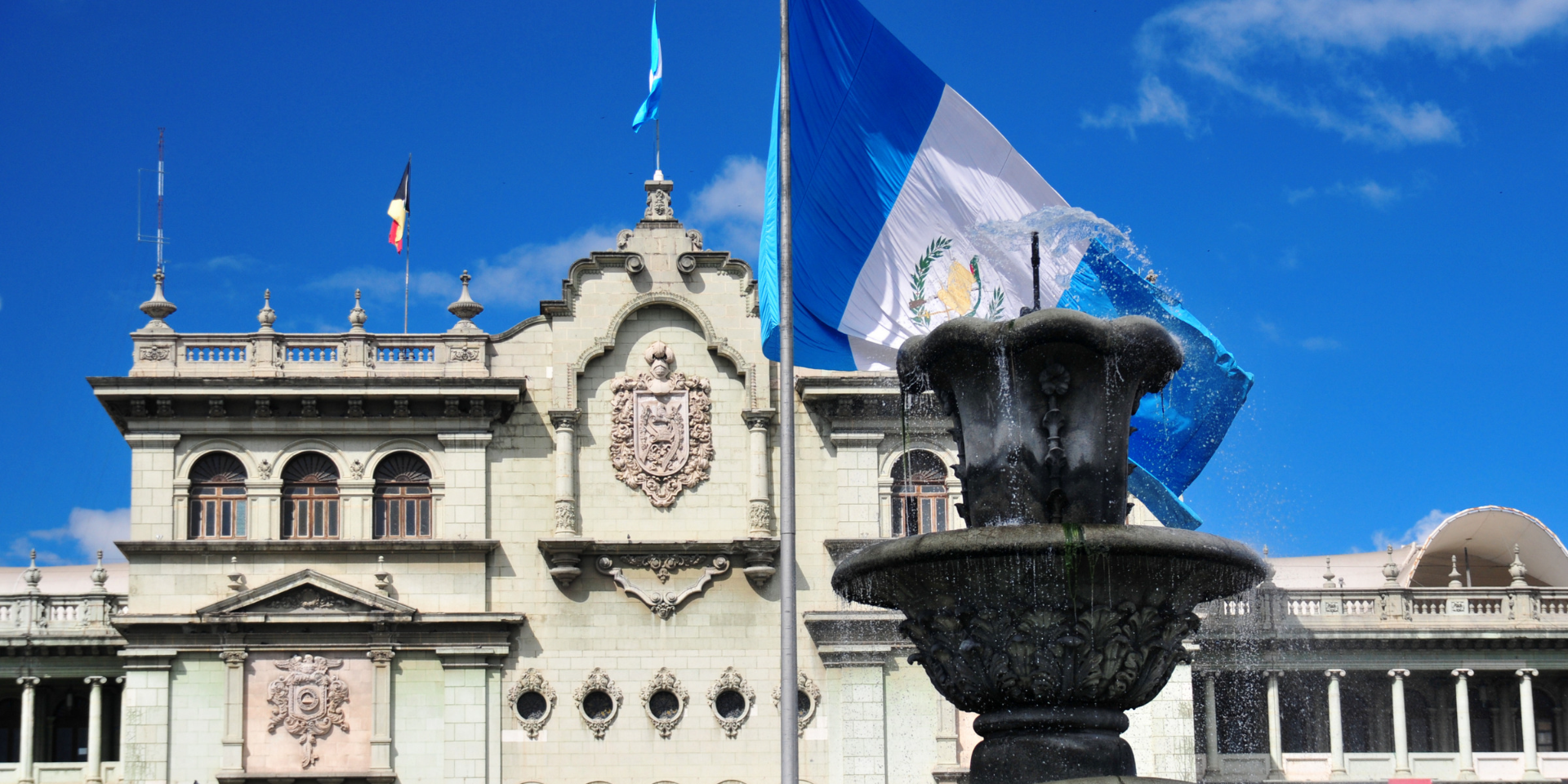Si estás planeando un viaje a **Guatemala**, te espera una aventura emocionante e inolvidable. Desde el encanto colonial de Antigua hasta las antiguas ruinas mayas de Tikal, este país centroamericano tiene algo que ofrecer a todo el mundo. En esta entrada del blog, te ofrecemos una guía para llegar a Guatemala, con información sobre los requisitos de entrada, las opciones de aeropuerto y cómo moverse por el país. También destacaremos algunas de las principales atracciones que no querrás perderte en tu viaje.

![blog-guia-llegada-guatemala-entrada-destinos-tikal-antigua-bandera.png](https://cdn.travelisimo.com/blog_guia_llegada_guatemala_entrada_destinos_tikal_antigua_bandera_64dcddb644)
##### Fotografía de la bandera de Guatemala

---

## Entrada a Guatemala
Para entrar en Guatemala, necesitarás un pasaporte en vigor y un visado de turista, que podrá obtener a su llegada al aeropuerto. Es aconsejable consultar con la embajada de Guatemala en su país de origen para obtener la información más actualizada sobre los requisitos de entrada.

## Viajes internacionales a Guatemala
Existen varias opciones para viajar a Guatemala. El principal aeropuerto del país es el [Aeropuerto Internacional La Aurora](https://www.dgac.gob.gt/), situado en Ciudad de Guatemala. También se puede volar al aeropuerto de Tikal, situado cerca de la antigua ciudad maya de Tikal.

###### ¡Reserva tus actividades de viaje con Travelisimo! Usa el código GUATETOURS10 para obtener 10% de descuento en los tours.

![blog-guia-llegada-guatemala-entrada-destinos-tikal-antigua-volcan.png](https://cdn.travelisimo.com/blog_guia_llegada_guatemala_entrada_destinos_tikal_antigua_volcan_3398931dff)
##### Fotografía de un volcán en erupción en Guatemala

---

## Opciones de aeropuerto
Si vuelas a Ciudad de Guatemala, aterrizarás en el Aeropuerto Internacional La Aurora, situado a unos 16 km del centro de la ciudad. Desde el aeropuerto, puedes tomar un taxi o contratar un servicio de transporte hasta tu hotel. Si vuelas al aeropuerto de Tikal, encontrarás varios servicios de transporte que te llevarán a la cercana ciudad de Flores, donde podrás organizar el traslado a Antigua u otros destinos.

## Antigua Guatemala
 Antigua es un destino popular para los viajeros a Guatemala, y con razón. Esta ciudad colonial es **Patrimonio de la Humanidad de la UNESCO** y es conocida por sus calles empedradas, su arquitectura colonial y sus impresionantes vistas de los volcanes circundantes. Antigua es un lugar estupendo para [explorar la cultura y la historia de Guatemala](https://travelisimo.com/es/guatemala/actividades/tours-y-experiencias/antigua-guatemala/antigua-viewpoints?country=GT&).

![blog-guia-llegada-guatemala-entrada-destinos-antigua.png](https://cdn.travelisimo.com/blog_guia_llegada_guatemala_entrada_destinos_antigua_79d926531b)
##### Fotografía de la catedral de Antigua Guatemala

---

## Principales atracciones de Guatemala 
Además de Antigua, en Guatemala hay otras atracciones de visita obligada. Una de las más populares es la antigua ciudad maya de Tikal, situada en la selva tropical del norte de Guatemala. Aquí se encuentran algunas de las ruinas mayas mejor conservadas de Centroamérica, con imponentes pirámides y antiguas plazas. Otros destinos populares son la hermosa ciudad lacustre del lago Atitlán y las impresionantes playas de Cancún, a un corto vuelo de Ciudad de Guatemala.

## Viajar de Antigua a Tikal
Si planeas visitar Antigua y Tikal en tu viaje, tienes varias opciones para ir de un lugar a otro. Puedes volar de Ciudad de Guatemala al aeropuerto de Tikal y luego tomar un autobús de enlace a las ruinas, o puedes tomar un autobús o [transporte privado](https://travelisimo.com/es/guatemala/transporte/transporte-privado?currency=USD&country=GT) de Antigua a Tikal. El trayecto dura unas 6-7 horas en autobús o 3-4 horas en automóvil, dependiendo de la distancia.

![blog-guia-llegada-guatemala-entrada-destinos-tikal.png](https://cdn.travelisimo.com/blog_guia_llegada_guatemala_entrada_destinos_tikal_f538d4711c)
##### Fotografía de la pirámide del Gran Jaguar en Tikal, Petén

- - -

Guatemala es un país lleno de cultura y belleza. Tanto si buscas aventura como relax, aquí hay algo para ti. ¡Con esta guía de llegada, podrás aprovechar al máximo tu viaje a Guatemala!