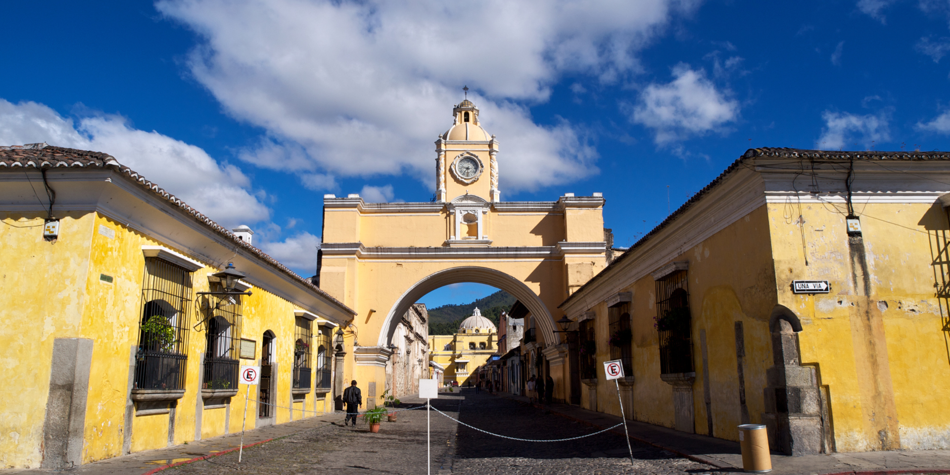 Antigua Guatemala es una ciudad rica en historia, cultura y arquitectura. Si deseas sumergirte por completo en el pasado y el presente de la ciudad, un **recorrido a pie** es la forma perfecta de hacerlo. En este blog, exploraremos por qué una **visita a pie en Antigua** es una experiencia imprescindible.

![blog-foto-visita-a-pie-antigua-guatemala-experiencia.png](https://cdn.travelisimo.com/blog_foto_visita_a_pie_antigua_guatemala_experiencia_05f26adf8a)
##### Créditos: Fotografía de una turista visitando la Antigua Guatemala.

---
## Descubre la rica historia de la ciudad

Antigua fue la capital del imperio colonial español en Centroamérica y tiene una rica historia que se remonta al siglo XVI. Con un recorrido a pie, tendrás la oportunidad de explorar los monumentos históricos de la ciudad, aprender sobre su historia y cultura, y hacerte una idea de cómo era la vida durante su época dorada.

## Explora las maravillas arquitectónicas de la ciudad

Antigua es conocida por su impresionante arquitectura colonial, y un recorrido a pie es la mejor forma de conocerla. Desde las intrincadas tallas de piedra hasta los vibrantes colores de los edificios, podrás admirar de cerca la belleza de la arquitectura de la ciudad.

![blog-foto-visita-a-pie-antigua-guatemala-arquitectura.png](https://cdn.travelisimo.com/blog_foto_visita_a_pie_antigua_guatemala_arquitectura_2c775ffd96)
##### Créditos: Fotografía de las calles de la Antigua Guatemala.

---
## Sal de los caminos trillados

Una visita guiada a pie te llevará a lugares de Antigua que de otro modo no podrás explorar por tu cuenta. Tu guía te llevará a joyas ocultas y barrios menos conocidos, ofreciéndote una perspectiva única de la ciudad que no obtendrás en una visita típica.

## Conocerás a la gente

Un recorrido a pie te brinda la oportunidad de interactuar con los lugareños y conocer su forma de vida. Tendrás la oportunidad de hacer preguntas, probar la comida local y conocer la ciudad a través de los ojos de sus habitantes.

![blog-foto-visita-a-pie-antigua-guatemala-personas.png](https://cdn.travelisimo.com/blog_foto_visita_a_pie_antigua_guatemala_personas_3e2e6fc4cd)
##### Créditos: Fotografía de dos mujeres vestidas del traje típico de Guatemala.

---
## Experimenta la vibrante cultura de la ciudad

Antigua es famosa por su vibrante cultura, y un recorrido a pie es la forma perfecta de sumergirte en ella. Desde música y bailes tradicionales hasta festivales y mercados locales, podrás conocer de primera mano el rico patrimonio cultural de la ciudad.

## Reserva la visita guiada a pie por Antigua con Travelisimo

El tour comienza con la Catedral, que fue construida en 1680, a continuación visitarás la Iglesia de San Francisco el Grande que fue construida en 1702. Es una de las iglesias mejor conservadas de Antigua y el lugar de descanso del primer santo de América Central, Hermano Pedro.

A continuación, caminarás hasta la hermosa iglesia barroca de Nuestra Señora de la Merced, una de las [iglesias de estilo colonial más bellas de Antigua.](https://travelisimo.com/guatemala/blog/posts/colonial-churches-antigua-guatemala?country=GT) Este edificio se terminó de construir en 1767. A la izquierda de la iglesia hay un convento abierto al público por un módico precio.

La visita, disponible todos los días, termina en una fábrica de jade, donde podrás conocer los distintos tipos de jade y su historia en Guatemala. La hora de salida es a las 8.00, dura 3 horas e incluye un guía de habla inglesa. Se te recomienda llevar ropa y calzado cómodos, sombrero, gafas de sol y protector solar.

###### ¡Puedes reservar este tour a pie en [Travelisimo](https://travelisimo.com/), utilizando el código GUATETOURS10 para obtener un 10% de descuento! ¡Ponte en contacto con nosotros y prepárate para una experiencia inolvidable!

![blog-foto-visita-a-pie-antigua-guatemala-iglesia.png](https://cdn.travelisimo.com/blog_foto_visita_a_pie_antigua_guatemala_iglesia_d7c0fbdbcb)
##### Créditos: Fotografía de la hermosa iglesia barroca de Nuestra Señora de la Merced.

----
Un recorrido a pie por Antigua es una experiencia imprescindible para cualquiera que desee sumergirse por completo en la rica historia, cultura y arquitectura de la ciudad. Tanto si eres un aficionado a la historia, un amante de la cultura o simplemente buscas una forma única de conocer la ciudad, un recorrido a pie es la manera perfecta de hacerlo.
