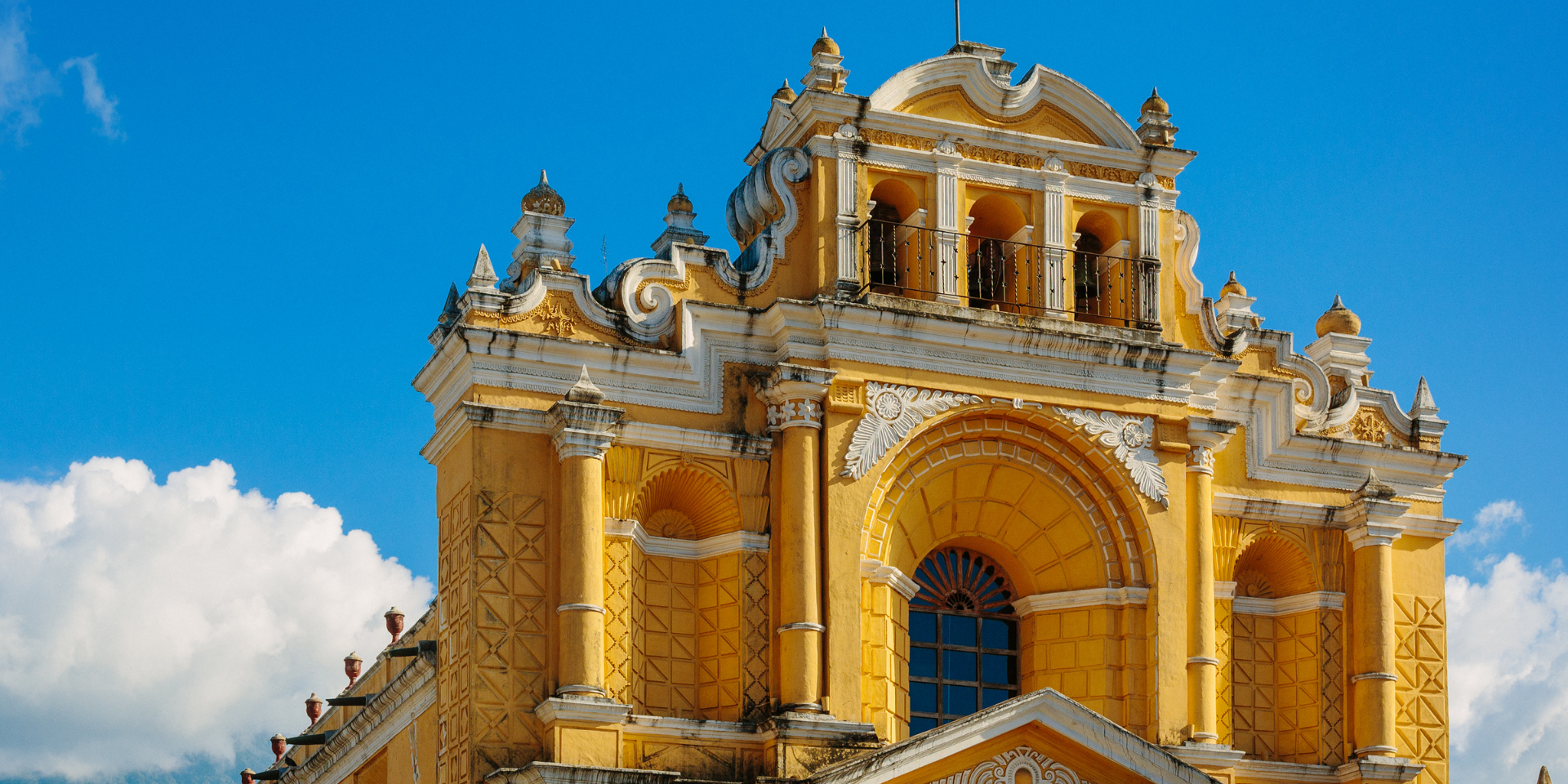Si estás planeando un viaje a Guatemala, necesitarás presupuestar tus gastos, incluyendo transporte, alojamiento, comida y actividades. En esta entrada de blog, te daremos algunas pautas sobre cuánto dinero necesitarás para **presupuestar tu viaje a Guatemala**, basándonos en diferentes escenarios de viaje.

![blog-presupuesto-viaje-guatemala-dinero-turismo-paisaje.png](https://cdn.travelisimo.com/blog_presupuesto_viaje_guatemala_dinero_turismo_paisaje_8d5e11fd94)
##### Fotografía del paisaje guatemalteco desde el Cerro de la Cruz

---

## Costes de alojamiento
Los costes de alojamiento en Guatemala varían en función de la ubicación, el tipo de alojamiento y la época del año. [Los hostales](https://travelisimo.com/es/guatemala/alojamiento/hostales?results=12&capacity=1&adult=1&currency=USD&country=GT&order=1&) y los hoteles económicos suelen ser las opciones más baratas, con precios a partir de 5-10 dólares la noche por un dormitorio o 20-30 dólares la noche por una habitación privada. Los hoteles de lujo y los complejos turísticos son más caros, con precios a partir de 100 dólares la noche. Conviene comparar precios y leer opiniones antes de reservar alojamiento.

## Gastos de transporte
Los gastos de transporte en Guatemala varían según el medio de transporte y la distancia recorrida. Los autobuses suelen ser la opción más barata para viajes de larga distancia, con precios a partir de unos 5-10 dólares por trayecto. Los taxis son más caros, a partir de 30-50 dólares por trayecto. Si quieres [alquilar un coche](https://travelisimo.com/es/guatemala/transporte/alquiler-de-vehiculos?results=12&capacity=1&adult=1&currency=USD&country=GT&order=1&), puedes pagar entre 40 y 80 dólares al día, según el tipo de vehículo y la compañía de alquiler.

![blog-presupuesto-viaje-guatemala-dinero-turismo-celular.png](https://cdn.travelisimo.com/blog_presupuesto_viaje_guatemala_dinero_turismo_celular_f642e1107b)
##### Fotografía de una persona haciendo un presupuesto

---

## Costes de la tarjeta SIM
Las tarjetas SIM son fáciles de conseguir en Guatemala, y puedes comprar una en el aeropuerto o en una tienda de telefonía móvil. Los precios varían según el proveedor y el tipo de plan que elijas, pero puedes esperar pagar unos 10-20 dólares por una tarjeta SIM con un plan básico.

## Coste de las comidas
El precio de las comidas en Guatemala varía según el lugar, el tipo de comida y el restaurante. La comida callejera y los restaurantes locales suelen ser las opciones más baratas, con precios a partir de unos 3-5 dólares por comida. Los restaurantes y cafés de gama media son más caros, con precios a partir de 10-15 dólares por comida. Los restaurantes y hoteles de lujo son los más caros de la lista.

## ¿Es caro visitar Guatemala?
En general, Guatemala se considera un destino económico, con precios inferiores a los de muchos otros países de Centroamérica y el Caribe. Sin embargo, los precios pueden variar en función de la ubicación, la época del año y su estilo de viaje. Por ejemplo, los hoteles de lujo y las actividades serán más caros que el alojamiento económico y las visitas turísticas básicas.

###### ¡Reserva tus actividades de viaje con Travelisimo! Usa el código GUATETOURS10 para obtener 10% de descuento en los tours.

Si planeas un viaje más largo a Guatemala, tendrás que prever gastos adicionales, como visitas turísticas, actividades y recuerdos. En función de tus preferencias y de la duración de tu viaje, te costará entre 20 y 50 dólares diarios.

![blog-presupuesto-viaje-guatemala-dinero-turismo-quetzales.png](https://cdn.travelisimo.com/blog_presupuesto_viaje_guatemala_dinero_turismo_quetzales_3c7cb786fc)
##### Fotografía de una cartera con el billete guatemalteco (Quetzal)

---

Encuentra descuentos y ofertas para planificar tu viaje a Guatemala con [**Travelisimo**](https://travelisimo.com/es/ofertas-y-promociones).