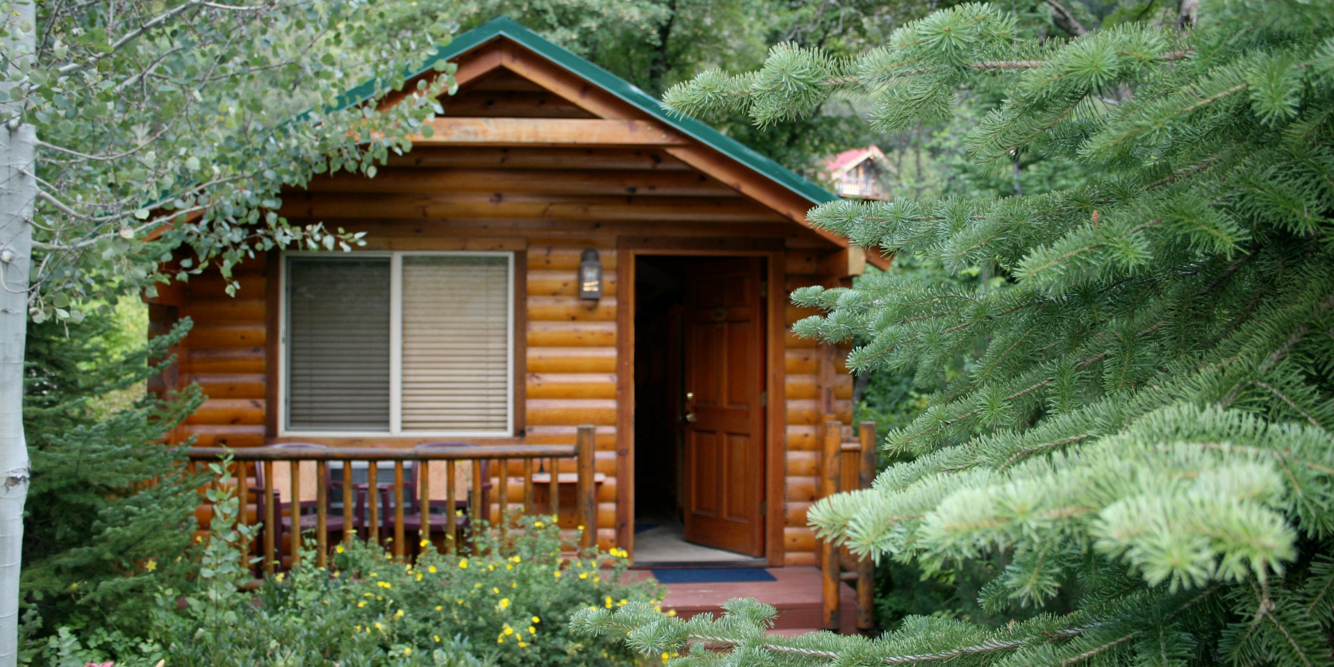 El alquiler de cabañas es uno de los nichos turísticos que mayor crecimiento ha experimentado en los últimos años, sobre todo en los países americanos. Hay muchas razones para **alquilar una cabaña de vacaciones cerca de la naturaleza** cuando se viaja, pero la más popular es que proporciona una sensación de paz y relajación.

Alojarte en una cabaña turística también te da la oportunidad de desconectarte del ciclo de noticias de 24 horas y de todas las redes sociales. Puedes dormir mejor, tener más energía y sentirte más productivo cuando estás lejos de tu teléfono.

Es importante tener clara la definición de "cabaña turística". El concepto puede definirse como un alojamiento de pequeñas dimensiones, generalmente construido en madera o piedra y situado en un entorno natural alejado de los núcleos de población. ¿Te animas a probarlo?

![blog-razones-renta-cabana-naturaleza-vacacional-complejo.png](https://cdn.travelisimo.com/blog_razones_renta_cabana_naturaleza_vacacional_complejo_77c831f4bc)
##### Fotografía de cabañas en plena naturaleza

---

## ¿Por qué alquilar una cabaña de vacaciones cerca de la naturaleza?

Los beneficios de **hospedarse en una cabaña cerca de la naturaleza** son numerosos. Es una forma estupenda de relajarse y olvidarse del ajetreo de la vida cotidiana. Otras razones importantes son:

- Podrás reconectar contigo mismo, lo que es muy importante para tu salud mental.
- Estarás más cerca del mundo natural y de toda su belleza, lo que resulta refrescante y relajante.
- El alquiler de cabañas te brinda la oportunidad de vivir la auténtica experiencia local, no sólo sus atracciones turísticas.
- Los alquileres de cabañas suelen ser más baratos que los hoteles porque no tienen muchas comodidades, aparte de una cama y agua corriente.

###### Utiliza el código **CASACABAÑA** para obtener un 10% de descuento en la reserva de una cabaña rodeada de naturaleza con Travelisimo

![blog-razones-renta-cabana-naturaleza-vacacional-paisaje.png](https://cdn.travelisimo.com/blog_razones_renta_cabana_naturaleza_vacacional_paisaje_188a2232de)
##### Fotografía de un volcán en erupción en la naturaleza

---

## ¿Qué tener en cuenta al alquilar una cabaña de vacaciones?

¿Por qué cada vez más gente prefiere alquilar una cabaña a reservar una habitación de hotel durante sus viajes? Algunos de los motivadores son:

- Prácticas sostenibles.
- Privacidad e intimidad.
- Economía.
- Naturaleza.
- Diferentes experiencias locales.

Sin embargo, a pesar de todos los beneficios, es necesario tener en cuenta factores como la ubicación, la electricidad y los servicios básicos como Wi-Fi y agua caliente para el baño, para elegir un lugar donde alojarse.

###### No olvides utilizar el código **CASACABAÑA** al reservar tu estadía en una de las cabañas que Travelisimo te ofrece, para obtener un 10% de descuento en tu compra

![blog-razones-renta-cabana-naturaleza-vacacional-habitación.png](https://cdn.travelisimo.com/blog_razones_renta_cabana_naturaleza_vacacional_habitacion_8260112107)
##### Fotografía del interior de una cabaña

---

## ¿Cómo alquilar una cabaña de vacaciones en Guatemala?

Si buscas **alquilar una cabaña de vacaciones** esta temporada, en [Travelisimo](https://travelisimo.com/) podemos ayudarte, especialmente si viajas a Guatemala. Con nosotros puedes reservar estancias únicas como una [cabaña en Chimalenango](https://travelisimo.com/guatemala/accommodation/unique-stays/tecpan/cabana-cala?country=GT&), [Alta Verapaz](https://travelisimo.com/guatemala/accommodation/unique-stays/san-juan-chamelco/cabana-chamelco?currency=USD&country=GT&) o en cualquier parte del país. ¡Contacta a un agente para reservar tu alojamiento hoy!