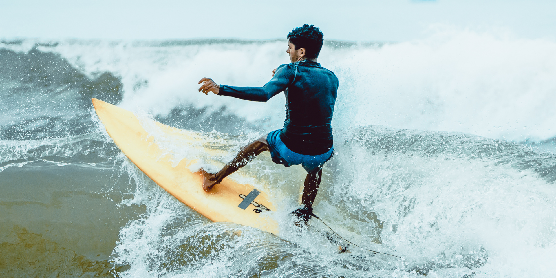 ## Surf en Guatemala

Con hasta 300 kilómetros de playas cubiertas de arena volcánica que dan hacia el Océano Pacífico, Guatemala se ha posicionado como uno de los destinos ideales en la región para practicar surf. Su combinación de condiciones resulta apropiada para quienes buscan montar las olas en el país, creando así espacios para competencias y torneos de este deporte acuático tan conocido. A continuación, encontrarás algunos de los lugares en los que encontrarás el oleaje perfecto para surfear.

![blog-surf-gt-intro.png](https://cdn.travelisimo.com/blog_surf_gt_intro_df2e28d250)

## Iztapa

Ubicado en el departamento de Escuintla, este municipio cuenta con un clima tropical distintivo por su calidez. La playa de Iztapa se ha convertido en un destino buscado por surfistas que encuentran olas de 6 a 12 pies en temporada de lluvia (de junio a octubre) y olas de 4 a 6 pies el resto del año. Con un fondo de arena volcánica, las aguas de este destino presentan condiciones ideales para sufristas avanzados que busquen olas con dirección a la derecha. Sus aguas cristalinas y calmadas brindan un paisaje de colores brillantes ideales para disfrutar de este deporte de aventura extrema.

![blog-surf-gt-iztapa-surfcoguatemala.png](https://cdn.travelisimo.com/blog_surf_gt_iztapa_surfcoguatemala_21a0052bc4)
##### Créditos: SurfCo Guatemala

## Sipacate

Ubicado a dos horas de la Ciudad de Guatemala, este municipio cuenta con playas como El Paredón, la cual es sede de varias competencias a nivel nacional que son organizadas por la Asociación de Surf de Guatemala. Esta es una de las mejores playas para practicar surf debido a su constante movimiento y, por lo tanto, sus constantes olas. Aptas para cualquiera que busque surfear, desde principiantes hasta avanzados, las olas de El Paredón suelen estar desocupadas para todo aquel que guste practicar este deporte, sus olas se dividen en ambas direcciones y tiene un fondo de arena volcánica.

Vive la experiencia de un día de surf en El Paredón, [aquí](https://travelisimo.com/es/guatemala/actividades/tours-y-experiencias/el-paredon/surf-along-guatemalas-pacific-coast?country=GT&)

![blog-surf-gt-sipacate-roveme.png](https://cdn.travelisimo.com/blog_surf_gt_sipacate_roveme_2c60ac2f7c)
##### Créditos: RoveMe

## Champerico

Este municipio ubicado en Retalhuleu, a 229 kilómetros de la Ciudad de Guatemala, es considerado uno de los principales destinos para practicar este deporte tanto por surfistas nacionales como internacionales. Por lo mismo, sus playas suelen estar muy concurridas y pueden llegar a ser muy demandadas según las temporadas. Sus olas pueden alcanzar los 10 pies, se dividen en ambas direcciones y sus aguas tienen un fondo de arena volcánica y piedra, destino ideal para surfistas intermedios o avanzados. Entre las playas más visitadas por surfistas está La Dársena que ha dado lugar al Ránquin Nacional de surf.

![blog-surf-gt-champerico-roveme.png](https://cdn.travelisimo.com/blog_surf_gt_champerico_roveme_022a5203ce)
##### Créditos: RoveMe

## San José 

Este puerto es uno de los destinos más visitados del Pacífico del país, su clima lo ha convertido en uno de los sitios más agradables para hacer surf. Ubicado a 109 kilómetros de distancia de la Ciudad de Guatemala, las olas de las playas de este puerto son también favorecidas por los vientos del lugar, que permiten una experiencia de calidad para quienes practican este deporte.

![blog-surf-gt-san-jose.png](https://cdn.travelisimo.com/blog_surf_gt_san_jose_aa3acdf1e9)

## Monterrico

Ubicado en el departamento de Santa Rosa, esta playa es muy concurrida por los guatemaltecos y por extranjeros. Sus olas brindan las condiciones adecuadas e ideales para hacer surf alrededor de la biodiversidad que este destino brinda a sus visitantes. . Sus olas pueden alcanzar los 6.5 pies, se dividen en ambas direcciones y sus aguas tienen un fondo de arena volcánica, destino ideal para surfistas intermedios.

Encuentra las mejores [casas vacacionales](https://travelisimo.com/es/guatemala/alojamiento/casas-vacacionales?product=1&location=5d81f5a50d2bc81e0409738d&results=12&capacity=1&adult=1&currency=USD&country=GT&order=1&) para vivir la experiencia completa en Monterrico.

![blog-surf-gt-monterrico.png](https://cdn.travelisimo.com/blog_surf_gt_monterrico_d46335c1db)

---

Encuentra las mejores experiencias en las playas de Guatemala con **Travelisimo**