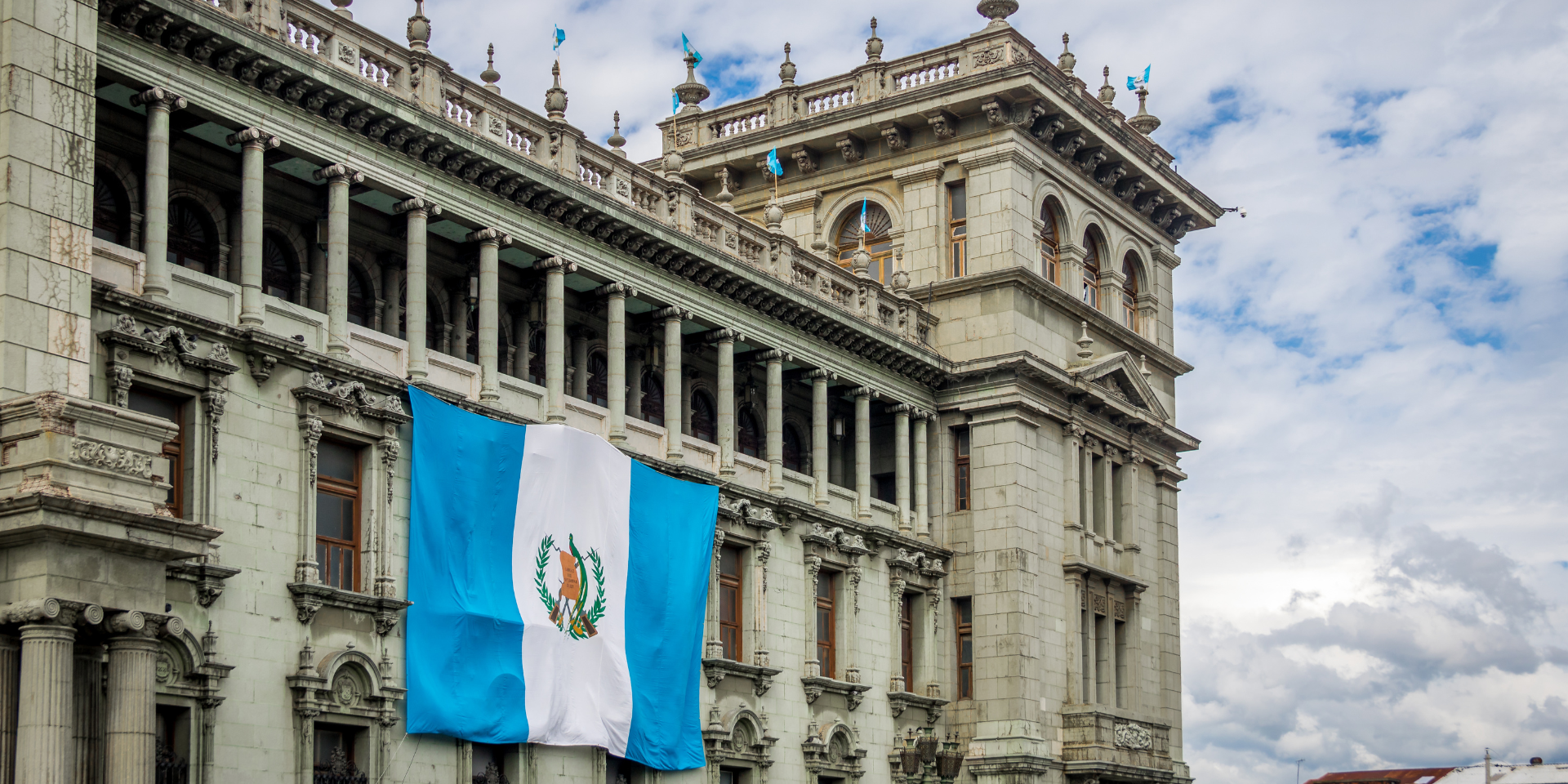 Si estás planeando un viaje de negocios a **Guatemala**, querrás asegurarte de que tienes toda la información necesaria para que tu viaje sea un éxito. Desde las condiciones de WiFi e Internet hasta los hoteles recomendados y las opciones de transporte, hay algunas cosas clave que debe tener en cuenta al planificar tu viaje. En esta entrada del blog, te daremos algunos consejos para ayudarte a preparar tu viaje de negocios a Guatemala.

![blog-viaje-negocios-guatemala-wifi-hotel-introduccion.png](https://cdn.travelisimo.com/blog_viaje_negocios_guatemala_wifi_hotel_introduccion_019af7ee24)

##### Fotografía panorámica de la Ciudad de Guatemala

---

## WiFi y condiciones de internet 
Si necesitas mantenerte conectado durante tu viaje, es importante que tengas en cuenta las condiciones de WiFi e Internet en Guatemala. El WiFi está ampliamente disponible en hoteles, cafés y otros lugares públicos, pero siempre es una buena idea consultar con el lugar específico para confirmar su disponibilidad y calidad. Si necesitas una conexión más fiable, también puedes comprar una tarjeta SIM para tu teléfono o llevar contigo un punto de acceso WiFi portátil.

---

## Hoteles recomendados
Guatemala cuenta con una gran variedad de hoteles entre los que elegir, en función de su presupuesto y sus preferencias. Si buscas una opción de lujo, el [Hotel InterContinental](https://travelisimo.com/es/guatemala/alojamiento/hoteles-y-resorts/guatemala-city/real-intercontinental?country=GT&) de Ciudad de Guatemala es una buena opción, con sus modernas instalaciones y su excelente ubicación. Si busca algo más económico, el Hotel Casa de las Fuentes de Antigua es una opción popular, con su encantadora arquitectura de estilo colonial y su práctica ubicación.

---

## Opciones de transporte 
Hay varias opciones de transporte a tener en cuenta cuando se viaja por Guatemala. Si se aloja en la ciudad, puede tomar un taxi o utilizar un servicio de transporte compartido como [Uber](https://www.uber.com/global/es/sign-in/). Si quieres viajar a otras partes del país, puedes tomar un autobús o alquilar un automóvil. Ten en cuenta que el tráfico puede ser denso en Ciudad de Guatemala, así que planifica tu viaje de acuerdo con ello.

![blog-viaje-negocios-guatemala-wifi-hotel-information.png](https://cdn.travelisimo.com/blog_viaje_negocios_guatemala_wifi_hotel_information_87da5e8641)
##### Fotografía de un hombre en traje con una maleta

---

## Enchufes eléctricos
Guatemala utiliza enchufes estándar norteamericanos, por lo que podrá utilizar sus aparatos electrónicos sin problemas. Sin embargo, siempre es buena idea llevar un adaptador de viaje por si acaso.

---

## Idiomas
El español es el idioma oficial de Guatemala, pero muchas personas del sector turístico hablan algo de inglés. Siempre es una buena idea aprender algunas frases básicas en español para mostrar respeto por la cultura y hacer su viaje más agradable.

---

## Moneda local 
La moneda local de Guatemala es el quetzal, que se abrevia GTQ. Puede cambiar su moneda en bancos u oficinas de cambio.

![blog-viaje-negocios-guatemala-wifi-hotel-money.png](https://cdn.travelisimo.com/blog_viaje_negocios_guatemala_wifi_hotel_money_d00aef8175)
##### Fotografía de un billete de 100 Quetzales

---

## Consejos de seguridad
Como turista en Guatemala, es importante ser consciente de lo que te rodea y tomar medidas para mantenerte seguro. Estos son algunos consejos de seguridad que debe tener en cuenta:

- Permanecer en zonas bien iluminadas y pobladas por la noche.
- Evita caminar solo por zonas aisladas, sobre todo de noche.
- Vigila tus pertenencias, ya que los pequeños hurtos pueden ser un problema en algunas zonas.
- Ten cuidado al utilizar los cajeros automáticos, ya que pueden ser objetivo de los ladrones.
- Evita mostrar en público objetos de valor, como joyas o aparatos electrónicos.
- Considera la posibilidad de contratar un seguro de viaje que te proteja frente a emergencias inesperadas o cancelaciones del viaje.
- Si [alquilas un coche](https://travelisimo.com/es/guatemala/transporte/alquiler-de-vehiculos?results=12&capacity=1&adult=1&currency=USD&country=GT&order=1&), se consciente de lo que te rodea y mantén las puertas cerradas mientras conduces.
- Guarda tu pasaporte y otros documentos importantes en un lugar seguro, como la caja fuerte del hotel o una maleta cerrada con llave.

Si sigues estos consejos de seguridad, podrás disfrutar de un viaje seguro a Guatemala.

![blog-viaje-negocios-guatemala-wifi-hotel-safety.png](https://cdn.travelisimo.com/blog_viaje_negocios_guatemala_wifi_hotel_safety_e9abfc7a4b)
##### Fotografía de una mujer en el aeropuerto con un pasaporte en la mano

---

Sigue nuestros [blogs de Travelisimo](https://travelisimo.com/es/guatemala/blog) para más consejos sobre viajes a Guatemala.
