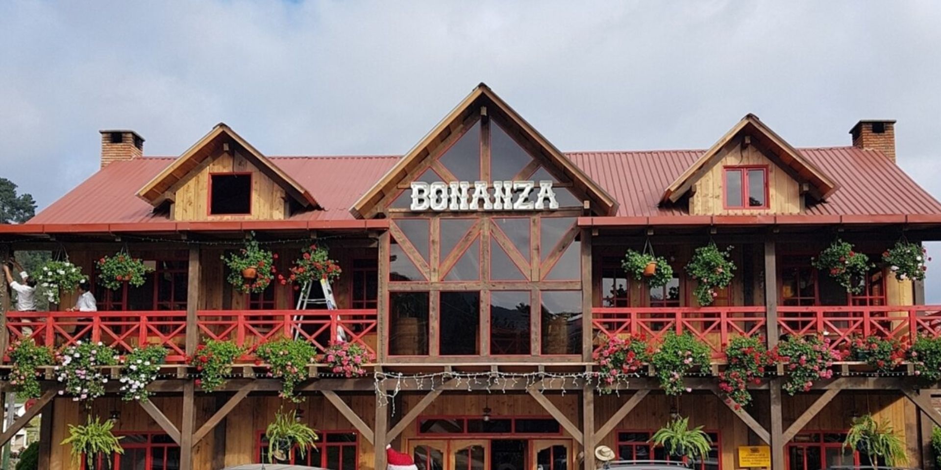 Si estás buscando un lugar diferente para comer en Guatemala, [Bonanza La Ponderosa](https://travelisimo.com/es/guatemala/alojamiento/estadias-unicas/tecpan/bonanza-la-ponderosa?currency=USD&country=GT&) es una opción que no te decepcionará. Este restaurante cuenta con una granja y espacios al aire libre, sin duda, brinda una experiencia gastronómica única.

Ubicado en Tecpán, Chimaltenango, este destino es popular para aquellos que buscan un lugar tranquilo para disfrutar de una buena comida en un ambiente natural y relajado. Además de restaurante, tiene cabañas, piscina climatizada, jacuzzi y muchas atracciones más.

![granja-bonanza-la-ponderosa-tecpan-guatemala.jpg](https://cdn.travelisimo.com/granja_bonanza_la_ponderosa_tecpan_guatemala_d95f312122)

##### Créditos: Granja de Bonanza la Ponderosa (Facebook)

- - - 

## Bonanza La Ponderosa: la granja y el restaurante

La granja es una de las principales atracciones, donde los visitantes pueden convivir con caballos y otros animales. Además, el restaurante utiliza los productos frescos de la granja en sus platos, lo que garantiza la calidad de los alimentos que se sirven.

El menú de Bonanza La Ponderosa es variado y cuenta con opciones para todos los gustos. Los platos principales incluyen carnes asadas, pollo frito, churrasco y pescado. También hay opciones vegetarianas, como ensaladas y platos a base de vegetales.

Además de la comida, el restaurante tiene una amplia variedad de cócteles, cervezas y vinos que complementan perfectamente la comida. Estas se pueden disfrutar en el área del bar o en la terraza al aire libre.

![hospedaje-bonanza-la-ponderosa-tecpan-guatemala.jpg](https://cdn.travelisimo.com/hospedaje_bonanza_la_ponderosa_tecpan_guatemala_5f58a890cf)

##### Créditos: Hospedaje en Bonanza La Ponderosa (Facebook)

- - - 

## Bonanza La Ponderosa: actividades, hospedaje y eventos

Una de las mejores cosas de [Bonanza La Ponderosa](https://www.facebook.com/laponderosadebonanza/?locale=es_LA) es su ambiente. El restaurante está rodeado de naturaleza, lo que lo hace ideal para relajarse y disfrutar del aire fresco y las hermosas vistas. Hay áreas de picnic donde se puede disfrutar de la comida al aire libre, así como áreas techadas para aquellos que prefieren estar protegidos del sol o la lluvia.

Para quienes deseen hospedarse, hay diferentes cabañas que se adaptan a todas las necesidades. Y si estás planeando una celebración o un evento especial, Bonanza La Ponderosa también tiene opciones para grupos grandes.

El restaurante cuenta con un área para eventos que puede acomodar hasta 300 personas y el personal del lugar está dispuesto a ayudar con la planificación y organización de cualquier festividad.

###### Reserva tus tours en Guatemala con Travelisimo y obtén 10% de descuento usando el código GUATETOURS10 hoy mismo.

Bonanza La Ponderosa es un lugar ideal para aquellos que buscan una experiencia diferente cerca de la Ciudad de Guatemala. La granja y los espacios al aire libre le dan al restaurante un ambiente único y relajado que lo hace perfecto para una comida en familia, un almuerzo de negocios o un evento especial.