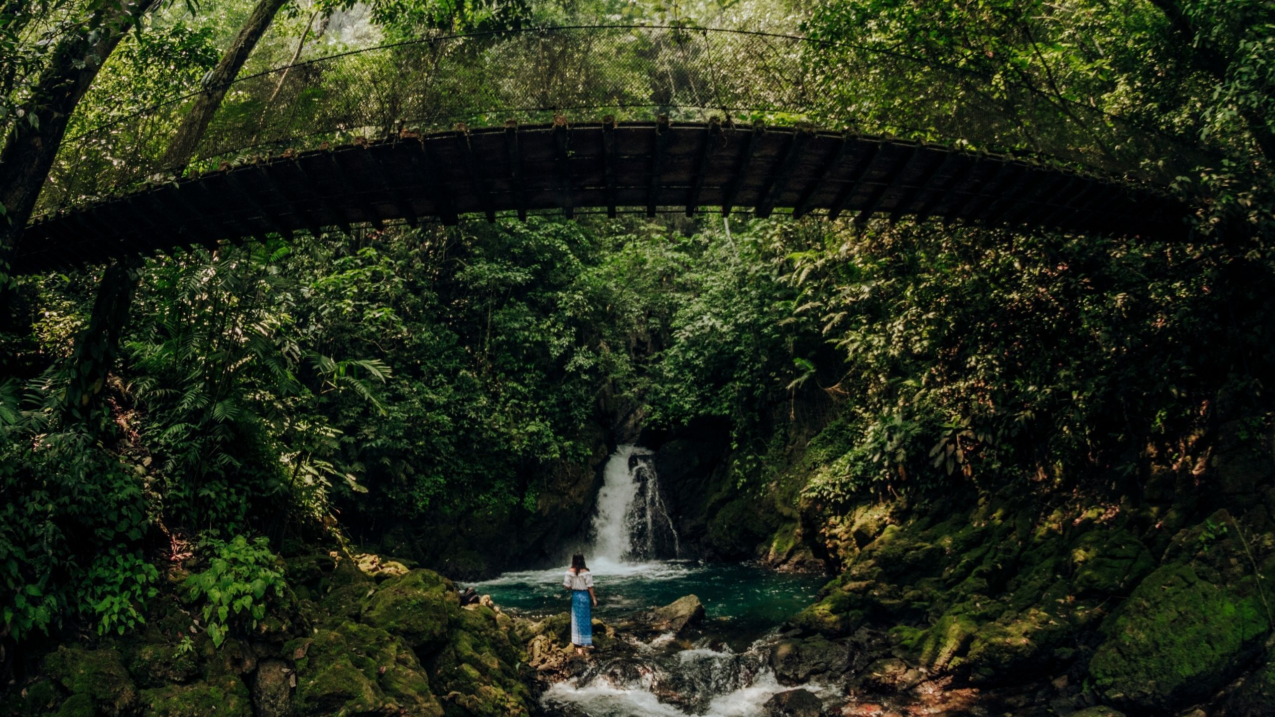 Piscinas naturales que puedes encontrar en Guatemala, si estas buscando para vacaciones de 2021 y te gusta conectar con la naturaleza viviendo un momento agradable. Las piscinas naturales utilizan un sistema de depuración natural y asi no utilizar químicos.

## Finca el Pilar
Una finca ubicada en Antigua Guatemala, con senderos y muchas áreas para poder alejarte de todo, cuenta con 3 piscinas naturales que se rellenan de agua de la montaña que cuenta con mas de 400 hectáreas donde se ubican varios nacimientos de agua.

![Finca el Pilar.jpg](https://cdn.travelisimo.com/Finca_el_Pilar_b995cd8d54)

## Hun Nal Ye
La casa del Dios de la Luna, un lugar impresionante en medio de Alta Verapaz, cuenta con pozas naturales en donde se puede nadar y hasta hacer un salto de garrucha, esta poza se llena por medio del nacimiento de agua que se ubica dentro de la montaña y sale por medio de un cenote al cual no se puede ingresar.

![hun nal ye verapaces.jpg](https://cdn.travelisimo.com/hun_nal_ye_verapaces_9bb9d35256)

## Las Escobas
Se trata de un parque impresionante que puedes disfrutar de una caída natural junto a pozas que funcionan como piscinas naturales. Una experiencia única descubrir este sitio, poder nadar y disfrutar de agua natural sin químicos con mucho espacio para poder vivir al aire libre en este 2021

![Las Escobas.jpg](https://cdn.travelisimo.com/Las_Escobas_327a1c7a98)

## Finca Paraíso
En busca de un contacto al aire libre con la naturaleza disfrutando de una piscina natural, Sin duda Finca Paraíso es una opción ideal, Una poza de agua con una cascada de agua caliente que hará un buen contraste con la poza que se mantiene a temperatura media.

![finca el paraiso.jpg](https://cdn.travelisimo.com/finca_el_paraiso_4532f850f0)

## Piscina Catarata de la Igualdad
Escondido en medio del bosque que encuentras en La Igualdad. Una de las maravillas naturales mas impresionantes de San Marcos, cuenta con una piscina natural. Formada por el agua que iba cayendo de las cascadas, es posible nadar en esta piscina. La temperatura del agua varia dependiendo de la temperatura de las casacas y del ambiente ya que es agua que se va naciendo de las montañas de la región.

![catarata de la igualdad.jpg](https://cdn.travelisimo.com/catarata_de_la_igualdad_723ce5f129)
