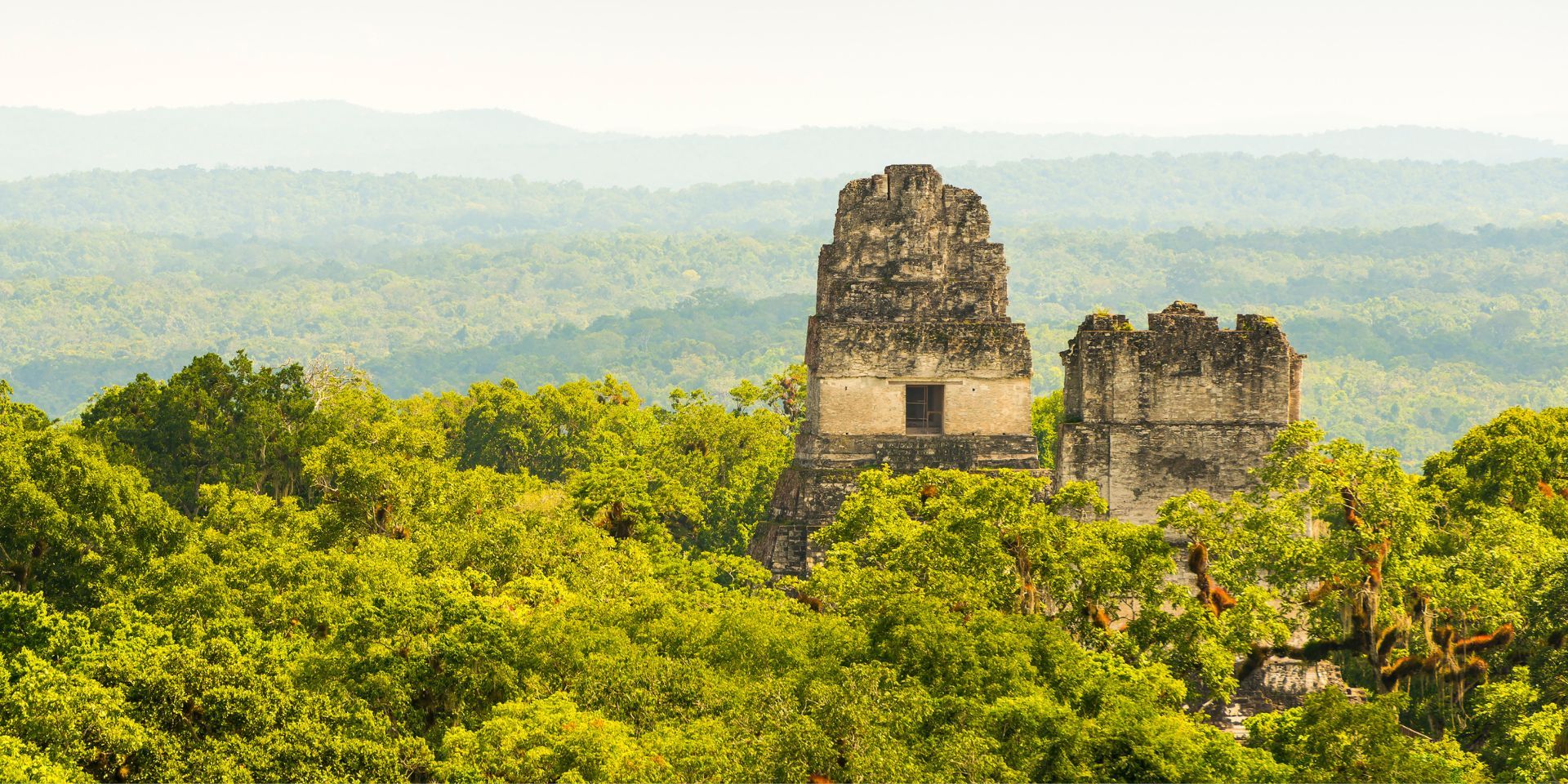 **Guatemala** recibió 1 millón 844 mil 739 visitantes en el 2022, según datos del Instituto de Turismo (INGUAT). Locales y extranjeros ya visitaron los rincones más especiales del país, pero este 2023 se presenta una nueva oportunidad para disfrutar Guatemala, una experiencia a la vez. 

Gracias a sus maravillas naturales, culturales y gastronómicas, el corazón del mundo Maya es el destino perfecto. Desde actividades para los más aventureros hasta otras más relajantes… Hay una opción para cada tipo de viajero. 

![descubre-guatemala-una-experiencia-a-la-vez-2023.jpg](https://cdn.travelisimo.com/descubre_guatemala_una_experiencia_a_la_vez_2023_a2ef5a3951)

##### Créditos: Textil de Guatemala

- - - 

## Recorrido a pie en Antigua

El **recorrido a pie Antigua** es uno de los tours más solicitados por turistas porque brinda la posibilidad de visitar las calles empedradas y conocer detalles de sus construcciones coloniales, mientras se disfruta un clima espectacular. Aunque ya hayas visitado esta ciudad más de una vez, este tour te dará otra perspectiva y mucha información histórica.

Fundada en 1543, Antigua fue la capital de Guatemala hasta 1773 y es hoy un popular destino turístico. La ciudad está rodeada por volcanes y se encuentra a una altitud de 1,500 metros sobre el nivel del mar, lo que le brinda un clima fresco y agradable durante todo el año.

Las calles empedradas, plazas y edificios coloniales de Antigua han sido cuidadosamente restaurados y son un recordatorio de su rica historia. Además de su  arquitectura, esta ciudad colonial es conocida por sus tiendas de artesanías, restaurantes y cafeterías, que ofrecen una amplia variedad de opciones.

![descubre-antigua-guatemala-una-experiencia-a-la-vez.jpg](https://cdn.travelisimo.com/descubre_antigua_guatemala_una_experiencia_a_la_vez_42b1630e4d)

##### Créditos: Antigua Guatemala

- - - 

## Paseo en lancha por el lago Atitlán

Por otro lado, un tour esencial para este 2023 es el paseo en lancha por el lago Atitlán. Visitar los pueblos que rodean esta belleza natural es uno de sus grandes atractivos porque cada uno ofrece algo diferente. Además, en este sitio también es posible hacer vuelo en parapente, lo que completa una experiencia única en Sololá.

El **lago de Atitlán** es considerado uno de los lagos más hermosos del mundo, con sus aguas cristalinas e impresionantes vistas a los volcanes que lo rodean. Además de sus vistas impresionantes, ofrece una gran variedad de actividades para los visitantes, como degustaciones de café.

###### Reserva tus tours en Guatemala con Travelisimo y disfruta 10% de descuento usando el código GUATETOURS10 hoy mismo!

![descubre-atitlan-una-experiencia-a-la-vez.jpg](https://cdn.travelisimo.com/descubre_atitlan_una_experiencia_a_la_vez_dcca8fea80)

##### Créditos: Atitlán

- - - 

## Tikal desde Flores en un día

El tour “Tikal desde Flores en un día” es un clásico para quienes quieren conocer lo mejor de Guatemala, sin embargo, miles de guatemaltecos aún no conocen este parque nacional. Este año no puedes perderte una experiencia inigualable en medio de la selva tropical petenera.

Con más de 2,000 años de historia, Tikal es uno de los sitios arqueológicos más importantes e impresionantes de América Central. Es conocido por su biodiversidad, siendo un importante refugio para la fauna y la flora de la selva tropical.

¿Cuál de estos lugares irá directo a tu lista de deseos? Organiza estos tours con [Travelisimo](https://travelisimo.com/es) y disfruta Guatemala, una experiencia a la vez. Esta es una agencia de viajes online que se especializa en brindar experiencias de viaje personalizadas en una variedad de destinos alrededor de **Centroamérica** y el Caribe.

![descubre-tikal-una-experiencia-a-la-vez.jpg](https://cdn.travelisimo.com/descubre_tikal_una_experiencia_a_la_vez_3e0fdb494e)

##### Créditos: Tikal

- - - 

Con un equipo de expertos en viajes experimentados y guías locales, Travelisimo se dedica a crear itinerarios personalizados que se adaptan a las necesidades e intereses individuales de cada viajero.

Ya sea que estés buscando aventuras, experiencias culturales o relajación, Travelisimo puede ayudarte a planificar el viaje de tus sueños. La agencia también ofrece una variedad de servicios, que incluyen reservas de vuelos y hoteles, seguros, transporte local y asistencia las 24 horas. ¡Es una excelente opción para cualquiera que busque planificar su próxima aventura!
