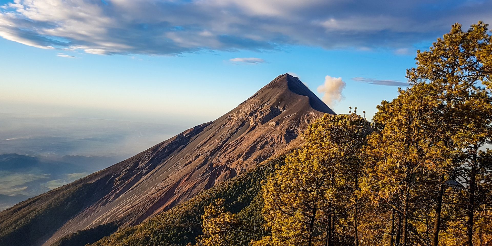 **Escalar un volcán** puede ser una experiencia emocionante y gratificante para los principiantes, especialmente en Guatemala, donde hay muchos volcanes activos e inactivos para elegir. Sin embargo, es importante estar debidamente preparado y equipado para la escalada para garantizar un viaje seguro y agradable.

Uno de los volcanes más populares para principiantes en Guatemala es Pacaya, un volcán activo ubicado en las afueras de **Antigua**. La caminata hasta la cumbre dura entre 2 y 3 horas, y ofrece impresionantes vistas del paisaje circundante.

![escalar-volcan-para-principiantes-guatemala-acatenango.jpg](https://cdn.travelisimo.com/escalar_volcan_para_principiantes_guatemala_acatenango_76de76d093)

##### Créditos: Camino a la cumbre

- - -

## Prepárate física y mentalmente

Antes de embarcarse en su aventura de escalar volcanes, es importante prepararse tanto física como mentalmente. Esto incluye ponerse en forma haciendo ejercicios cardiovasculares y de fuerza, además de investigar el volcán y el camino a la cumbre.

## Empaca el equipo adecuado

Escalar un volcán requiere una variedad de equipos para garantizar la seguridad y la comodidad durante el ascenso. Esto incluye ropa adecuada, como capas, ya que las temperaturas pueden variar en diferentes elevaciones. Las botas de montaña con buena tracción son esenciales para navegar por terrenos accidentados.

Otro equipo recomendado incluye guantes, una mochila, protector solar y un faro o linterna para navegar en condiciones de poca luz. Los escaladores también deben llevar suficiente agua y comida fácil de transportar. Además, un botiquín de primeros auxilios es muy importante.

###### ¿Estás listo para el Volcán Pacaya? ¡Usa el código PACAYAVOLCANO para obtener 10 % de descuento en tu próxima aventura volcánica!

![ecaladores-volcan-guatemala.jpg](https://cdn.travelisimo.com/ecaladores_volcan_guatemala_8a2cc6130f)

##### Créditos: Turistas escalando un volcán

- - -

## Escucha las instrucciones de tu guía

Al escalar Pacaya, es importante mantenerse en el sendero designado y escuchar las instrucciones de su guía. El volcán está activo y puede ser impredecible, por lo que es importante estar atento a su entorno en todo momento y seguir las precauciones de seguridad.

Realizar una visita guiada le dará la oportunidad de aprender sobre la geología, la historia y la ecología del volcán. También es una forma de apoyar la economía local. Puedes reservar un guía con [Travelisimo](https://travelisimo.com/es/guatemala/actividades/reserva-un-guia?product=16&results=12&capacity=1&adult=1&currency=USD&country=GT&order=1&).

Una vez que llegue a la cima, será recompensado con impresionantes vistas de los alrededores, incluidos otros volcanes y el hermoso **paisaje guatemalteco**. También puede tener la oportunidad de ver de cerca la actividad del volcán, incluidos los flujos de lava y los respiraderos de vapor.

![escalar-volcan-para-principiantes-guatemala-fuego.jpg](https://cdn.travelisimo.com/escalar_volcan_para_principiantes_guatemala_fuego_b3cf50c823)

##### Créditos: Volcán de Fuego, Guatemala

- - -

También es importante recordar que escalar un volcán es una actividad extenuante y puede ser peligrosa. Es esencial estar preparado, escuchar a su guía y seguir las precauciones de seguridad para garantizar una experiencia segura y agradable.

En conclusión, escalar un volcán es una experiencia emocionante y gratificante para principiantes, y Guatemala ofrece muchas opciones para elegir, como el popular volcán Pacaya. Con la preparación adecuada, el equipo adecuado y la guía de un guía profesional, puede disfrutar de forma segura de la emoción de llegar a la cima y de las impresionantes vistas desde la cima.
