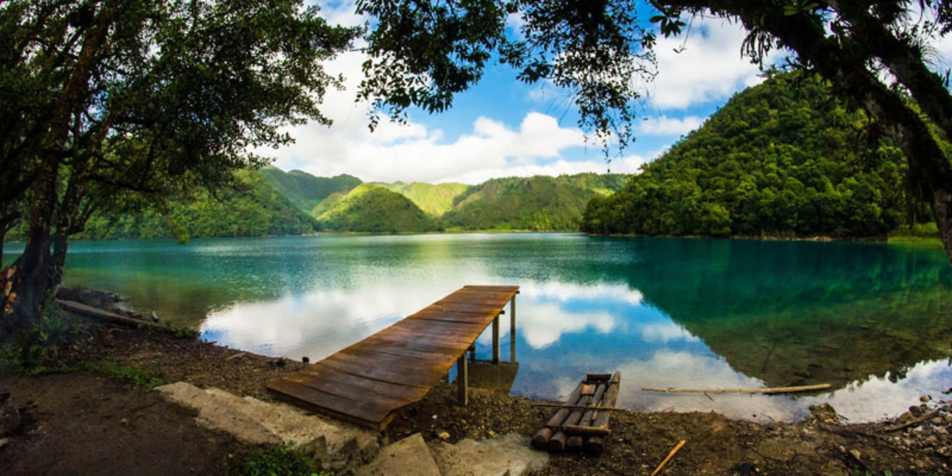 Guatemala alberga algunas de las lagunas más hermosas de Centroamérica. Estas maravillas naturales ofrecen a los visitantes la oportunidad de nadar, pescar y disfrutar del impresionante paisaje con un clima perfecto.

## Laguna Lachuá, Alta Verapaz

Laguna Lachuá también se encuentra en Alta Verapaz y es conocida por sus hermosas aguas cristalinas. Está rodeada de densa selva y es un lugar popular para viajar por Guatemala.

![foto-blog-lagunas-guatemala-lachua.png](https://cdn.travelisimo.com/foto_blog_lagunas_guatemala_lachua_da8675187e)
##### Créditos: Fotografía de La laguna Lachuá, Alta Verapaz (Skycrapercity)

---
## Laguna Ixpaco, Santa Rosa

Laguna Ixpaco se encuentra en el departamento de Santa Rosa y es conocida por ser una laguna de azufre. Su color varía entre diferentes tipos de verde. El agua tiene una profundidad de 9 metros y también es posible encontrar partes de barro que son buenas para la piel.

![foto-blog-lagunas-guatemala-ixpaco.png](https://cdn.travelisimo.com/foto_blog_lagunas_guatemala_ixpaco_b730842e20)
##### Créditos: Fotografía de una hermosa vista de la Laguna Ixpaco, Santa Rosa (FlyOver-Guatemala).

---
## Lagunas de Sepalau, Alta Verapaz

A continuación, tenemos las Lagunas de Sepalau, situadas en el departamento de Alta Verapaz. Estas se encuentran en una zona remota y son conocidas por su serena belleza. El agua es cristalina y la vegetación circundante es exuberante. Los visitantes pueden nadar, navegar en kayak o simplemente relajarse y disfrutar de la belleza natural de la zona.

![foto-blog-lagunas-guatemala-sepalau.png](https://cdn.travelisimo.com/foto_blog_lagunas_guatemala_sepalau_077af26b60)
##### Créditos: Fotografía de la belleza de la Laguna de Sepalau, Alta Verapaz (Jose Arturo).

###### ¿Quiere visitar pronto una laguna en Guatemala? Utiliza el código TOURSGUATEMALA para obtener un 10% de descuento en tu próximo viaje.

---
## Laguna de Ipala, Chiquimula

La Laguna de Ipala se encuentra en el departamento de Chiquimula y se formó dentro del cráter del volcán Ipala. Es un lugar idóneo para fotografiar y apreciar la hermosa naturaleza que nos ofrece Guatemala.

![foto-blog-lagunas-guatemala-ipala.png](https://cdn.travelisimo.com/foto_blog_lagunas_guatemala_ipala_41f48bc6c5)
##### Créditos: Fotografía de la Laguna de Ipala, Chiquimula.

---
## Laguna Lemoa, Quiché

Por último, tenemos la Laguna Lemoa, situada en Quiché. Debido al color del agua, esta laguna era conocida como el "espejo azul del cielo". Es un lugar donde también se pueden hacer excursiones a pie y alquilar canoas para navegar por la laguna. 

![foto-blog-lagunas-guatemala-lemoa.png](https://cdn.travelisimo.com/foto_blog_lagunas_guatemala_lemoa_c980bdf2e5)
##### Créditos: Fotografía de la Laguna Lemoa, Quiché.

---
Tanto si busca aguas cristalinas, una vegetación exuberante o la oportunidad de avistar una gran variedad de vida salvaje, estas cinco lagunas seguro que le impresionarán. Así que, haz las maletas, empaca bloqueador solar y viaja a Guatemala para descubrir la belleza de estos increíbles destinos.

Reserva tu próximo viaje con [Travelisimo](https://travelisimo.com/) y visita Guatemala, tenemos una opción para todas tus necesidades de viaje. Recuerda que puedes utilizar el código TOURSGUATEMALA para obtener 10% de descuento en tu próximo viaje.

