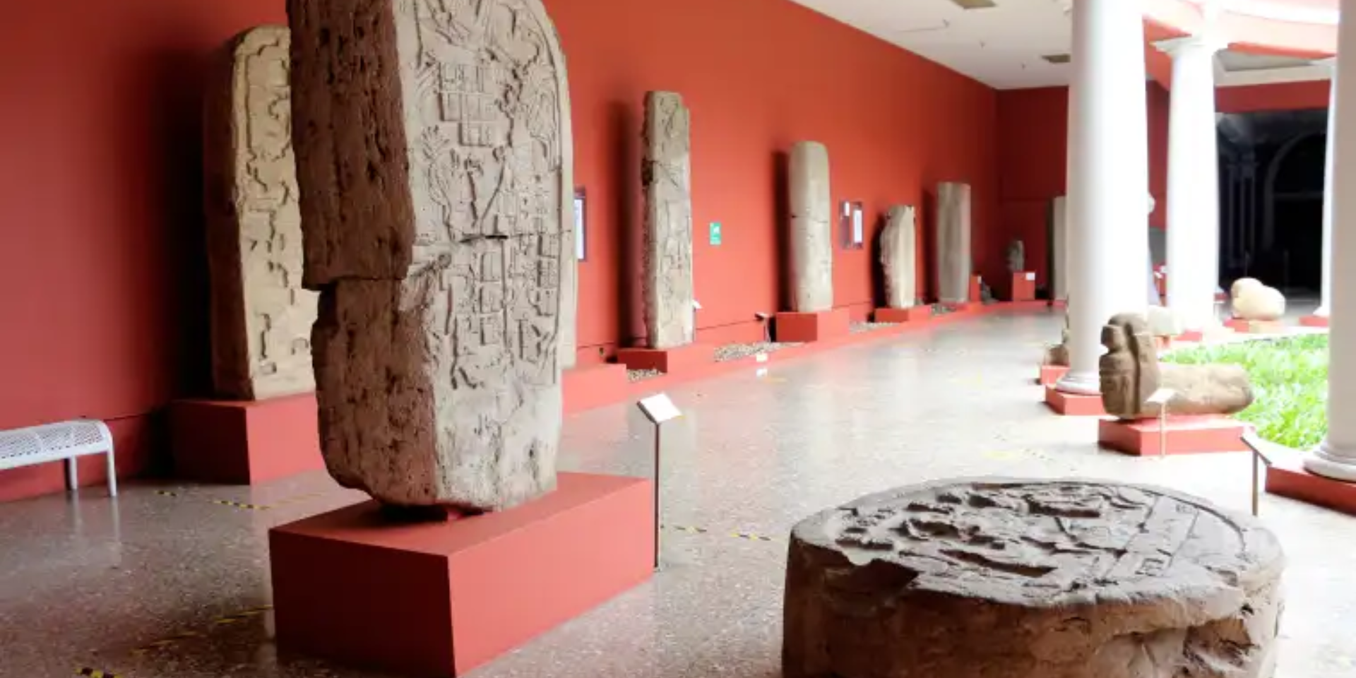 Guatemala es un país rico en cultura e historia, lo que lo convierte en un gran destino para los interesados en el arte y las actividades culturales. Hay varios museos en el país que merece la pena visitar, tanto si se viaja en familia o con amigos como si se busca algo que hacer en el tiempo libre.

![foto-cuerpo-museo-familia.png](https://cdn.travelisimo.com/foto_cuerpo_museo_familia_e2c71a9d26)
##### Créditos: Fotografía de una familia en el museo 

Uno de los mejores museos que visitar en Guatemala es el **Museo Nacional de Arqueología y Etnología**, situado en el centro histórico de Ciudad de Guatemala. Este museo alberga una colección de antiguos artefactos mayas, así como exposiciones sobre las culturas indígenas del país. El precio de la entrada es relativamente barato, lo que lo convierte en una opción estupenda para quienes no disponen de mucho presupuesto.

Otro gran museo que visitar en Guatemala es el **Museo Popol Vuh**, también situado en Ciudad de Guatemala. Este museo está dedicado al arte y la cultura del pueblo maya, y cuenta con una colección de arte maya, así como exposiciones sobre la historia y la cultura de la civilización maya. El precio de la entrada también es relativamente barato, por lo que es una gran opción para aquellos que buscan experimentar la rica cultura de Guatemala sin romper el banco.

![foto-blog-cuerpo-museos-nacional-arqueologia-etnologia.png](https://cdn.travelisimo.com/foto_blog_cuerpo_museos_nacional_arqueologia_etnologia_d44426a36d)
##### Créditos: Fotografía del Museo Nacional de Arqueología y Etnología (Guatemala.com)

---
Para los interesados en las artes, el **Teatro Nacional de Guatemala es un destino obligado**. Situado en el centro histórico, este teatro acoge una gran variedad de eventos culturales, como conciertos, obras de teatro y espectáculos de danza. El precio de la entrada varía según el evento, pero suele ser muy asequible. 

Si busca algo que hacer el fin de semana, hay varios lugares turísticos que visitar en Guatemala. Una opción es **hacer una visita guiada a Antigua, una hermosa ciudad colonial situada a las afueras de Ciudad de Guatemala**. Aquí se pueden visitar monumentos históricos, comprar en los mercados locales y disfrutar del encantador ambiente de esta ciudad histórica. Si no habla español, puede contratar a un traductor para aprovechar al máximo la visita.

![foto-blog-cuerpo-museos-teatro-nacional.png](https://cdn.travelisimo.com/foto_blog_cuerpo_museos_teatro_nacional_9579d883d9)
##### Créditos: Fotografía del Teatro Nacional de Guatemala (Prensa Libre: Hemeroteca P.)

---
Sean cuales sean sus intereses o aficiones, en Guatemala hay algo para todos los gustos. Desde museos de arte e historia hasta actividades culturales y destinos turísticos, hay muchas opciones para quienes buscan experimentar la rica cultura de este hermoso país. ¿Por qué no planea hoy mismo una visita a Guatemala? No se arrepentirá.


