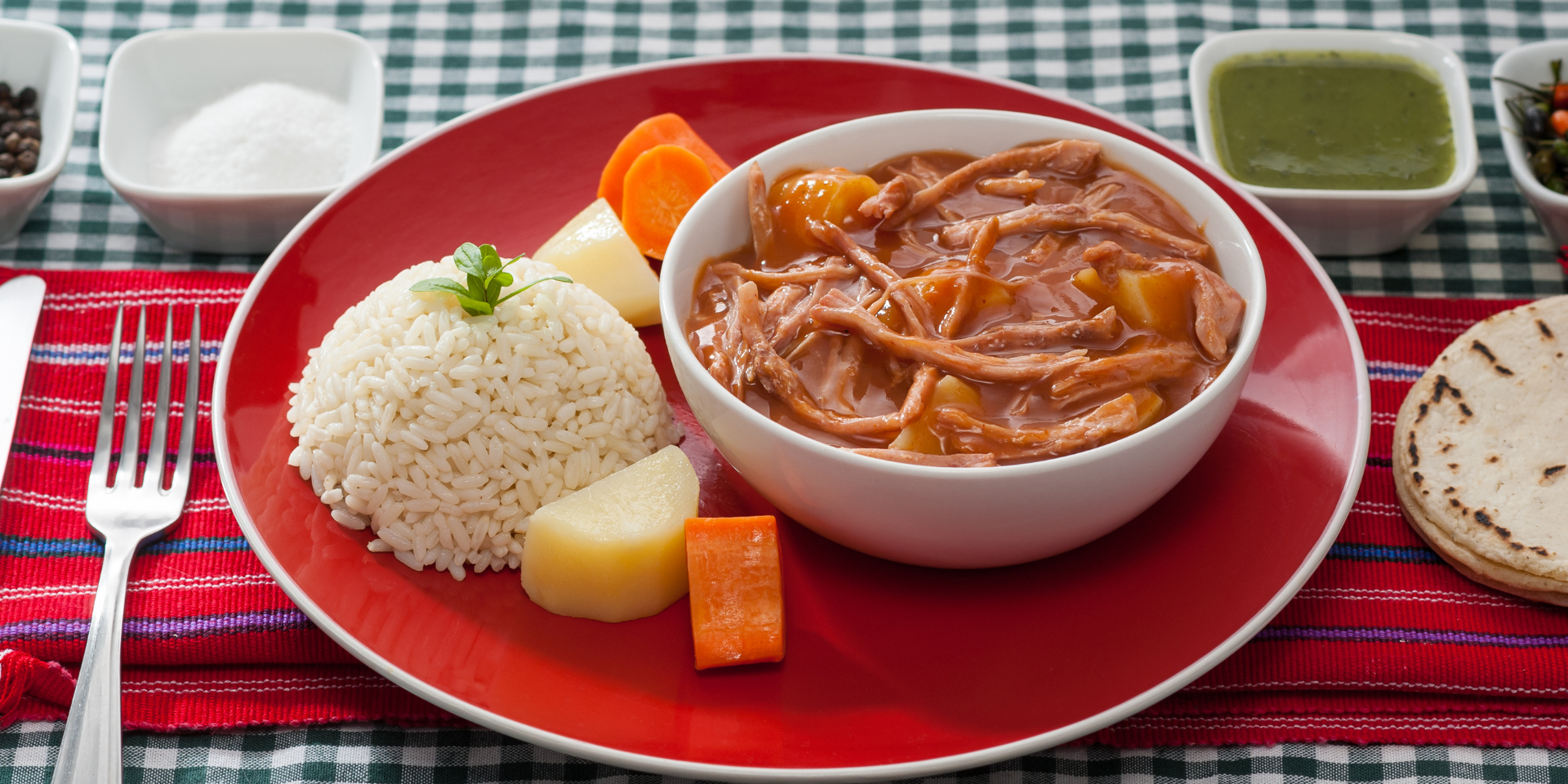 **Guatemala** es un país con una cultura rica y diversa, que se refleja en su deliciosa cocina tradicional. Si está planeando un viaje a Guatemala, sin duda querrás probar algunos de los platos locales, pero con tantas regiones para elegir, puede ser difícil decidir dónde ir.

En este blog, destacaremos algunas de las **mejores regiones de Guatemala** para probar la comida tradicional del país. 

![blog-foto-cuerpo-comida-guatemala.png](https://cdn.travelisimo.com/blog_foto_cuerpo_comida_guatemala_6ff3cb5ee5)

##### Créditos: Fotografía de un delicioso y tradicional caldo de res.

---
## Ciudad Guatemala

En primer lugar, echemos un vistazo a la capital de Guatemala. Situada en el altiplano del país, **Ciudad de Guatemala** alberga una gran variedad de platos tradicionales, como los tamales, hechos con masa de maíz y rellenos de carne, verduras o queso. Otro plato popular en la ciudad es el churrasco, una carne a la parrilla servida con diversos acompañamientos, como judías, aguacate y plátanos.

## Izabal

Si te apetece marisco, diríjete a la región costera de Izabal. Situada en la costa caribeña, **Izabal** es conocida por su delicioso marisco, que incluye una gran variedad de platos de pescado, cangrejo y langosta. Uno de los platos más populares de la región es el ceviche, una ensalada de marisco elaborada con pescado crudo, zumo de cítricos, cebolla y especias.


![blog-foto-cuerpo-comida-guatemala-izabal-pescado.png](https://cdn.travelisimo.com/blog_foto_cuerpo_comida_guatemala_izabal_pescado_7a2064f84d)

##### Créditos: Fotografía de un ceviche servido en vaso.

---
## Quetzaltenango

Otra región estupenda para probar **la comida tradicional guatemalteca** es el altiplano de **Quetzaltenango.** Situada en la parte occidental del país, Quetzaltenango es conocida por sus ricos y sabrosos platos, como el pepián, un guiso picante hecho con pollo o cerdo, verduras y una variedad de especias. 

## Alta Verapaz

Sin duda querrás visitar la región sudoriental de **Alta Verapaz.** Esta región es conocida por platos como el kak'ik, un guiso de pollo hecho con pasta de achiote y una variedad de verduras. Otro plato popular de la región son los chuchitos, pequeños tamales de maíz rellenos de carne y cocidos al vapor en hojas de maíz.

![blog-foto-cuerpo-comida-guatemala-tamal.png](https://cdn.travelisimo.com/blog_foto_cuerpo_comida_guatemala_tamal_ba70a3cfe4)

##### Créditos: Fotografía de un tradicional tamal de maíz.

---
Por último, ningún viaje a Guatemala estaría completo sin probar la deliciosa comida callejera del país. Encontrarás una gran variedad de puestos de comida callejera por todo el país, que ofrecen platos como tacos, tostadas y maíz asado. La mejor comida callejera se encuentra en la ciudad de **Antigua**, conocida por su arquitectura de estilo colonial y su deliciosa comida callejera.

Guatemala es un país con una tradición culinaria rica y diversa, y hay muchas regiones donde elegir si  quieres probar la comida tradicional del país. Tanto si te apetece marisco, platos picantes o comida callejera, en Guatemala encontrará algo a su gusto.

![blog-foto-cuerpo-comida-guatemala-tacos.png](https://cdn.travelisimo.com/blog_foto_cuerpo_comida_guatemala_tacos_dbd02d1c8c)

##### Créditos: Fotografía de un delicioso plato de tacos.

---
Si estás planeando un viaje al país, no dejes de probar su deliciosa cocina tradicional. Visita [Travelisimo](https://travelisimo.com/es) para encontrar toda la información de viaje que necesitas saber para tener una experiencia maravillosa en Guatemala.
