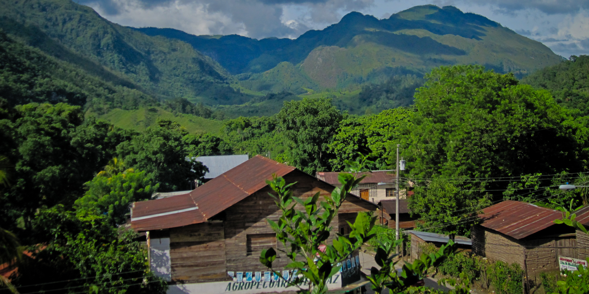 ## 3 hoteles ecológicos en Guatemala

**Los hoteles ecológicos**, también conocidos como hoteles verdes o sostenibles, toman medidas para reducir su impacto ambiental y promover la sostenibilidad. A menudo utilizan fuentes de energía renovables, conservan el agua, reducen los residuos y promueven prácticas respetuosas con el medio ambiente entre los huéspedes y el personal.

Elegir un hotel ecológico para tus próximas vacaciones o viaje de negocios tiene muchas ventajas. En primer lugar, su huella ambiental es menor que la de los hoteles tradicionales, lo que contribuye a reducir el impacto global del turismo en el planeta.

La próxima vez que planifiques unas vacaciones o un viaje de negocios, considera la posibilidad de alojarte en un hotel ecológico para retribuir al planeta y a las comunidades locales. Algunas de las opciones que puedes encontrar en [Travelisimo](https://travelisimo.com/) son:
--- 

## Eco-Hotel Mayachik

[Eco-Hotel Mayachik](https://travelisimo.com/es/guatemala/alojamiento/estadias-unicas/san-juan-la-laguna/eco-hotel-mayachik?currency=USD&country=GT&) se encuentra en San Juan la Laguna, Sololá. Ofrece a sus huéspedes conexión wi-fi, restaurante, terraza, vistas a la montaña y ambientes completamente naturales donde podrás desconectarte de la vida cotidiana y reconectarte con tu ser interior.

![foto-blog-eco-hotel-mayachik.png](https://cdn.travelisimo.com/foto_blog_eco_hotel_mayachik_4e7b8a7c16)
##### Créditos: Eco-Hotel Mayachik

---
## Eco Hotel Uxlabil

[Eco Hotel Uxlabil](https://travelisimo.com/es/guatemala/alojamiento/estadias-unicas/san-juan-la-laguna/eco-hotel-uxlabil?currency=USD&country=GT&) se encuentra frente al Lago de Atitlán en San Juan la Laguna, Sololá. Su ubicación permite un fácil acceso a los puntos de interés turístico del pueblo, como su colorido centro, sus calles con murales y el Volcán San Pedro. Ofrece a sus huéspedes restaurante, conexión wi-fi, parqueo gratuito, piscina exterior con vistas al lago y jardines.

![foto-blog-eco-hotel-uxlabil.png](https://cdn.travelisimo.com/foto_blog_eco_hotel_uxlabil_231e8c46b3)
##### Créditos: Eco-Hotel Uxlabil


###### ¿Preparado para unas vacaciones ecológicas y sostenibles? Reserva tu estancia en uno de nuestros hoteles ecológicos y recibe 10% de descuento con el código HOTELECOLOGICO10.

---
## Utopía Eco Hotel

[Utopia Eco Hotel](https://travelisimo.com/es/guatemala/alojamiento/estadias-unicas/lanquin/utopia-eco-hotel-2?currency=USD&country=GT&) está situado en Lanquín, rodeado de naturaleza y del río. Es el punto de partida perfecto para descubrir los increíbles destinos de la región. Este maravilloso hotel ofrece a sus huéspedes un restaurante vegetariano con platos internacionales, jardines, terraza, aparcamiento gratuito, parque infantil y conexión wi-fi.

![foto-blog-eco-hotel-utopia.png](https://cdn.travelisimo.com/foto_blog_eco_hotel_utopia_1186bdd65b)
##### Créditos: Eco-Hotel Utopía

--- 
En general, los hoteles ecológicos son una opción excelente para cualquiera que busque una experiencia vacacional respetuosa con el medio ambiente, auténtica y memorable. No sólo tienen una menor huella ambiental, sino que también promueven la sostenibilidad, ofrecen una experiencia única, dan prioridad a la salud y el bienestar, y apoyan a las comunidades locales.
Esto puede proporcionarte una experiencia vacacional más significativa y memorable. 

Elige tu hotel ecológico favorito y haz tu reserva en [Travelisimo](https://travelisimo.com/es/busqueda-y-consulta/opciones?banner=true) para experimentar lo mejor de la naturaleza mientras reduces tu impacto medioambiental.

![foto-blog-eco-hotel-guatemala-atitlan.png](https://cdn.travelisimo.com/foto_blog_eco_hotel_guatemala_atitlan_0917a2e505)
##### Créditos: Vista del Volcán San Pedro, Lago de Atitlán

