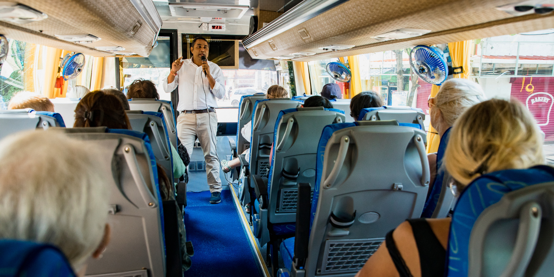 ¿Estás planeando un viaje a Guatemala y busca la mejor manera de reservar un guía turístico? No busque más. En este blog, discutiremos los principales factores a considerar al reservar un guía turístico en Guatemala, incluyendo los costos de los guías turísticos, los mejores guías turísticos para destinos específicos, y las opciones de tours privados o colectivos.

Una de las primeras cosas a tener en cuenta a la hora de reservar un guía turístico en Guatemala es el **tipo de recorrido que le interesa**. Guatemala cuenta con una amplia gama de opciones turísticas, entre las que se incluyen visitas a volcanes, visitas culturales y visitas gastronómicas. Dependiendo de sus intereses, es posible que desee buscar un guía turístico que se especializa en un tipo específico de gira.

![foto-cuerpo-blog-guia-gastronomia.png](https://cdn.travelisimo.com/foto_cuerpo_blog_guia_gastronomia_c5df1d49fa)
##### Créditos: Fotografía de un delicioso plato de hilachas.

---
Otro factor importante a tener en cuenta a la hora de contratar un guía turístico en Guatemala es el coste. **Los guías turísticos de Guatemala suelen cobrar por horas o por días**, y el coste puede variar en función del tipo de visita y del nivel de experiencia del guía. Conviene comparar precios antes de tomar una decisión.

Si estás interesado en una visita privada, quizá te interese contratar a un guía privado. Los guías turísticos privados ofrecen una experiencia más personalizada y a menudo pueden ofrecer horarios más flexibles. Sin embargo, las visitas privadas pueden ser más caras que las visitas en grupo.


![foto-cuerpo-blog-traslado-guia.png](https://cdn.travelisimo.com/foto_cuerpo_blog_traslado_guia_7a601ccc7b)
##### Créditos: Fotografía de un grupo de personas escuchando al guía turístico. 

---
Si viajas en grupo, puedes considerar la posibilidad de contratar una visita colectiva. **Los viajes colectivos suelen ser menos caros que los privados y ofrecen la oportunidad de conocer e interactuar con otros viajeros**. Sin embargo, los viajes colectivos pueden ser menos flexibles y no tan personalizados como los privados.

Cuando se trata de destinos específicos en Guatemala, existen varias opciones populares de guías turísticos. Por ejemplo, si tu estás planeando visitar Antigua, puedes desear buscar una guía turística que se especialice en viajes de esta ciudad colonial hermosa. Del mismo modo, si estás planeando un viaje a Tikal, es posible que desees buscar un guía turístico con experiencia en visitas guiadas de esta antigua ciudad maya.

![foto-cuerpo-blog-traslado.png](https://cdn.travelisimo.com/foto_cuerpo_blog_traslado_ca24070f97)
##### Créditos: Fotografía de Tikal, Petén.

---
Por último, si no hablas español, puedes plantearte contratar a un traductor privado de español. Un traductor puede ayudarle a comunicarte con tu guía y asegurarte de que aprovechas al máximo su visita.

En general, hay muchos factores a tener en cuenta a la hora de contratar un guía turístico en Guatemala. Considerando el tipo de viaje, el coste, y la experiencia de la guía, puedes asegurarte de que tendrás un viaje acertado y agradable a este país hermoso.