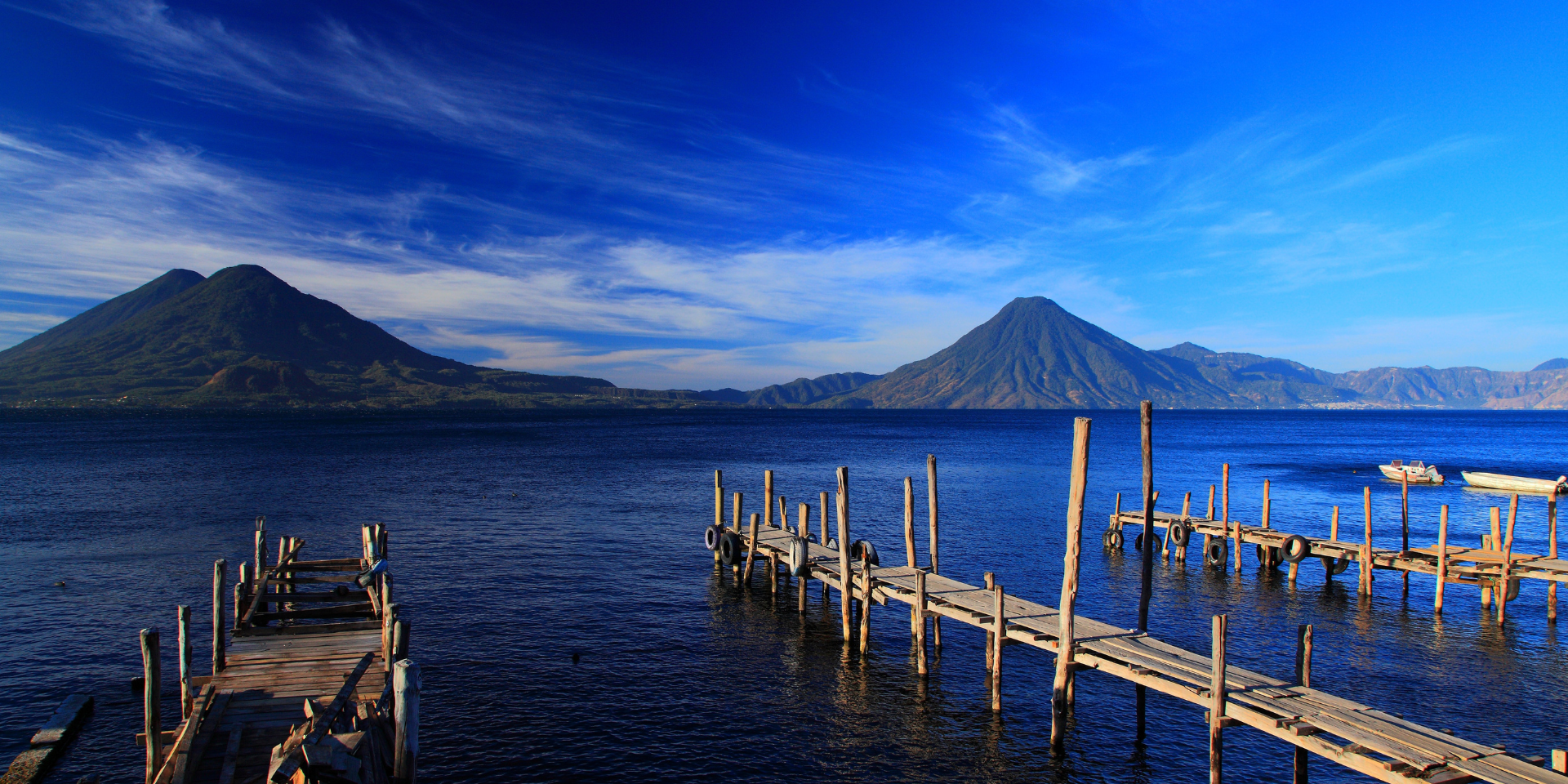 ¿Estás buscando la casa vacacional perfecta para tu viaje al Lago de Atitlán? 

¡No busques más! Los **alquileres vacacionales** te ofrecen una experiencia de viaje única y personalizada, pero es importante sopesar los pros y los contras antes de tomar una decisión. En este blog, te daremos algunos consejos útiles y consideraciones a tener en cuenta al planificar tu viaje. Ya sea que elijas un alquiler de vacaciones o un hotel, el Lago de Atitlán tiene muchas opciones para elegir y es seguro que será un destino de vacaciones divertido y memorable.

![foto-cuerpo-blog-viaje-lago-atitlan-hotel.png](https://cdn.travelisimo.com/foto_cuerpo_blog_viaje_lago_atitlan_hotel_4a96f55d80)
##### Créditos: Fotografía Hotel Atitlán 

---

## Presupuesto
Lo primero que debes de hacer es considerar cuenta tu presupuesto. Los [alquileres vacacionales](https://travelisimo.com/es/guatemala/alojamiento/casas-vacacionales?currency=USD&country=GT), como apartamentos o casas, pueden ser a menudo más económicos que los hoteles. Especialmente si viajas con un grupo grande o planeas quedarte durante un período prolongado de tiempo. Sin embargo, es importante tener en cuenta costes adicionales como los gastos de limpieza y los depósitos de seguridad.

## Comodidades
En segundo lugar, piensa en el tipo de experiencia que buscas. Los alquileres vacacionales pueden ofrecer más espacio y privacidad, así como la comodidad de una cocina, lo que puede ser ideal para familias o para quienes desean una experiencia más hogareña. Por otro lado, los hoteles suelen ofrecer servicios como piscinas, gimnasios y restaurantes, y pueden resultar más prácticos para quienes buscan una experiencia vacacional más tradicional.

###### Obten un 10% de descuento al reservar tu casa vacacional en el Lago de Atitlán utlizando el código **CASALAGO** al momento de tu compra

![foto-cuerpo-blog-viaje-lago-atitlan-presupuesto.png](https://cdn.travelisimo.com/foto_cuerpo_blog_viaje_lago_atitlan_presupuesto_af2e55a128)
##### Créditos: Fotografía de un tarro de cristal con dinero para el viaje

---

## Ubicación y Seguridad
La ubicación es un factor importante a tener en cuenta. Los alquileres vacacionales pueden encontrarse en una gran variedad de lugares, desde el centro del pueblo más famoso de Atitlán, Panajachel, hasta zonas más remotas. Por eso asegúrate de tener en cuenta la distancia a las atracciones más populares, los embarcaderos y el transporte público a la hora de elegir tu alquiler.

La seguridad también es un aspecto que es importante evaluar, especialmente cuando se reserva un alquiler vacacional. Asegúrate de leer detenidamente los comentarios e investigar la propiedad antes de reservar. También es buena idea contratar un seguro de viaje para protegerte en caso de imprevistos.

Finalmente, los alquileres vacacionales pueden ofrecerte una experiencia de viaje única y rentable, pero es importante tener en cuenta factores como el presupuesto, el tipo de experiencia, la ubicación y la seguridad a la hora de tomar una decisión. Ya sea que elijas un alquiler de vacaciones o un hotel, el Lago de Atitlán tiene muchas opciones para elegir y es seguro que será un destino de vacaciones divertido y memorable.

![foto-cuerpo-blog-viaje-lago-atitlan-venta.png](https://cdn.travelisimo.com/foto_cuerpo_blog_viaje_lago_atitlan_venta_f69adb2859)
##### Créditos: Fotografía de puestos de ventas con productos tradicionales guatemaltecos

---
## Viajar al Lago de Atitlán

Además de las diversas opciones de alojamiento disponibles, el lago de Atitlán es un destino vacacional muy solicitado por una buena razón. Está situado en las tierras altas de Guatemala, el lago de Atitlán es conocido por su impresionante belleza natural y su rica cultura maya. El lago está rodeado por tres volcanes y varios pueblos pequeños, cada uno con su propio encanto.

![foto-cuerpo-blog-viaje-lago-atitlan-vista.png](https://cdn.travelisimo.com/foto_cuerpo_blog_viaje_lago_atitlan_vista_5c03913921)
##### Créditos: Fotografía del hermoso Lago de Atitlán 

---

## ¿Qué hacer en el Lago de Atitlán?
Una de las principales atracciones del lago de Atitlán es la posibilidad de practicar actividades al aire libre como [senderismo](https://travelisimo.com/es/guatemala/actividades/tours-y-experiencias/panajachel/indian-nose-hike-rostro-maya-in-lake-atitlan-2?country=GT&), paseos en barco y observación de aves. El lago es también un lugar popular para practicar deportes acuáticos como el kayak y el surf de remo. Si lo que buscas son unas vacaciones más relajadas, en los alrededores del lago encontrarás numerosos balnearios y retiros de yoga.

Además de su belleza natural, el lago de Atitlán alberga una gran variedad de deliciosa cocina local y artesanía. Los visitantes pueden probar platos tradicionales como chuchitos y kak'ik, y comprar tejidos hechos a mano, joyas y otros productos artesanales.

###### No olvides utilizar el código **CASALAGO** para obtener un 10% de descuento en la reserva de una casa vacacional en el Lago de Atitlán con Travelisimo

![foto-cuerpo-blog-viaje-lago-atitlan-actividad.png](https://cdn.travelisimo.com/foto_cuerpo_blog_viaje_lago_atitlan_actividad_e921a4864f)
##### Créditos: Fotografía de La Casa Colibri 


---

En general, el lago Atitlán es un destino de visita obligada para los viajeros que buscan aventura, relajación e inmersión cultural. Con tanto que ver y hacer, no es de extrañar que sea una opción muy popular entre los turistas.
