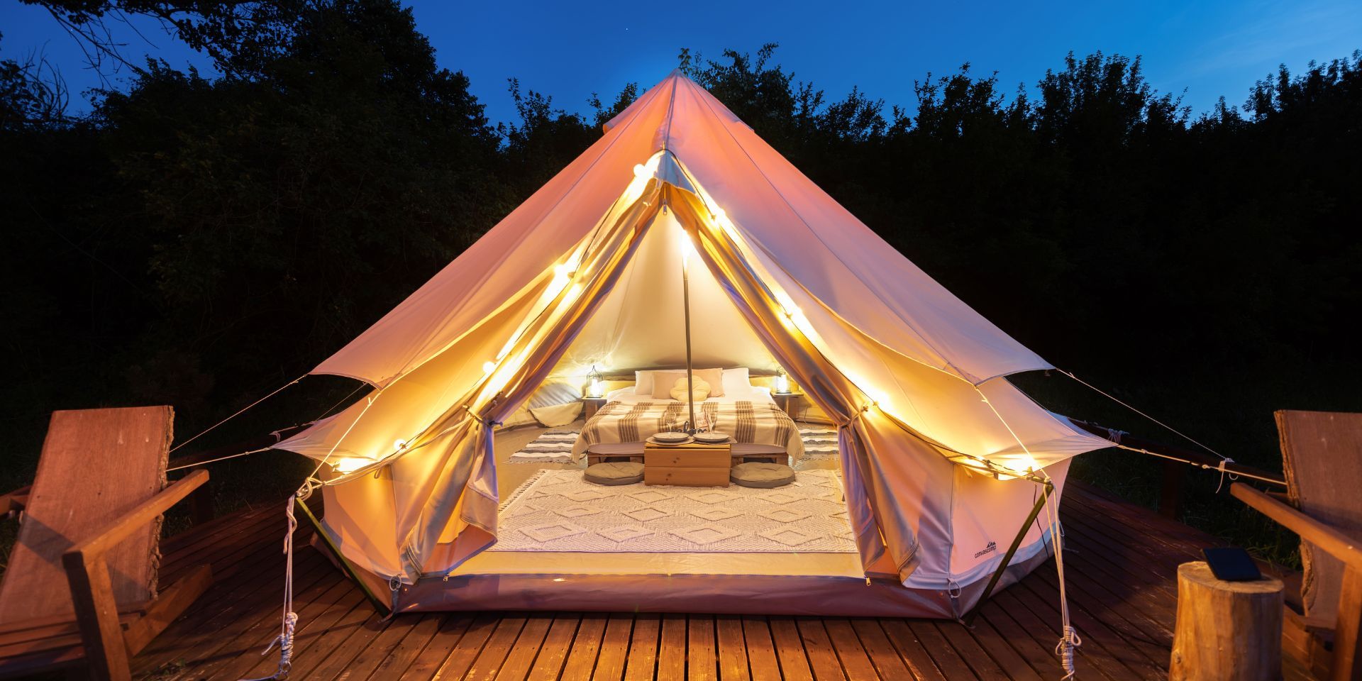 El **glamping** es una nueva tendencia que está ganando popularidad entre aquellos que buscan una experiencia de campamento única y lujosa. Combina lo mejor de ambos mundos, ofreciendo la emoción y la aventura de acampar, con el lujo y la comodidad de un hotel de alta gama.

En esta publicación, exploraremos algunas de las razones por las que el glamping se está convirtiendo en una tendencia, además de sus beneficios potenciales:

## Lujo y Confort

El glamping ofrece una experiencia de campamento con comodidades como ropa de cama lujosa, baños e incluso aire acondicionado. Esto lo convierte en una gran opción para aquellos que quieren experimentar el aire libre, pero también quieren disfrutar de los beneficios del hogar.

## Experiencia única y memorable

Esta tendencia ofrece una experiencia única y memorable que es diferente a un campamento tradicional o una estadía en un hotel. Es una escapada perfecta para aquellos que buscan algo diferente y emocionante.

![comodidad-glamping-guatemala.jpg](https://cdn.travelisimo.com/comodidad_glamping_guatemala_dbdda5f3cc)

##### Créditos: Mujer en un día de glamping

---

## Respetuoso con el medio ambiente

El glamping también es una opción ecológica ya que promueve las actividades al aire libre y el **ecoturismo**, además de ayudar a reducir la huella de carbono de las estancias en hoteles tradicionales. Es importante destacar que elegir una opción **eco-amigable** es una elección responsable y sostenible tanto para el medio ambiente como para la comunidad local.

###### Usa el código TOURSGUATEMALA para obtener un 10% de descuento al reservar cualquiera de los tours de Guatemala con Travelisimo.

## Genial para familias y parejas

Es ideal para familias y parejas que buscan unas vacaciones divertidas y memorables. Ofrece la oportunidad de pasar tiempo de calidad juntos, mientras disfrutan de la belleza natural del aire libre.

¿Buscas una experiencia de campamento única? ¡No busque más! Usa el código GLAM10 al finalizar la compra para obtener un 10 % de descuento en tu próxima aventura de glamping.

![glamping-para-familias-guatemala.jpg](https://cdn.travelisimo.com/glamping_para_familias_guatemala_265e24d0ac)

##### Créditos: Familia en un día de glamping

---

## Opción económica

El glamping también es una opción rentable en comparación con los hoteles tradicionales, ya que ofrece el lujo de un hotel de alta gama a una fracción del costo. Por lo general, ofrece la oportunidad de estar cerca de la naturaleza y ese beneficio es inigualable.

En conclusión, ofrece una experiencia única y memorable, perfecta para familias, parejas y cualquiera que busque unas **vacaciones ecológicas** divertidas. Con su creciente popularidad, cada vez aparecen más sitios de glamping en todo el mundo, lo que hace que sea accesible para todos experimentar el lujo del **glamping**.

¿Estás listo para la experiencia glamping? Haz tu reserva con [Travelisimo](https://travelisimo.com/es/), todas tus necesidades de viaje en un solo lugar. ¡Recuerda usar el código GLAM10 para obtener un 10% de descuento en tu reserva!