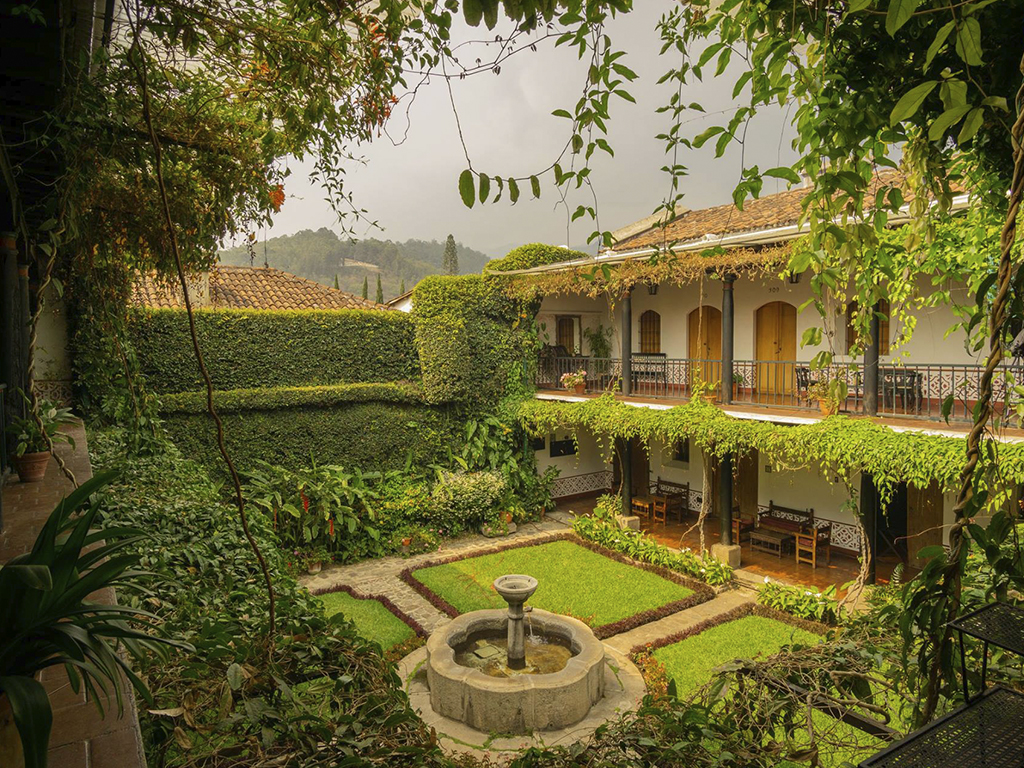 Hotel colonial y lujoso a media cuadra del arco  - 1