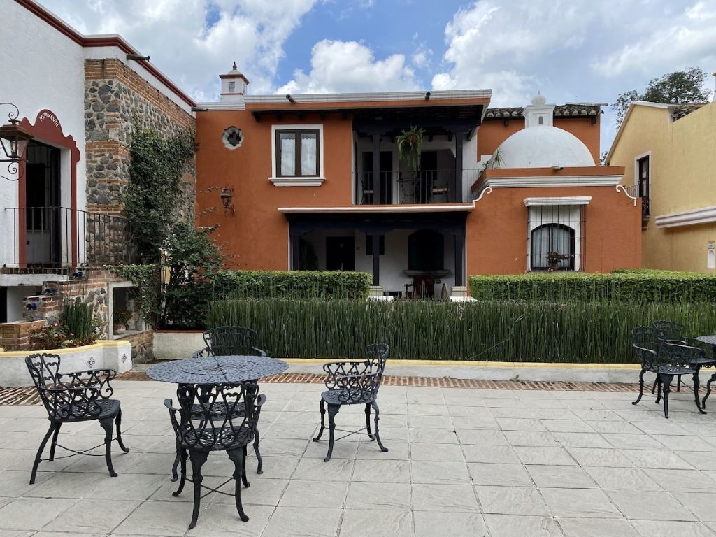 Villas with gardens, terraces, pool & restaurant. - 3