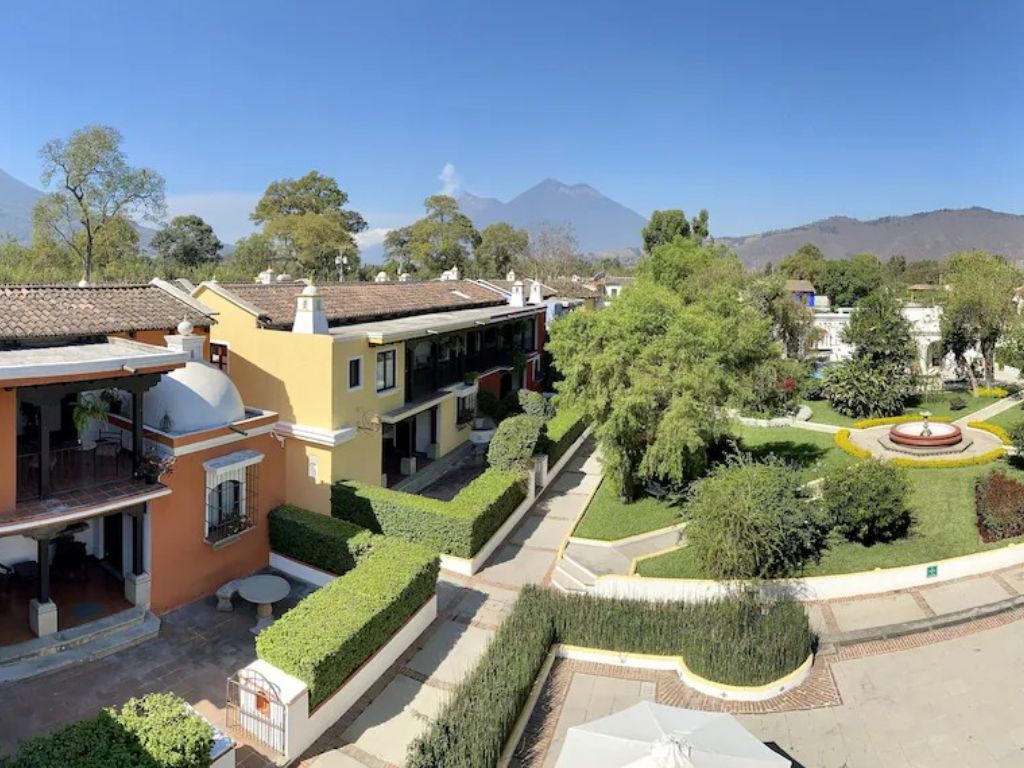Villas with gardens, terraces, pool & restaurant. - 4