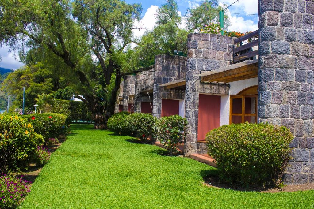 Charming lakeside hotel in Central Panajachel - 4