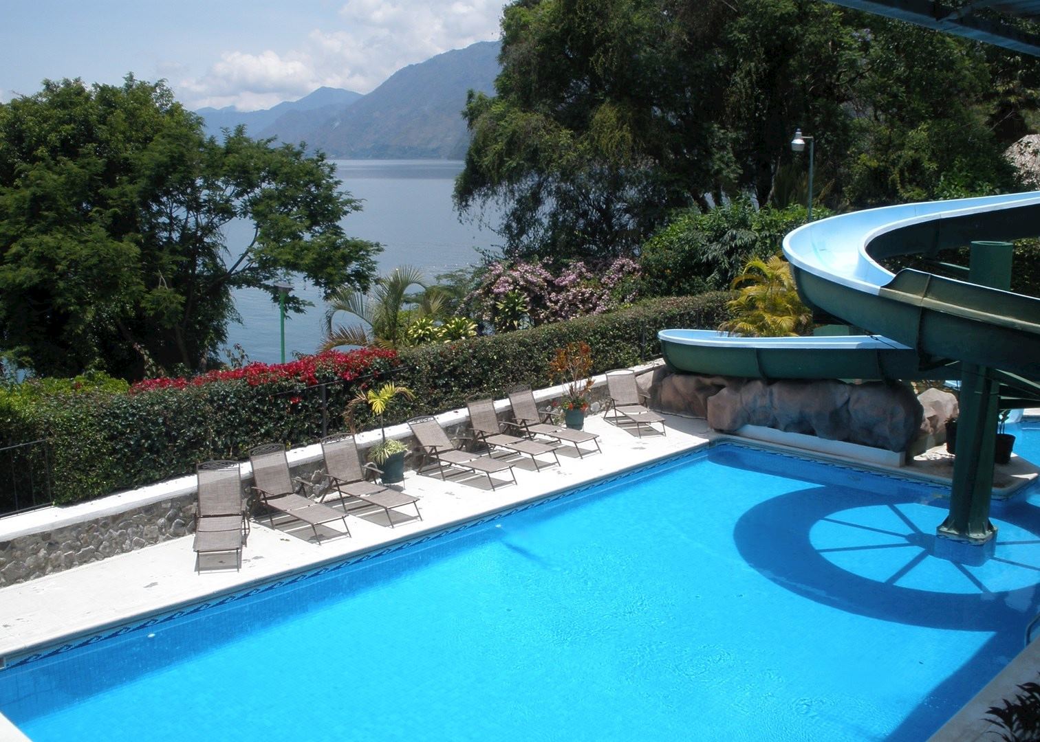 Charming lakeside hotel in Central Panajachel - 2